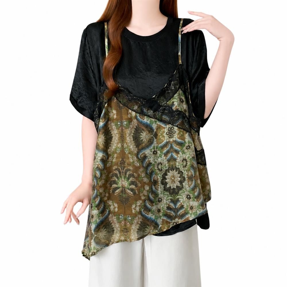 　　　 ◆◇◆売れている秘密◆◇◆ 【お洒落な重ね着風】シックな黒の半袖Tシャツに、華やかなエスニック調プリントのキャミソールを重ねたような重ね着風 トップスです。上品な光沢感となめらかなドレープ感のあるアセテート ブラウス生地を使用し、1枚で簡単にトレンド感のある大人のレイヤードスタイルが完成します。 【優れた体型カバー】ゆったりとしたシルエットが気になる二の腕やお腹まわりを自然にカバーする体型カバー Tシャツです。締め付け感のないリラックスした着心地でありながら、胸元のレース使いが女性らしさを引き立て、すっきりとした縦ラインを強調して着痩せ効果も期待できるゆったり カットソーです。 【涼やかで快適な着心地】通気性と吸湿性に優れた肌触りの良い素材を採用した夏 カジュアル トップスです。汗ばむ季節でも肌に張り付かず、いつでもサラサラとした快適な着用感をキープします。デイリーユースからお出かけ、旅行まで、幅広いシーンで大活躍するレディース 半袖 シャツです。 【こだわり抜いた品質】丁寧な縫製と細部までこだわったデザインが光るフェイクレイヤード トップスです。シワになりにくい シャツ素材を使用しているため、ご自宅でのイージーケアが可能です。洗濯後も型崩れしにくく、美しいシルエットとドレープ感を長くキープできるため、デイリーに気兼ねなく使えます。 【豊富なサイズ展開】ゆったり着こなせる大きいサイズ レディース向けのデザインで、幅広い体型の方に美しくフィットします。カジュアルなデニムからきれいめのワイドパンツまで、どんなボトムスとも相性のプルオーバー 半袖です。自分へのご褒美にはもちろん、大切な方へのプレゼントにも最適です。 　　　◆◇◆注意事項◆◇◆ご覧のモニターの環境、撮影環境により実物と色味が異なって見える場合がございます。湿った状態で他のものと擦り合わせると色が移る恐れがあります。濃色品の洗濯時は、白色、淡色と分けて洗ってください。説明 【上品な重ね着風デザイン】一枚で手軽にこなれ感を演出できるフェイクレイヤード トップスです。シックな黒のレディース 半袖 カットソーに、美しいエスニック柄のプリント キャミソールをドッキング。胸元の繊細なレースが上品な女性らしさを引き立て、お出かけを華やかに彩ります。 【美しい体型カバー効果】ゆったりとしたシルエットで自然に体型をカバーする大きいサイズ トップスです。お腹周りや二の腕をさりげなく隠してくれるデザインで、着痩せ効果も期待できます。サラッとした肌触りの良い生地を使用しており、汗ばむ季節でもベタつかずに快適な着用感をキープします。 【忙しい朝も即コーディネート】コーディネートに悩まない重ね着風 チュニックです。これ一枚を着用するだけで、重ね着コーデが完成するため、忙しい朝の時短アイテムとして大活躍します。デニムパンツやワイドパンツなど、様々なボトムスと相性が良く、デイリーの通学や通勤に重宝します。 【さらりと快適な素材】のあるしなやかな素材を使用したレディース 半袖シャツです。シルクのような滑らかな肌触りと美しいドレープ感があり、上品な印象を与えます。シワになりにくくお手入れも簡単なので、旅行先での着替え用としても最適で、いつでも清潔感のある着こなしが保てます。 【幅広いサイズ展開と贈り物に】多様な体型の方にフィットする体型カバー 半袖シャツです。ゆとりあるデザインでリラックスして着用できるため、ご自身用はもちろん、ご家族やご友人へのプレゼントにも喜ばれます。カジュアルからフェミニンまで、幅広い年代の方のおしゃれを優しくサポートします。
