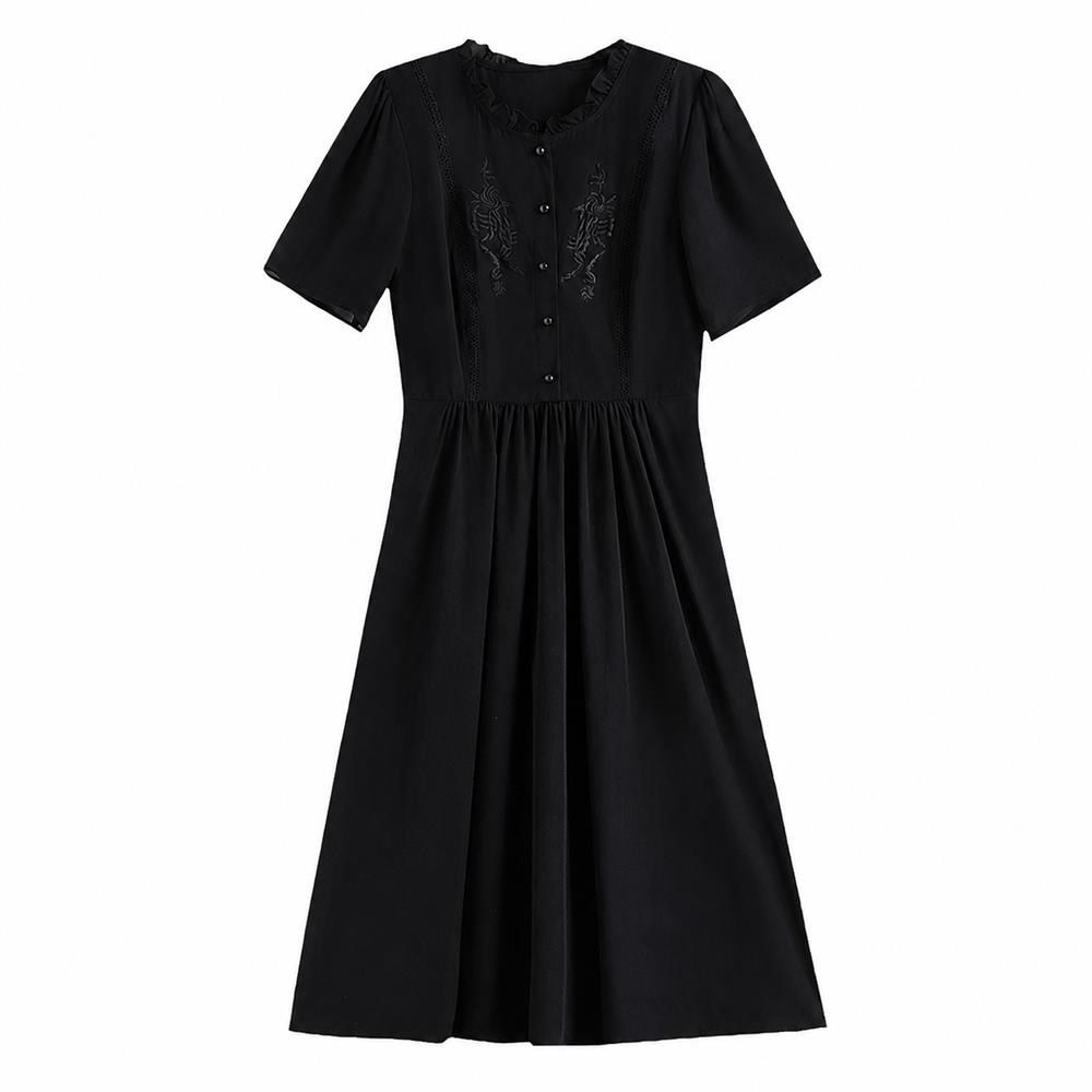 　　　 ◆◇◆売れている秘密◆◇◆ 【上品な刺繍デザイン】デコルテを美しく見せる繊細な刺繍ワンピースは、クラシカルなフリル襟が大人可愛い雰囲気を演出します。シックな黒ワンピースでありながら、シアー感のある半袖デザインが涼しげな印象を与え、軽やかなAラインワンピースのシルエットが女性らしい華やかさを引き立てます。 【着痩せ＆美シルエット】高めの位置でシェイプされたウエストラインが脚長効果を発揮し、自然にスタイルアップが叶う着痩せワンピースです。ふんわり広がるロングワンピースの裾が気になる体型をカバーします。さらに、実用的なサイドポケット付きで、レディースワンピースとしての機能性もです。 【快適な着心地と多用途】さらりとした軽い肌触りで、汗ばむ季節も爽やかに過ごせる夏ワンピースです。お出かけやデートにはもちろん、上品なディテールが光るきれいめワンピースなので、オフィスや学校行事にも大活躍します。この半袖ワンピース一枚で、涼しさと品のある大人の上品さを同時に叶えます。 【丁寧な仕立てと簡単お手入れ】胸元のボタンや細かいステッチなど、細部までこだわり抜いて仕立てたなロング丈ワンピースです。型崩れしにくく、シワになりにくい素材を採用しているため、ご自宅で簡単にお手入れが可能です。いつでも清潔感をキープできるので、毎日のカジュアルワンピースとしても重宝します。 【幅広いサイズとギフトに最適】体型を選ばずに美しく着こなせるゆったりワンピースは、豊富なサイズ展開でどなたでも快適に着用できる大きいサイズワンピースです。奥様やご友人への誕生日プレゼントや母の日の贈り物にもおすすめの婦人服ワンピースで、幅広い年代の女性に喜ばれる上品な一着となっています。 　　　◆◇◆注意事項◆◇◆ご覧のモニターの環境、撮影環境により実物と色味が異なって見える場合がございます。湿った状態で他のものと擦り合わせると色が移る恐れがあります。濃色品の洗濯時は、白色、淡色と分けて洗ってください。説明 【上品な刺繍デザイン】胸元に施された美しい刺繍と上品なフリル襟が、顔回りを華やかに演出する刺繍ワンピースです。ほんのり透け感のあるシアーな袖が涼しげな印象を与え、シックな黒地が大人のエレガンスを引き立てます。軽やかで肌触りの良い素材を使用し、暑い夏でも爽やかに過ごせる半袖ワンピースとしてお楽しみいただけます。 【美シルエットと着痩せ効果】高めのウエスト切り替えとギャザーが、自然な体型カバーを叶えるAラインワンピースです。気になるお腹周りやヒップをふんわり隠しつつ、縦のラインを強調してすっきりとしたスリム見せを叶えます。ゆったりとした着心地でありながら、スマートな印象を与える大きいサイズ ワンピースをお探しの方にも最適です。 【実用的なポケット付き】両サイドには小物をさっと収納できる便利なポケットが施されており、デザイン性だけでなく機能性もなロングワンピースです。フロントのボタンが程よいアクセントになり、着脱もスムーズに行えます。お出かけからちょっとしたお買い物まで、日常に寄り添うカジュアルワンピースとして大活躍します。 【丁寧な仕立てと簡単ケア】細部まで丁寧に仕上げられた縫製で、上品な質感が長持ちする夏用ワンピースです。シワになりにくくお手入れが簡単なポリエステル系素材を採用しており、忙しい毎日でも気軽に着用いただけます。日常の洗濯でも型崩れしにくいため、いつでも清潔で美しい状態をキープできるレディース ワンピースです。 【幅広いシーンとギフトに】落ち着いたデザインなので、通勤や休日のお出かけはもちろん、食事会などにも重宝するきれいめワンピースです。幅広い年代の方に似合う上品なデザインは、母の日や大切な方へのプレゼントとしても喜ばれます。1枚でコーディネートが完成するお呼ばれワンピースとして、特別な日を特別を彩るワンピース毎日を華麗に彩るお呼ばれワンピースです。