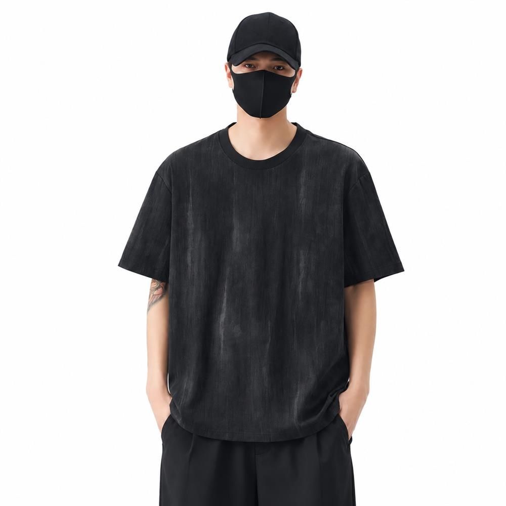 　　　 ◆◇◆売れている秘密◆◇◆ 【トレンドのドロップショルダー】程よく肩が落ちたドロップショルダー tシャツは、ルーズなシルエットでトレンド感溢れる着こなしを叶えます。ヴィンテージ感のある独特な風合いとメンズ 半袖 tシャツならではの男らしい雰囲気が融合し、シンプルながらもおしゃれでこなれた大人のストリートスタイルを演出します。 【驚きの接触冷感と通気性】肌に触れた瞬間にひんやりと感じる接触冷感 tシャツは、汗ばむ季節でも快適さをキープします。通気性に優れた薄手の夏用 メンズ トップスなので、熱がこもりにくくサラッとした肌触りが持続。暑い夏のお出かけやレジャーシーンでも涼しい 半袖シャツとして大活躍する機能的な一枚です。 【極上の着心地と着回し力】首元がよれにくい定番のクルーネック tシャツは、どんなボトムスとも相性です。締め付け感のないゆったり tシャツデザインなので、デイリーユースからアクティブな休日まで幅広く活躍。ストレスフリーな着心地のカジュアル 半袖は、ワードローブに何枚あっても困らない必須アイテムです。 【高い耐久性とお手入れ簡単】型崩れしにくく頑丈な縫製を施したおしゃれ メンズtシャツは、ご自宅の洗濯機で丸洗い可能です。シワになりにくく乾きやすい素材を採用しているため、デイリーのお手入れも手間いらず。毎日でも着たくなる丈夫さと、上品な風合いが長持ちするなカットソー 半袖に仕上げました。 【幅広い層におすすめ＆ギフトにも】シンプルなデザインのティーシャツ メンズは、10代から40代まで幅広い年代の男性にフィットします。恋人へのプレゼントや、ご家族へのギフトとしても喜ばれる無地 半袖tシャツです。ストリート系 トップスとして女性がオーバーサイズで着用するユニセックスな着こなしもおすすめです。 　　　◆◇◆注意事項◆◇◆ご覧のモニターの環境、撮影環境により実物と色味が異なって見える場合がございます。湿った状態で他のものと擦り合わせると色が移る恐れがあります。濃色品の洗濯時は、白色、淡色と分けて洗ってください。説明 【トレンド感溢れるデザイン】ドロップショルダーを採用したシルエットが、今っぽい抜け感を演出する半袖tシャツメンズです。落ち着いたヴィンテージ調の風合いとトレンド感のあるルーズなサイズ感で、一枚でサマになるかっこいいデザインに仕上がっています。 【驚きの接触冷感機能】肌に触れた瞬間に心地よいひんやり感を提供する接触冷感インナー仕様の薄手夏服メンズです。優れた通気性と吸汗速乾性を兼ね備えており、汗ばむ季節でもベタつきにくく、常にサラサラとしたドライな着用感をキープします。 【極上の着心地と快適性】肌触りが柔らかく快適な着心地のtシャツメンズ半袖は、普段使いからレジャーまで幅広く活躍します。締め付け感のないゆったりとした丸首デザインで、首元をすっきりと見せながらもストレスフリーな着用体験をお届けします。 【優れた耐久性とお手入れ】丁寧な縫製技術により、繰り返しの洗濯でも型崩れしにくい耐久性の高いメンズtシャツです。色落ちもしにくく、毎日のホームクリーニングが簡単に行えるため、常に清潔感のあるお洒落なスタイルを維持できます。 【幅広いスタイリングとギフト】豊富なサイズ展開で多様な体型に対応し、カジュアルからストリートまで様々なコーデに馴染むおしゃれカジュアルtシャツです。誕生日プレゼントや父の日のギフトなど、大切な方への実用的な贈り物としても喜ばれる贈り物としても最適です。