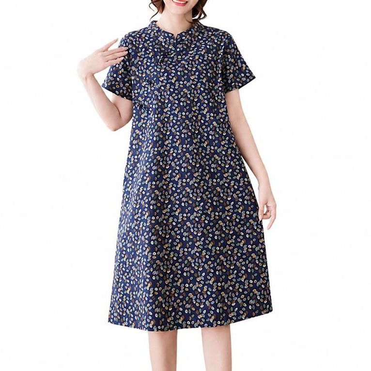 　　　 ◆◇◆売れている秘密◆◇◆ 【上品なレトロデザイン】美しい総柄プリントが目を引くチャイナ風ワンピースは、クラシカルな立ち襟デザインを取り入れ、都会的でモダンな印象を与えます。ナチュラルな風合いの綿ワンピースは、落ち着いた色合いで大人の上品さを演出し、デイリーのお出かけから旅行まで様々なシーンを華やかに彩ります。 【体型カバーを叶えるシルエット】ふんわりと広がるAラインワンピースは、気になるボディラインを自然にカバーします。締め付け感のないゆったりとした着心地のカジュアルワンピースなので、体型を気にせずリラックスできます。風通しも良く、夏の暑い日でも涼しく快適に着用できる一着です。 【爽やかで快適な肌触り】肌に優しい天然素材を使用した綿ワンピースは、優れた通気性と吸湿性を備えており、汗ばむ季節でも快適さが持続します。軽やかな半袖ワンピース仕様で、お散歩や買い物、家の中でのリラックスタイムなど、汗をかきやすい夏ワンピースとして毎日の生活に寄り添い、優しく体を包み込みます。 【丁寧な仕立てとお手入れのしやすさ】細部まで丁寧に縫製されたレトロワンピースは、洗濯を繰り返しても型崩れしにくく、長くご愛用いただけます。日常使いに便利な綿ワンピースは、自宅で簡単に手洗いまたは洗濯機で洗えるため、いつでも清潔感を保てます。忙しい現代女性のライフスタイルにぴったりの一枚です。 【幅広い年代に愛されるデザイン】シンプルながらも個性的な花柄ワンピースは、20代から50代以上の幅広い年齢層の女性に似合います。上品な印象を与える夏ワンピースは、お友達や母の日のプレゼントにも最適です。スニーカーやサンダル、フラットシューズとも相性が良く、簡単にコーディネートが完成します。 　　　◆◇◆注意事項◆◇◆ご覧のモニターの環境、撮影環境により実物と色味が異なって見える場合がございます。湿った状態で他のものと擦り合わせると色が移る恐れがあります。濃色品の洗濯時は、白色、淡色と分けて洗ってください。説明 【上品なレトロデザイン】美しい総柄プリントとクラシカルな立ち襟が魅力のチャイナ風ワンピースです。落ち着いた色合いに小柄が映え、大人の上品さを引き立てます。広がりすぎないAラインワンピースのシルエットが、女性らしく美しいボディラインを演出する一着です。 【体型カバーを叶えるAライン】ゆったりとした着心地でありながら、スマートに見せるチャイナドレス改良モデルです。気になるお腹周りやヒップを自然にカバーするカジュアルワンピース仕様で、締め付け感がなく一日中快適に過ごせます。着痩せ効果を狙いたい方にもおすすめの綿ワンピースです。 【涼やかで快適な肌触り】肌に優しいな綿素材を使用した半袖ワンピースです。通気性と吸湿性に優れており、汗ばむ季節でもサラッとした快適な着用感をキープします。普段のお出かけはもちろん、旅行やリゾート地での散策など、夏の様々なシーンで大活躍する涼しいレディースドレスです。 【丁寧な仕立てと簡単お手入れ】細部まで丁寧に縫製された耐久性の高いレトロワンピースです。型崩れしにくく、ご自宅でのお洗濯も簡単なのでデイリー使いに最適です。伝統的なチャイナボタンのデザインがアクセントになり、シンプルながらも個性とを感じさせる細部へのこだわりが光ります。 【幅広い年代に愛されるデザイン】ナチュラルな森ガールワンピースの雰囲気とモダンな中華風デザインが融合し、幅広い年齢層の女性にお使いいただけます。ご自分へのご褒美にはもちろん、母の日や誕生日などのプレゼントにも喜ばれます。お好みのサンダルやバッグを合わせて様々な着こなしをお楽しみください。