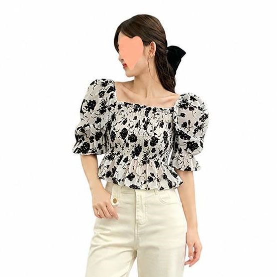 　　　 ◆◇◆売れている秘密◆◇◆ 【上品なVネックデザイン】デコルテラインを美しく見せるVネックトップスは、大人可愛い雰囲気を演出するレディースシャツです。滑らかでシアー感のあるシフォンブラウスの質感が、爽やかでエレガントな印象を与え、カジュアルからきれいめスタイルまで幅広く活躍するおしゃれな一枚です。 【自然な体型カバー】ウエストのドローコードでシルエットを自由に調節できるウエストマークトップスです。お腹周りやお尻をさりげなく隠す体型カバーブラウスなので、着痩せ効果も。ゆったりとした着心地ながら、メリハリのある美しいボディラインを見せる半袖シャツに仕上げました。 【爽やかな着用感】軽やかで通気性に優れた夏用レディースカットソーは、汗ばむ季節もサラリと快適に過ごせます。上品なオフィスカジュアルブラウスとして通勤時はもちろん、普段使いの半袖プルオーバーとしても快適で、オン?オフ問わずデイリーユースに大活躍する万能アイテムです。 【お手入れ簡単な防シワ加工】シワになりにくく速乾性の高いシフォンシャツです。お洗濯後もアイロンがけが不要なノンアイロンブラウス仕様なので、忙しい朝にも手軽に着用いただけます。美しいドレープを保つ落ち感トップスは、型崩れしにくく、丁寧な縫製で長くご愛用いただけます。 【幅広い年代に対応＆ギフトにも】上品で落ち着いたデザインの婦人服トップスは、20代から50代まで幅広い年齢層の女性におすすめです。デニムやスラックスと相性なプルオーバーシャツは、母の日や誕生日などの特別なプレゼントにも最適。ゆったりTシャツ感覚で楽に美しく着こなせます。 　　　◆◇◆注意事項◆◇◆ご覧のモニターの環境、撮影環境により実物と色味が異なって見える場合がございます。湿った状態で他のものと擦り合わせると色が移る恐れがあります。濃色品の洗濯時は、白色、淡色と分けて洗ってください。説明 【華やかなフレンチスタイル】上品な花柄プリントをあしらったレディース シフォン ブラウスは、女性らしさを引き立てる美しいデザインです。ふんわりとしたパフスリーブ トップスが二の腕をカバーし、柔らかいシフォン素材が軽やかで爽やかな印象を与えます。お出かけが楽しくなるフェミニンな一着です。 【着痩せ＆スタイルアップ】デコルテを美しく見せるスクエアネック シャツは、小顔効果も期待できます。このシャーリング ブラウスは伸縮性のあるハイウエスト設計を採用しており、お腹周りをすっきりと見せ、脚長効果もです。メリハリのある美しいボディラインを演出します。 【涼やかで快適な着心地】通気性に優れたシフォン生地を使用した夏用 ブラウスは、汗ばむ季節でもサラッとした快適な肌触りが続きます。この半袖 トップスは軽やかな風合いで締め付け感がなく、デイリーユースからアクティブな休日まで一日中ストレスフリーに過ごせます。 【お手入れ簡単＆高い耐久性】シワになりにくいな素材を採用した花柄 半袖 シャツは、ご家庭での洗濯やお手入れも簡単です。型崩れしにくく丁寧な縫製で作られているため、お気に入りの上品なパフスリーブ ブラウスとして、長く綺麗な状態でご愛用いただけます。 【着回し力の万能アイテム】トレンドのショート丈 トップスは、ハイウエストのデニムやスカートと相性です。カジュアルな普段着としてはもちろん、デートやオフィス、旅行など様々なシーンに活躍します。大切な方へのプレゼントにも喜ばれるおしゃれなブラウスです。