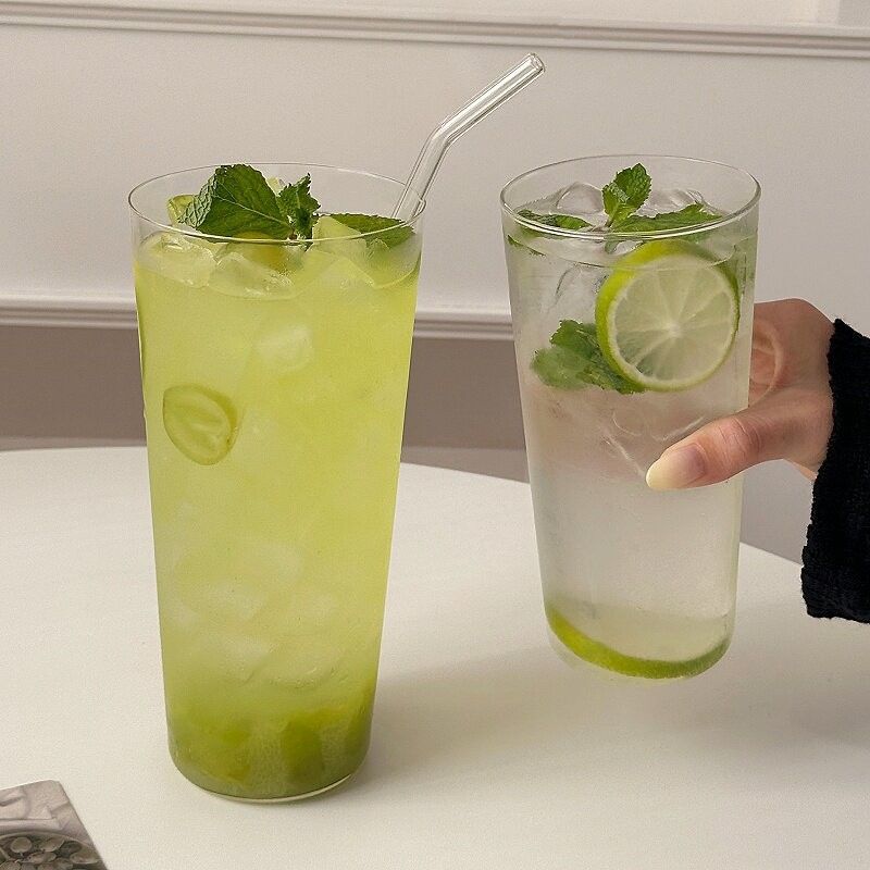 　　　 ◆◇◆売れている秘密◆◇◆ 【美しいクリアデザイン】透明度の高い高ホウケイ酸ガラスを採用したおしゃれな耐熱ガラスコップです。極薄でスタイリッシュなフォルムが、注いだドリンクをより美しく演出します。シンプルでされたクリアカップは、お部屋のインテリアやテーブルコーディネートにも自然に溶け込み、日常を特別に彩ります。 【優れた耐熱性と多機能性】急激な温度変化にも強い耐熱グラスは、冷たいアイスコーヒーから温かい淹れたてのお茶まで、これ一つで幅広く楽しめます。割れにくい高耐久のガラス製ドリンクカップなので、夏場の冷たいアイスティーはもちろん、冬場のホットドリンク用グラスとしても1年中大活躍します。 【の使いやすさと大容量】たっぷり入る大容量コップなので、何度も飲み物を注ぎ足す手間が省けます。広口のガラス製タンブラー設計は、大きな氷やカットフルーツ、レモンなども入れやすく、自家製フルーツティーやアイスカフェラテを作る際にも最適。ストローが差し込みやすいのも毎日の嬉しいポイントです。 【お手入れ簡単でいつも清潔】底までしっかり手が届く広口設計の透明コップなので、使用後のスポンジ洗いもラクラクです。ガラス素材のタンブラーグラスは色移りや匂い移りがしにくく、コーヒーや紅茶を頻繁に飲む方でも、簡単な水洗いだけで常にピカピカで清潔な状態を維持することができます。 【幅広いシーン＆ギフトに最適】ご自宅でのリラックスタイム用コーヒーカップとしてはもちろん、オフィス用のウォーターグラスや、来客時のおもてなしジュースカップとしても重宝します。シンプルで美しいデザインの耐熱タンブラーは、お誕生日プレゼントや引っ越し祝い、大切な方へのプチギフトにもおすすめです。 　　　◆◇◆注意事項◆◇◆ご覧のモニターの環境、撮影環境により実物と色味が異なって見える場合がございます。湿った状態で他のものと擦り合わせると色が移る恐れがあります。濃色品の洗濯時は、白色、淡色と分けて洗ってください。説明 【美しい透明感のデザイン】透き通るような高い透明度を誇るおしゃれなガラスコップです。シンプルなデザインで、注いだジュースやフルーツティーの色鮮やかさを美しく引き立てます。涼しげな雰囲気を演出するこのガラスタンブラーは、毎日のテーブルコーディネートを上品に彩ります。 【優れた耐熱性と耐久性】な耐熱ガラスを採用したガラスカップです。急激な温度変化にも強く、冷たいアイスコーヒーから温かいお茶まで幅広く対応できます。季節を問わず一年中大活躍するグラスカップで、割れにくく日常使いにも安心な優れた耐久性を備えています。 【たっぷり入る大容量サイズ】一度にたくさんの飲み物を楽しめる大容量コップです。氷をたっぷり入れた冷たいドリンクや、レモン水、アイスラテなどを楽しむのに最適なサイズ感です。何度も飲み物を注ぎ足す手間が省けるため、デスクワークやリラックスタイムのお供に最適です。 【お手入れ簡単でいつも清潔】広口設計を採用した耐熱コップなので、底まで手が届きやすく、スポンジできれいに手洗いできます。汚れや臭いが残りにくく、毎日のお手入れが非常にスムーズです。常に清潔な状態をキープできるため、ご家族皆様で安心してお使いいただけます。 【幅広いシーンやギフトに最適】ご自宅での日常使いはもちろん、オフィスやおもてなしの席にもぴったりな水コップです。カフェのようなおしゃれな雰囲気を演出できるため、新築祝いや引越し祝い、誕生日などのギフトとしても喜ばれます。どなたでも使いやすいシンプルなグラスです。