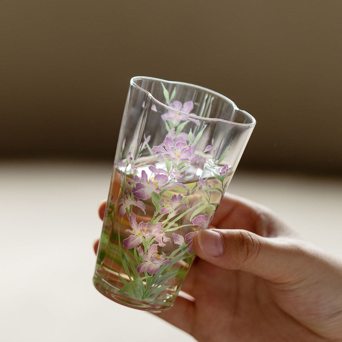 Nartoostonの湯呑み ガラス コップ おしゃれ 輪花 アヤメ 菖蒲 花柄 硝子 カップ 中国茶器 品茗杯 レトロ モダン 煎茶碗 来客用 女性 普段使い ティーカップ ミニグラス 和風 ギフト 140ml｜アングル2