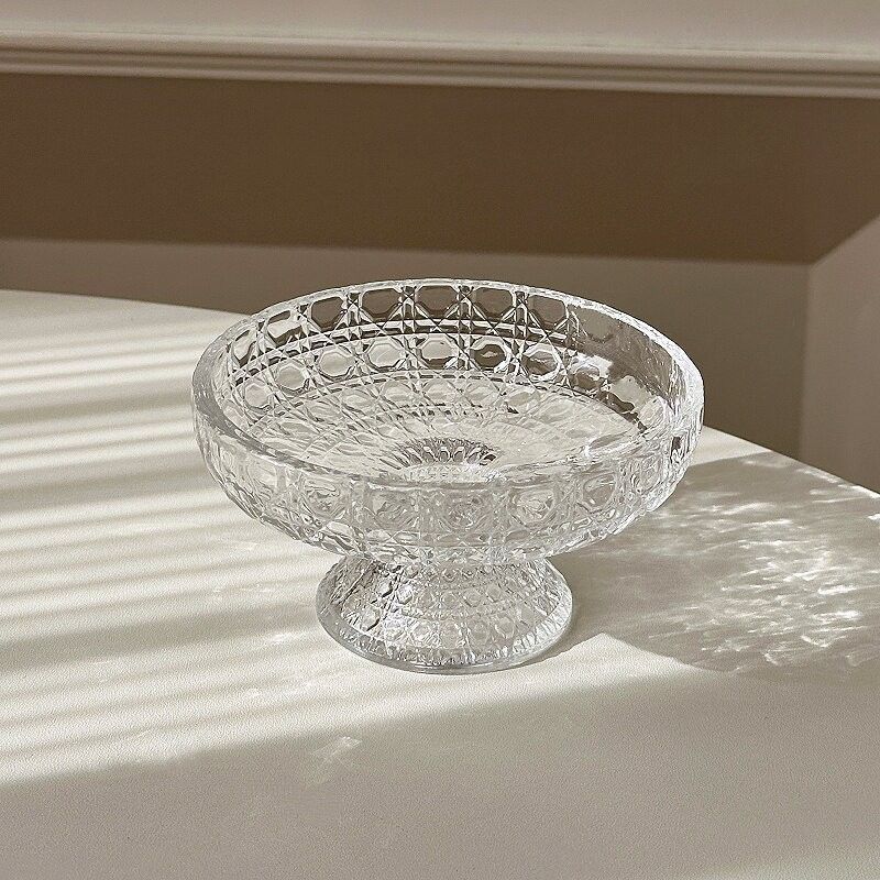 　　　 ◆◇◆売れている秘密◆◇◆ 【美しい宝石カット】キラキラと光を反射する宝石のような立体的なカットが施されたガラス コンポート皿です。光が差し込むとお部屋の中に美しい輝きを放ち、いつもの食卓を華やかに演出します。上品なガラス 食器 おしゃれなデザインは、置くだけでインテリアとしても美しく調和し、贅沢な空間を創り出します。 【料理を引き立てる高脚デザイン】安定感のある高脚が上品な高脚 デザートカップは、盛り付けたフルーツやスイーツを一気に格上げします。深さがあるため、フルーツボウル ガラス器としても、お菓子入れ ガラスとしても最適です。日常の食事からパーティーまで、テーブルに立体的な美しさを演出します。 【おうちカフェを贅沢に楽しむ】手になじみやすいサイズ感のガラス デザートカップは、毎日の朝食フルーツや午後のおやつタイムに心地よさをもたらします。冷たいスイーツを盛り付けるだけで、アイスクリームボウルとしてカフェにいるような贅沢な時間を自宅で味わえ、日々の暮らしに癒しを提供します。 【厚みのある丈夫なガラス素材】適度な厚みと重量感を持つな高脚 ガラスボウルは、耐久性に優れており、日常使いでも傷がつきにくい仕様です。汚れが落ちやすくお手入れも簡単で、いつでも衛生的にご使用いただけます。安定性の高い底面構造により、滑りにくく安心してお使いいただける信頼の品質です。 【大切な方へのギフトやインテリアに】美しいデザインのコンポート ガラス皿は、結婚祝いや新築祝い、お誕生日などのプレゼントにも大変喜ばれます。また、食器としてだけでなく、お気に入りのアクセサリーを飾る小物入れ ガラススタンドとしても、お部屋の雰囲気をワンランク高めてくれます。 　　　◆◇◆注意事項◆◇◆ご覧のモニターの環境、撮影環境により実物と色味が異なって見える場合がございます。湿った状態で他のものと擦り合わせると色が移る恐れがあります。濃色品の洗濯時は、白色、淡色と分けて洗ってください。説明 【華やかな宝石カット】光を美しく反射するレトロなカットが施されたガラスボウルです。きらきらと輝くガラスコンポートは、テーブルに置くだけでホテルのような贅沢な空間を演出します。上品な透明感があり、盛り付けた料理や果物をより一層美味しそうに引き立てるおしゃれなフルーツ皿です。 【多目的に使える万能サイズ】朝食のヨーグルトやカットフルーツを入れるフルーツボウルとしてだけでなく、おやつタイムのデザートカップやお菓子入れとしても大活躍。深さがあるため、こぼれにくく、毎日の食卓からホームパーティーまで幅広いシーンで活躍する便利なガラス食器です。 【特別なひとときを演出】この脚付きデザートボウルにお好みのスイーツをのせるだけで、自宅にいながら簡単におしゃれなカフェ気分を味わえます。アイスクリームカップやプリンカップとして使えば、休日のおうちカフェタイムがもっと特別で心温まる癒やしの時間へと変わります。 【安定感のある高台設計】程よい重みと安定感のある高台皿仕様になっており、倒れにくく安心してお使いいただけます。ガラスの質感が美しく、汚れも落ちやすいためお手入れも簡単です。日常使いに最適な耐久性と美しさを兼ね備え、長く愛用していただける上質な仕上がりです。 【大切な方へのギフトにも】されたデザインのガラス器は、新築祝いや結婚祝い、お誕生日などのプレゼントにも大変喜ばれます。食品だけでなく、お気に入りのアクセサリーや鍵を置く小物入れ?インテリア雑貨として玄関やドレッサーに飾るのもおすすめな、実用性と美しさを備えた逸品です。