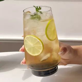　　　 ◆◇◆売れている秘密◆◇◆ 【されたモダンデザイン】ブラックベースの低脚デザインがおしゃれなグラスコップです。クリアなガラスとシックな黒い台座のコントラストが、テーブルの上をワンランク上のモダンな空間へと演出します。シンプルながらも個性が光るデザインは、置くだけでインテリアのアクセントになります。 【多彩なドリンクに対応】こちらのジュースグラスは、お好みのコールドドリンクに最適な冷飲用グラスです。爽快なモヒートグラスやアイスコーヒーグラスとしてはもちろん、彩り豊かなフルーツジュースやモックテルにもぴったり。日々のリラックスタイムからホームパーティーまで幅広く活躍します。 【おうちカフェを贅沢に】程よい重みと安定感のある低脚タンブラーは、手になじみやすく持ちやすい形状です。透き通るガラスが氷の涼しげな音やドリンクの美しい色彩を引き立て、いつもの一杯をおしゃれなカフェで楽しんでいるかのような特別なひとときへと変えてくれます。 【日常使いしやすい品質】耐久性に優れたガラス素材を使用し、丁寧な仕上がりのなガラスカップです。広口設計のため、氷や大きめのフルーツも入れやすく、使用後のスポンジ洗いも簡単で衛生的にお使いいただけます。普段使いとして毎日のお食事や晩酌にも気兼ねなくご使用いただけます。 【大切な方へのギフトにも】されたビジュアルの北欧風デザインコップは、ご自身へのご褒美にはもちろん、お誕生日や新生活祝い、結婚記念日のプレゼントにも喜ばれる逸品です。デザイン性にこだわりを持つ方や、丁寧な暮らしを送りたい大切なあの人へ贈る特別なギフトに最適です。 　　　◆◇◆注意事項◆◇◆ご覧のモニターの環境、撮影環境により実物と色味が異なって見える場合がございます。湿った状態で他のものと擦り合わせると色が移る恐れがあります。濃色品の洗濯時は、白色、淡色と分けて洗ってください。説明 【モダンなデザイン】シックな黒色の土台がおしゃれなグラスの透明感を引き立てます。北欧風やインテリア風のデザイングラスは、ドリンクを注ぐだけでテーブルが一気に華やかになります。おうちにいながらカフェのような特別感を演出できる美しいガラスコップです。 【多彩なコールドドリンクに】透明度が高く美しいジュースグラスは、素材の色を鮮やかに再現します。冷たいアイスコーヒーや爽やかなモヒートグラスとしてはもちろん、毎日の果汁ジュースや炭酸飲料にも最適です。この冷飲杯を使うだけで、普段の飲み物がワンランク上の味わいに感じられます。 【安定感のある低重心】特徴的な短い脚付きグラスのデザインは、重心が低く倒れにくいため、安心してお使いいただけます。手にしっかりとフィットする形状のカフェグラスは、読書やデスクワークのお供にもぴったり。心地よいサイズ感で、毎日のリラックスタイムを豊かに彩るガラスコップです。 【上質な質感と実用性】適度な厚みがある頑丈なガラスコップなので、日常使いでも長くご愛用いただけます。滑らかな口当たりに仕上げたおしゃれなグラスは、飲み物の風味を損ないません。広口設計でお手入れも簡単なデザイングラスは、手洗いしやすく、いつでも清潔に保つことができます。 【ギフトや来客用に最適】上品でユニークな雰囲気を醸し出すジュースグラスは、新築祝いや結婚祝い、誕生日などのプレゼントにも大変喜ばれます。お友達を招いたホームパーティーや大切な来客時にこのカフェグラスでおもてなしすれば、センスの良いおもてなし空間を演出できます。