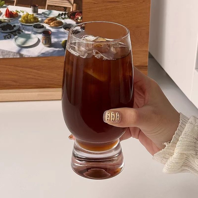 　　　 ◆◇◆売れている秘密◆◇◆ 【おしゃれな北欧風デザイン】丸みを帯びたぽってりとしたフォルムが可愛らしいデザイングラス。透明度の高いガラスを使用しており、飲み物の色合いを美しく引き立てます。フレンチカントリー調のシンプルなガラスコップは、置くだけでテーブルコーディネートをワンランク上の華やかな雰囲気に演出します。 【多用途に使える万能グラス】安定感のある厚めの底が特徴のタンブラー。アイスコーヒーや冷たい牛乳、フレッシュジュースなど、日常のあらゆる冷たい飲み物用グラスとして大活躍します。ぽってりとした大容量サイズなので、氷をたっぷり入れたドリンクも溢れにくく、最後まで美味しく楽しめます。 【おうちカフェの気分】手になじむ心地よいフィット感で、毎日のカフェタイムをより特別にするカフェ風グラス。朝の目覚めの一杯から、午後のリラックスタイムのお供まで、心地よく寄り添います。インスタ映えするかわいいシルエットのコーヒーカップで、自宅にいながら本格的なカフェ気分を味わえます。 【お手入れ簡単で優れた耐久性】しっかりとした肉厚設計のガラス製コップ。耐久性に優れた頑丈な作りで、日常使いにも安心です。広口設計を採用しているため、スポンジが奥まで届きやすく、手洗いがスムーズで行えます。汚れが落ちやすく衛生的に保てるため、毎日のお手入れも手間がかかりません。 【大切な方へのギフトにも最適】シンプルで性別や年齢を問わず愛されるおしゃれなグラス。新築祝いや引越し祝い、誕生日プレゼントなどの贈り物として喜ばれる逸品です。日常使いはもちろん、来客時のおもてなし用食器としても重宝する、暮らしの質を高めてくれるモダンなデザートカップです。 　　　◆◇◆注意事項◆◇◆ご覧のモニターの環境、撮影環境により実物と色味が異なって見える場合がございます。湿った状態で他のものと擦り合わせると色が移る恐れがあります。濃色品の洗濯時は、白色、淡色と分けて洗ってください。説明 【お洒落な北欧風デザイン】ぽってりとした丸みのあるフォルムが愛らしい北欧風のお洒落なガラスコップです。フレンチレトロな雰囲気漂うユニークなシルエットは、テーブルの上にあるだけで空間を華やかに彩り、毎日のティータイムやカフェタイムをインスタ映えする特別な時間へと演出します。 【多用途に使えるガラスコップ】このガラスカップは、毎朝の牛乳コップやカフェオレ用のコーヒーカップ、午後のリラックスタイムのジュースコップなど、幅広い飲み物に対応しています。透明度の高いクリアガラスなので、注いだドリンクのグラデーションや色彩を美しく引き立てます。 【持ちやすさと安定感の追求】コップの底部には厚みを持たせることで、優れた安定感を実現しました。ぷっくりとした大肚デザインは手になじみやすく、しっかりとホールドできる心地よい使用感を提供します。氷をたっぷり入れた冷たい麦茶や冷たいアイスコーヒーにも最適です。 【日常使いに安心の耐久性】しっかりとした質感のガラス素材を使用しており、傷がつきにくく普段使いにぴったりな冷飲用コップです。広口設計を採用しているため、スポンジが奥まで届きやすく手洗いが簡単で、いつでも衛生的に清潔な状態をキープしてご愛用いただけます。 【大切な方へのギフトにも最適】シンプルでありながら個性が光るデザインのグラスは、おうちカフェを楽しみたい方へのプレゼントにぴったりです。新築祝いや結婚祝い、誕生日のギフトとして、センスの良いお洒落な食器やキッチン雑貨を贈りたいときにも大変喜ばれる贈り物としてお届けできます。