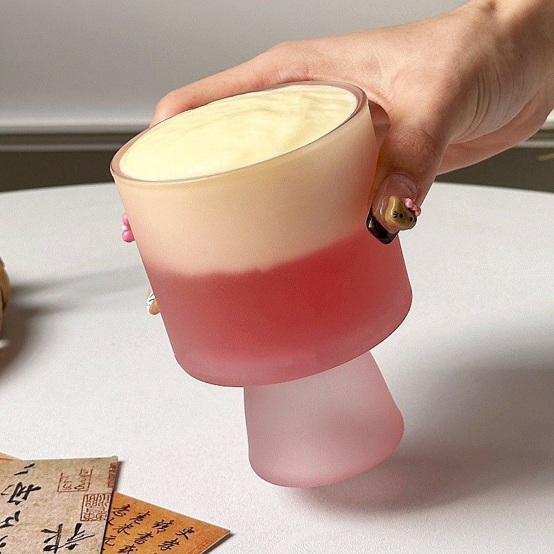 　　　 ◆◇◆売れている秘密◆◇◆ 【華やかな桃色デザイン】上品なグラデーションとマットな質感が魅力のピンク グラスです。された脚付きグラスのデザインは、テーブルに置くだけで華やかな雰囲気を演出し、おしゃれなカフェにいるかのような贅沢な気分を味わえます。淡いピンクの色彩が、毎日のテーブルコーディネートをワンランク格上げします。 【多彩な用途で大活躍】日常の水分補給用のかわいい グラスとしてはもちろん、ジュースやアイスコーヒーを入れるカフェカップとしても最適です。さらに、パフェやゼリーを盛り付けるデザートカップとしてもお使いいただけます。このおしゃれ グラス一つで、様々なドリンクや手作りスイーツに対応可能です。 【至福のティータイムを演出】手にしっくりと馴染む形状で、持ちやすさと安定感を兼ね備えたガラスコップです。おうちカフェを楽しむ休日のひとときや、来客時のおもてなしにも大活躍。SNS映えする高見えデザインのガラスグラスは、何気ない日常のドリンクタイムを特別で癒やしに満ちた時間へと変えてくれます。 【優れた耐久性とお手入れのしやすさ】しっかりとした厚みがあるなガラス コップなので、安定感があり日常使いに最適です。広口設計を採用しているため、スポンジで奥までしっかりと洗いやすく、お手入れも非常に簡単です。汚れや臭いが移りにくい衛生的な素材で、いつでも清潔に美味しいドリンクを楽しめます。 【大切な方へのギフトにも】女性への誕生日プレゼントや新築祝い、結婚祝いなどの贈り物にぴったりのピンク コップです。実用性とデザイン性を兼ね備えており、新生活を始める方へのギフトとしても大変喜ばれます。毎日の食卓を彩るインテリアとしても映える、大人かわいい水コップをぜひお楽しみください。 　　　◆◇◆注意事項◆◇◆ご覧のモニターの環境、撮影環境により実物と色味が異なって見える場合がございます。湿った状態で他のものと擦り合わせると色が移る恐れがあります。濃色品の洗濯時は、白色、淡色と分けて洗ってください。説明 【華やかなデザイン】かわいらしいピンク色のグラデーションが目を引く、おしゃれなピンクガラスコップです。すりガラスのような優しい質感と高脚のレトロなフォルムが、テーブルの上をいっきに華やかに演出します。置くだけで絵になる美しい高見えグラスで、日々のテーブルコーディネートをワンランクアップさせましょう。 【多用途な機能性】冷たいドリンクだけでなく、様々なメニューに使えるデザートカップです。ほどよい容量と安定感のある土台を備えており、毎日の水分補給用の水コップとしてはもちろん、お家カフェの本格的なジュースグラスとしても大活躍。フロートやパフェ、ヨーグルトを盛り付けるのにもぴったりな多目的カップです。 【極上の使用体験】手になじみやすく持ちやすい形状にこだわった高脚グラスです。ガラス製ならではの適度な重みがあり、飲むときや置くときもしっかりとした安定感を感じられます。口当たりの良いなめらかな縁仕上げで、お気に入りの冷たい飲み物やコーヒーを飲む時間がより快適で贅沢なひとときに変わります。 【優れた品質とお手入れ】なガラス素材を使用し、細部まで丁寧に仕上げられた耐摩耗性に優れたお洒落グラスです。汚れが落としやすく、使用後のお手入れも簡単で衛生的。日常使いでも傷がつきにくく、美しい透明感と柔らかな桃色の色彩を長く保つことができるため、お気に入りとして長くご愛用いただけます。 【大切な方へのギフトに】毎日の食卓を彩る実用的なインテリアとしても映えるかわいいコップです。ご自身へのご褒美にはもちろん、お誕生日や新築祝い、母の日や引越し祝いなど、大切な女性へのギフトにも喜ばれる素敵なグラスです。おうちでのリラックスタイムや、お友達を招いたティータイムを彩ります。