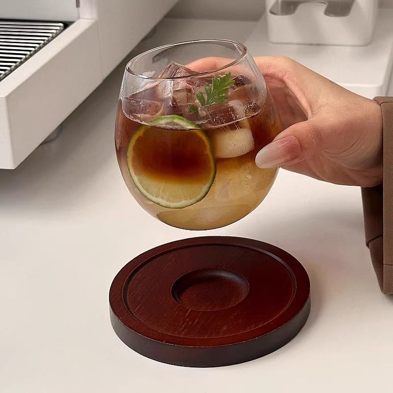 　　　 ◆◇◆売れている秘密◆◇◆ 【おしゃれなデザイングラス】丸みのあるコロンとしたフォルムが愛らしい、インスタ映え間違いなしのガラスコップです。光を美しく反射する透明感のあるガラス素材を使用しており、テーブルに置くだけでインテリアとしても映えます。おうちカフェをワンランクアップさせるされたモダンなデザインです。 【ユニークなゆらゆらグラス】底が丸く設計されており、倒れそうで倒れないユニークな動きが楽しめるウイスキーグラスです。セットの木製コースターの凹みにぴったりフィットし、安定して置くことも可能です。普段の晩酌タイムがもっと楽しくなり、会話も弾むこと間違いなしのロックグラスです。 【心地よいカフェ風グラス】手にしっくりと馴染む丸い形状で、持ちやすさと口当たりの良さを実現したラテカップです。まろやかなラテや冷たい果汁ジュース、牛乳などを注げば、自宅がおしゃれなカフェのような空間に早変わり。毎日のほっと一息つくリラックスタイムに最適な逸品です。 【上質な透明感と木製コースター】滑らかな表面仕上げで汚れが落ちやすく、お手入れが簡単な耐久性のあるガラスカップです。温かみのある天然木を使用した専用コースターが付属しており、テーブルの結露を防ぎながらをプラスします。細部まで丁寧に仕上げられた品質の高さが魅力です。 【大切な方へのプレゼント用グラス】男女問わず使いやすいシンプルかつ上品な佇まいで、ご自宅用はもちろん、新築祝いや結婚祝い、誕生日などのギフト用食器としても喜ばれます。お酒好きな方へのウイスキーカップとして、またお茶を楽しむおしゃれなコップとして、幅広くご愛用いただけます。 　　　◆◇◆注意事項◆◇◆ご覧のモニターの環境、撮影環境により実物と色味が異なって見える場合がございます。湿った状態で他のものと擦り合わせると色が移る恐れがあります。濃色品の洗濯時は、白色、淡色と分けて洗ってください。説明 【おしゃれなカフェ風デザイン】丸みのある可愛いフォルムが特徴のラテグラスは、置くだけでテーブルがおしゃれな空間に早変わり。透明度の高いガラスコップは飲み物の美しさを引き立て、おうちで簡単にSNS映えするカフェのようなティータイムを演出できる魅力的なガラスタンブラーです。 【ユニークなゆらゆらグラス】底が丸く設計されており、優しく揺れるユニークな仕様のゆらゆらグラスです。セットの木製コースターに置くことでしっかりと安定し、倒れる心配がなく使えます。お好みのドリンクを揺らしながら香りや色の変化を楽しむ、贅沢なリラックスタイムに最適なコースター付きグラスです。 【多用途に使える万能コップ】手のひらに心地よくフィットする丸い形のコーヒーグラスは、カフェラテや冷たいジュース、牛乳など毎日の飲み物に大活躍します。夜には氷を入れて楽しむウィスキーグラスやブランデーグラスとしても最適で、これ一つで朝の朝食から夜の晩酌まで幅広く活躍するガラスコップです。 【上質な質感と簡単なお手入れ】丁寧に作られたガラスコップは、口当たりの良い滑らかな飲み口が特徴で、飲み物の味わいを引き立てます。広口設計になっているため、大きな丸氷も簡単に入り、使用後のスポンジ洗いもスムーズで手入れが簡単です。耐久性も備えており、長く愛用できるおしゃれなガラスタンブラーです。 【ギフトや来客用にぴったり】木製コースターとガラスコップのセットは、自宅用にはもちろん、新築祝いや引越し祝い、誕生日などのプレゼントにも喜ばれます。来客時のおもてなし用コーヒーグラスとしても上品な印象を与え、カフェ風インテリアが好きな方や、おしゃれな食器ギフトをお探しの方に最適です。