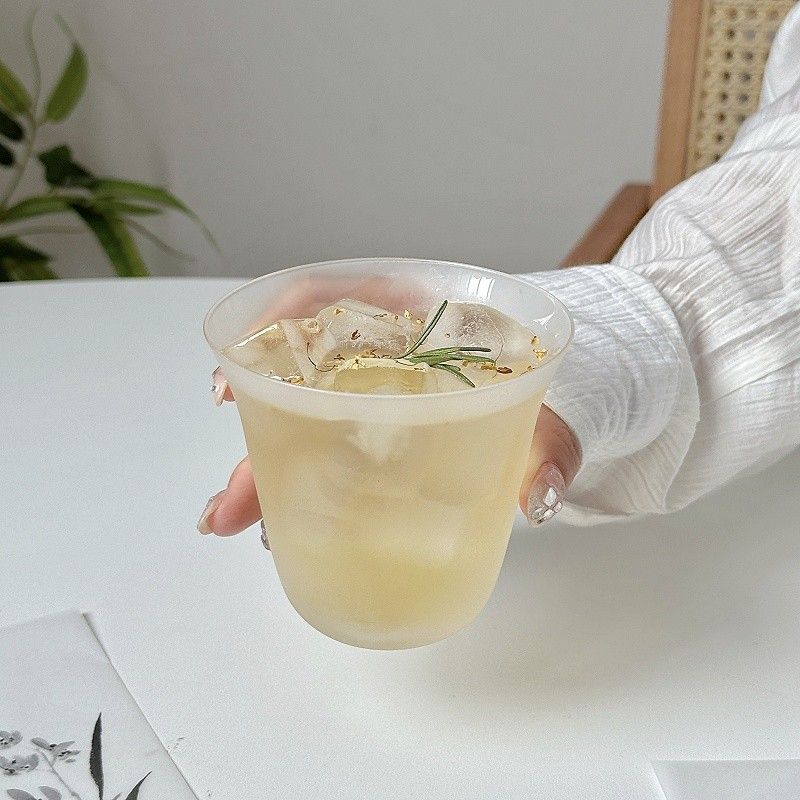 　　　 ◆◇◆売れている秘密◆◇◆ 【された和モダンデザイン】上品なすりガラスの質感が美しいガラスコップです。広がる喇叭口（ラッパ口）のフォルムがテーブルを華やかに彩り、置くだけでカフェのようなおしゃれな空間を演出します。シンプルで飽きのこないデザインは、毎日のテーブルコーディネートに優しく溶け込みます。 【香りと口当たりを楽しむ】口元が広がった独特な形状のグラスは、飲み物の香りを引き立て、まろやかな口当たりを楽しめます。アイスコーヒーや冷たいお茶の味わいをより一層引き立てるロックグラスとして最適です。氷の涼しげな音を感じながら、極上のリラックスタイムをお過ごしいただけます。 【日常に寄り添う万能カップ】朝の目覚めのアイスコーヒーカップとしてはもちろん、午後のティータイムや夜の晩酌まで幅広く活躍するフリーカップです。すりガラスならではの優しい透け感が、ジュースや麦茶、さらには自家製デザートカップとしても美しく映え、日々の暮らしに心地よく寄り添います。 【お手入れ簡単でいつも清潔】滑らかなすりガラス加工は指紋や水垢が目立ちにくく、美しい質感を長く保てます。口が広く底まで手が届きやすい形状のタンブラーなので、スポンジで奥まできれいに洗えてお手入れも簡単です。適度な厚みと丸みを帯びた底面設計で、日常使いとしての安定感もです。 【大切な方へのギフトにも】手になじむサイズ感と温かみのある佇まいは、ご自宅用にはもちろん、来客用のセンスの良いおもてなし用グラスとしても重宝します。新築祝いや結婚祝い、お誕生日などの大切なイベントで、日々の暮らしを豊かにするおしゃれな食器のプレゼントとして喜ばれる逸品です。 　　　◆◇◆注意事項◆◇◆ご覧のモニターの環境、撮影環境により実物と色味が異なって見える場合がございます。湿った状態で他のものと擦り合わせると色が移る恐れがあります。濃色品の洗濯時は、白色、淡色と分けて洗ってください。説明 【された上品なデザイン】すりガラスのような優しい透け感が美しい「フロストグラス」です。エレガントに広がるラッパ型の「ガラスコップ」は、光を柔らかく取り込み、テーブルの上をおしゃれなカフェのような贅沢な空間に演出します。毎日の水分補給が楽しみになる美しいフォルムが魅力です。 【多彩なドリンクにマッチ】お気に入りの「アイスコーヒーカップ」としてだけでなく、日本茶や冷茶を楽しむ「お茶グラス」としても大活躍。フロスト加工が飲み物の色を優しく透かすため、ジュースやカクテル、麦茶など、どんなお飲み物もより一層涼しげで美味しそうに引き立ててくれます。 【心地よい口当たりと持ちやすさ】外側に緩やかに広がった飲み口が、唇に心地よくフィットし、飲み物の風味を引き立てます。手になじみやすい絶妙なサイズ感の「おしゃれなグラス」は、すりガラスのマットな質感が滑り止め効果も発揮し、片手でも持ちやすく滑り落ちにくい安心の設計です。 【指紋が目立たずお手入れ簡単】マットな「つや消しグラス」なので、使用中の指紋や水垢が目立ちにくく、常に清潔感のある美しい状態を保てます。口が広いためスポンジが奥までしっかりと届き、毎日の洗い物もストレスフリー。頑丈で扱いやすく、日常使いの「コーヒーグラス」として長く愛用いただけます。 【日常に彩りを与えるギフト】シンプルで上品な「モダンなコップ」は、自宅でのカフェタイムはもちろん、来客時のおもてなしや「デザートカップ」としても映える万能アイテムです。センスの良い贈り物として、新築祝いや結婚祝い、お誕生日などのプレゼントにも大変喜ばれるおすすめの逸品です。