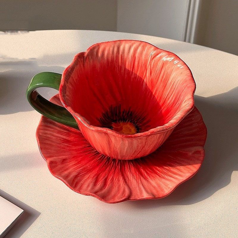　　　 ◆◇◆売れている秘密◆◇◆ 【華やかな花びらデザイン】本物の花が咲いたような美しい立体感を持つ陶器のコップです。繊細な手塗りの温もりが感じられるフラワーモチーフのコーヒーカップは、テーブルを一気に華やかに彩ります。おうちにいながらおしゃれなカフェにいるような贅沢な気分を演出してくれるティーカップです。 【便利なカップ&ソーサー】温かい飲み物の温度をキープしやすい厚みのある陶器製のマグカップと、お菓子皿としても使えるソーサーのセットです。お好みのコーヒーやハーブティー、カフェラテなどを注いで、ほっと一息つく毎日の水分補給にぴったりのカップ&ソーサーセットは、日常に彩りと実用性をプラスします。 【心地よいティータイム】持ちやすさにこだわった個性的な持ち手が付いたおしゃれなコップです。安定感のあるグリップで、読書や仕事の合間のリラックスタイムを優雅にサポートします。この花型のアフタヌーンティーカップを使えば、普段のカフェタイムがワンランク上の特別な時間へと生まれ変わります。 【上質な陶器と丁寧な仕上げ】高温で焼き上げられた耐久性のあるセラミックコーヒーカップは、汚れが付きにくくお手入れも簡単です。なめらかな質感の釉薬で仕上げられたあふれるカフェカップは、色褪せにくく美しい発色を長く保ちます。安心の品質で、毎日の生活の中で末永くご愛用いただけます。 【大切な方への贈り物に】されたインテリアにも馴染むデザインで、女性への誕生日プレゼントや新築祝い、母の日のギフトとしておすすめの女性向け水コップです。可愛いお花のデザインがおしゃれな花柄マグカップは、特別な記念日に感謝の気持ちを伝えるお祝いギフトとして大変喜ばれます。 　　　◆◇◆注意事項◆◇◆ご覧のモニターの環境、撮影環境により実物と色味が異なって見える場合がございます。湿った状態で他のものと擦り合わせると色が移る恐れがあります。濃色品の洗濯時は、白色、淡色と分けて洗ってください。説明 【華やかなフラワーデザイン】本物のお花が咲いたような可愛らしいお花のカップ＆ソーサーです。手描き風の温かみのある色彩が施された陶器製ティーカップは、置いておくだけでお部屋のインテリアに華を添えます。優雅なティータイムを彩るおしゃれなコーヒーカップとして、視覚的にも癒やしを届けます。 【美味しい一杯を楽しむ機能性】程よい厚みのある陶器製のコーヒーカップは、保温性に優れており、温かいカフェラテや紅茶の温度を長くキープします。ソーサーは小皿としても使えるため、お菓子を添えた優雅なアフタヌーンティーに最適です。日常の水分補給用のおしゃれなコップとしても幅広く活躍します。 【心地よい持ちやすさと使用感】指にしっかりフィットする持ちやすいハンドル設計を採用したデザインマグカップです。なめらかな手触りの陶器製カップなので、口当たりが良く、毎日のコーヒータイムが特別な時間に変わります。おうちカフェやリラックスタイムの相棒として、最高の使い心地をお届けします。 【丁寧な仕上げと簡単お手入れ】高温で焼き上げた丈夫なセラミック製の花型カップは、傷がつきにくく耐久性にも優れています。汚れが落ちやすい滑らかな仕上がりのため、使用後の水洗いも簡単で、毎日の生活の中でストレスなくご愛用いただけます。職人技が光る丁寧な細部仕上げで、のある質感を保ちます。 【大切な人へのギフトに最適】女性への誕生日プレゼントや新築祝い、母の日の贈り物としても喜ばれる上品なフラワーカップセットです。可愛いデザインの食器は、自分へのご褒美にはもちろん、お友達を招いたお茶会でも注目を集めること間違いなしです。毎日の食卓を明るく彩る上品なインテリア食器です。
