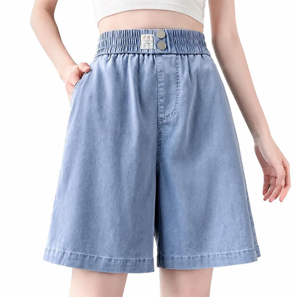 　　　 ◆◇◆売れている秘密◆◇◆ 【上品なドレープ感】軽やかで柔らかいテンセルデニムを使用したワイドパンツデニムは、美しい落ち感が魅力です。爽やかなライトブルーのレディースジーパンは、視覚的にも涼しげで上品な印象を与えます。広がりすぎない絶妙なストレートシルエットが、大人可愛いカジュアルスタイルを演出します。 【ハイウエストで美脚効果】お腹周りをすっきり見せるハイウエストデニムは、脚長効果が期待できる嬉しいデザインです。夏でも涼しく穿ける薄手ジーンズなので、暑い季節の体型カバーにも最適。腰回りを優しく包み込み、自然なウエストラインを作り出すことで、スタイルアップを叶えます。 【ストレスフリーな履き心地】ウエストゴム仕様のクロップドパンツは、一日中穿いても窮屈感がなく快適です。足元がすっきり見える8分丈パンツなので、スニーカーやサンダルとの相性も。日常のお出かけから旅行、リラックスしたいおうち時間まで、幅広い日常シーンで大活躍します。 【涼感素材でイージーケア】肌触りがひんやりと心地よいアイスシルクタッチの7分丈デニムは、汗ばむ季節もサラッと快適な状態をキープ。丈夫で丁寧な縫製が施されたデニムパンツレディースは、ご家庭での洗濯も簡単で型崩れしにくいため、デイリーユースとして長くご愛用いただけます。 【小柄な方にもおすすめ】丈感が合わせやすいレディースジーパンは、小柄な方にもぴったりな絶妙なレングス設計です。シンプルで着回し力の薄手ジーンズは、Tシャツやブラウスなど手持ちのトップスと合わせやすく、大切な方への実用的なプレゼントとしても喜ばれるギフトとしても最適。様々な体型の方に馴染む美しいシルエットをお楽しみください。 　　　◆◇◆注意事項◆◇◆ご覧のモニターの環境、撮影環境により実物と色味が異なって見える場合がございます。湿った状態で他のものと擦り合わせると色が移る恐れがあります。濃色品の洗濯時は、白色、淡色と分けて洗ってください。説明 【上品なドレープ感】美しいシルエットを引き立てるテンセル デニムパンツは、柔らかく滑らかな肌触りが魅力です。ドレープ感のあるワイドパンツ レディース仕様で、歩くたびに軽やかに揺れ、カジュアルさの中に上品な大人のこなれ感を演出します。デイリーのおしゃれをワンランク格上げする一本です。 【涼しく快適な着心地】暑い季節でも快適に過ごせる薄手 ジーパンは、の通気性と軽さを誇ります。汗ばむ夏でも肌に張り付きにくく、サラッとした清涼感が続く夏用 デニムなので、お出かけや旅行、普段着としても大活躍。ベタつき知らずの爽やかな穿き心地をぜひ体感してください。 【スタイルアップ効果】お腹まわりを優しく包み込むハイウエスト ジーンズは、脚長効果もです。ウエスト部分は伸縮性のあるゴム仕様で、締め付け感なく一日中楽に過ごせます。足元がすっきり見えるクロップドパンツ レディースのデザインで、スニーカーやサンダルとの相性もです。 【丁寧な仕立てと耐久性】細部までこだわった丁寧な縫製により、型崩れしにくく長く愛用していただけるデニム ワイドパンツです。ご自宅で簡単にお手入れができるため、日常使いのカジュアルパンツとして気兼ねなくヘビロテいただけます。洗うたびに肌に馴染む柔らかさをお楽しみください。 【幅広い方にフィット】低身長さんや小柄な方にも美しく穿きこなしていただける小さいサイズ パンツとしてもおすすめです。絶妙なアンクル丈の八分丈 ジーンズは、抜け感のある軽やかな足元を演出します。自分へのご褒美にはもちろん、母の日や誕生日などの大切な方への最適です。