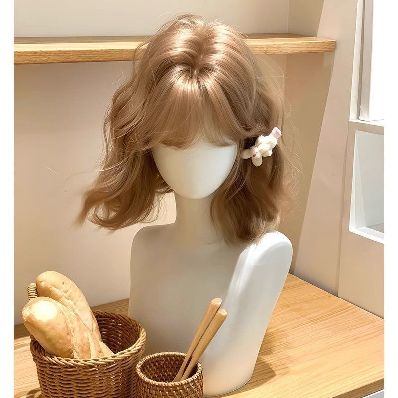 　　　 ◆◇◆売れている秘密◆◇◆ 【ミルクティーアッシュのフルウィッグ】絶妙なミルクティーアッシュブラウンの色味は肌なじみが良く、透明感あふれる雰囲気を演出します。地毛のような自然な仕上がりで、周りと差がつく上品なカラーリングを実現しました。日常使いはもちろん、イベントや写真撮影など、どんなシーンでもあなたをより華やかに輝かせてくれる魔法のフルウィッグです。 【小顔効果のあるシースルーバング】人気のシースルーバングを採用したフルウィッグは、おでこを適度に見せることで軽やかさを出し、自然な小顔効果を引き出します。計算し尽くされた毛量バランスで、かぶるだけでトレンド感のあるスタイルが簡単に完成。忙しい朝でも、このフルウィッグがあればすぐに理想の自分に早変わりできます。 【快適な装着感のフルウィッグ】通気性と伸縮性に優れたベース素材を使用しており、長時間装着していても締め付け感が少なく、快適なつけ心地を実現しました。一日中のお出かけでもストレスフリーに過ごせます。また、内側のアジャスターで自分の頭のサイズに合わせて簡単にフィット感を調整できるのも、このフルウィッグの大きな魅力です。 【耐熱ファイバー採用の?真ウィッグ】手触りが柔らかく、人毛に近い自然なツヤ感を持つな耐熱ファイバーを使用しています。ブラッシングやヘアアイロンでのスタイリングも可能なので、その日の気分に合わせてアレンジを楽しめます。絡まりにくく耐久性にも優れており、丁寧にお手入れすることで美しい?真ウィッグの質感を長くキープ可能です。 【トレンド感あふれるJKスタイル向けフルウィッグ】甘すぎず大人可愛い印象を与えるスタイルは、カジュアルな服装から制服コーデまで幅広くマッチします。休日のお出かけや女子会など、なりたい自分を叶えるイメチェンアイテムとして最適です。プレゼントにも喜ばれるこのフルウィッグで、あなたの毎日をより華やかに、自分らしいスタイルを楽しんでください。 　　　◆◇◆注意事項◆◇◆ご覧のモニターの環境、撮影環境により実物と色味が異なって見える場合がございます。湿った状態で他のものと擦り合わせると色が移る恐れがあります。濃色品の洗濯時は、白色、淡色と分けて洗ってください。説明 【フルウィッグ 自然】自毛のような質感を再現したフルウィッグ。マットで落ち着いたミルクティーグレージュの色合いは、どんなファッションにも馴染みやすく、光沢感を抑えたな素材を採用しているため、太陽の下でもテカリが気にならず、非常にナチュラルで美しい仕上がりを実現しています。 【シースルーバング】トレンド感あふれる軽やかなシースルーバングを採用し、着用するだけで顔周りに自然な抜け感をプラス。計算されたカットラインが輪郭を優しくカバーし、憧れのアイドルやJKのような愛らしい雰囲気を瞬時に演出します。忙しい朝でも被るだけで、洗練されたスタイルが完成します。 【通気性抜群】長時間着用しても蒸れにくい快適なベースネット素材を使用しており、頭皮への負担を最小限に抑えます。サイズ調整可能なアジャスター付きなので、自分の頭の形にしっかりフィットさせることができ、ズレにくく安定した付け心地をキープ。アクティブに過ごす日やイベントでも安心して着用いただけます。 【耐熱ファイバー】な耐熱素材を使用しているため、お手持ちのヘアアイロンやコテを使って、ふんわりとした巻き髪アレンジも自由自在です。お手入れも簡単で、シャンプー後に自然乾燥させるだけで綺麗なスタイルを長くキープできます。摩擦に強く絡まりにくいので、ウィッグ初心者の方でもメンテナンスがスムーズです。 【変身ウィッグ】なりたい自分に近づける、魔法のような変身ウィッグ。週末のデートや推し活、特別な日のイメチェンはもちろん、日常のマンネリ解消にも最適です。自分用にはもちろん、ファッション感度の高い友人へのプレゼントとしても喜ばれる、今トレンドのスタイルを詰め込んだ、特別な日のためのアイテムです。