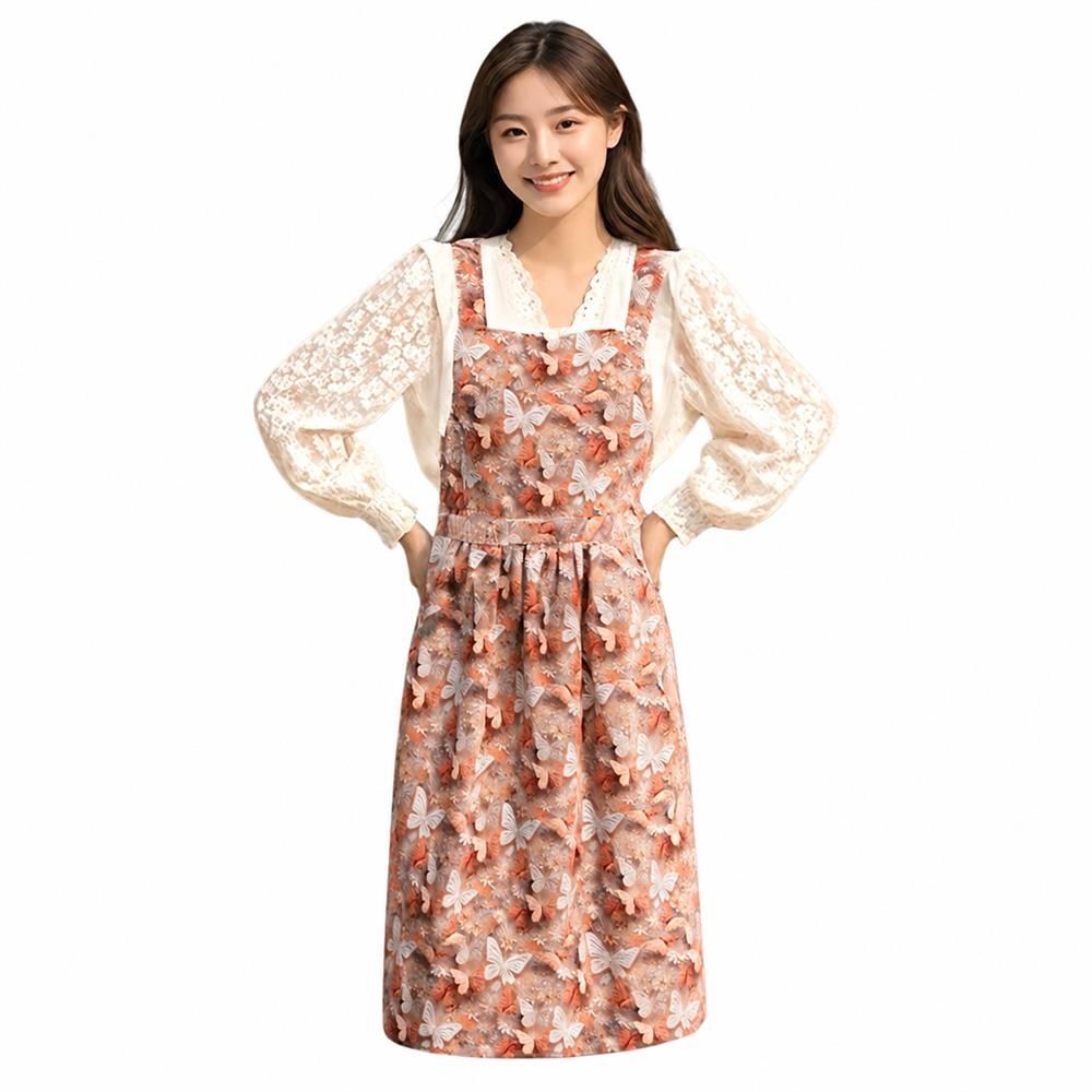 　　　 ◆◇◆売れている秘密◆◇◆ 【上品な花柄デザイン】ワンピースのような華やかさを持つ花柄エプロンは、身につけるだけで気分を華やかに演出します。フェミニンな蝶と花々のデザインが施されたおしゃれエプロンは、毎日の家事やお仕事の時間を特別なものに変え、周囲に優しくエレガントな印象を与えます。 【優れた実用性】衣服を汚れから守る汚れ防止エプロンとして、キッチンでの調理はもちろん、ガーデニングや生花店での軽作業にも最適です。耐久性に優れたワークエプロンは、水仕事や粉仕事の多いカフェやケーキ屋での作業用エプロンとしても大活躍し、毎日の忙しいワークタイムを快適にサポートします。 【快適な着心地】首への負担が少ない肩掛けエプロン仕様のため、長時間の着用でも肩が凝りにくく快適です。背中でクロスするバッククロスエプロンは、ズレ落ちにくく身体の動きにフィットするため、カフェエプロンとして一日中動き回るお仕事でもストレスフリーで軽やかにご着用いただけます。 【お手入れ簡単】シワになりにくく乾きやすい素材を採用したレディースエプロンは、洗濯後のお手入れの手間を大幅に軽減します。しっかりとした丁寧な縫製で作られたイージーケアエプロンは、色落ちしにくく型崩れもしにくいため、清潔感を保ちながら長く愛用できる信頼の品質をお届けします。 【幅広い用途＆ギフトに】自宅での普段使いはもちろん、料理教室やネイルサロンで着用するサロンエプロンとしてもおすすめです。上品なデザインのホームエプロンは、母の日や誕生日、結婚祝いなどの大切な方へのプレゼントとしても大変喜ばれる、実用性とデザイン性を兼ね備えたギフト用エプロンです。 　　　◆◇◆注意事項◆◇◆ご覧のモニターの環境、撮影環境により実物と色味が異なって見える場合がございます。湿った状態で他のものと擦り合わせると色が移る恐れがあります。濃色品の洗濯時は、白色、淡色と分けて洗ってください。説明 【大人可愛いデザイン】ワンピースのような上品なシルエットと可憐な花柄?蝶々モチーフが魅力のレディースエプロン。身に着けるだけで気持ちが華やぐおしゃれなエプロンは、普段の家事時間をより楽しく特別なものに変えてくれます。 【優れた防汚機能】水仕事や調理時の汚れから衣類をしっかり守る撥水エプロンです。肩への負担が少ないバッククロス仕様のワークエプロンなので、首が凝りにくく、長時間の立ち仕事や作業でも疲れにくく快適に過ごせます。 【家事から仕事まで活躍】ゆったりとした着心地でありながら、すっきり見えるカフェエプロン。左右には便利なポケット付きで、スマホやメモ帳などを収納可能。自宅での料理はもちろん、カフェや花屋の作業着としても大活躍します。 【お手入れ簡単な生地】シワになりにくく乾きやすい扱いやすい生地を採用した被るだけエプロン。洗濯後もアイロンがけ不要で、毎日の家事で忙しい方におすすめの花柄エプロンです。丁寧な縫製で美しいシルエットが長く保てます。 【プレゼントに最適】上品でフェミニンなデザインは、母の日や誕生日、結婚祝いなどのギフトとしても喜ばれる可愛いエプロン。若い女性から大人の女性まで幅広く似合うワンピース風エプロンで、毎日の生活に彩りを添えてみませんか。