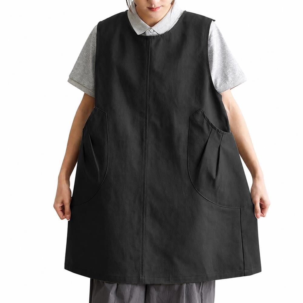 　　　 ◆◇◆売れている秘密◆◇◆ 【上品でレトロなデザイン】洋服のようなシルエットが魅力の「エプロンワンピース」です。シンプルで落ち着いた色合いの「おしゃれ エプロン」は、着用するだけでこなれ感を演出します。ゆったりとした着心地でありながら、体型カバーも叶う美しいAラインシルエットに仕上げました。 【の収納力と機能性】両サイドに大きめのポケットを配置した「ポケット付き エプロン」です。スマートフォンやメモ帳、筆記用具などがすっぽり収まり、作業中の出し入れもスムーズ。家事はもちろん、カフェや軽作業の現場でも大活躍する実用的な「ワークエプロン」として重宝します。 【快適な着心地で動きやすい】肩への負担が少ないランニングスタイルの「カフェエプロン」です。紐を結ぶ手間がなく、被るだけで簡単に着脱できます。動きやすさを追求した「動きやすい エプロン」なので、キッチンでの調理からお庭のお手入れ、長時間の立ち仕事まで、一日中快適に過ごせます。 【お手入れ簡単で長く使える】汚れや摩耗に強い丈夫な生地を採用した「作業用エプロン」です。ご家庭の洗濯機で丸洗い可能で、乾きやすくシワになりにくいため、毎日のヘビーユースにも最適。型崩れしにくく、丁寧な縫製で作られた「耐久性 エプロン」は、いつでも清潔感をキープできます。 【男女問わず使える万能スタイル】性別や年齢を問わずに馴染むユニセックス仕様の「男女兼用 エプロン」です。飲食店、スーパー、生花店などの「店舗用 作業服」としてはもちろん、DIYや習い事用にもおすすめ。大切な家族や友人への引っ越し祝いや母の日?父の日の実用的なギフトにも最適です。 　　　◆◇◆注意事項◆◇◆ご覧のモニターの環境、撮影環境により実物と色味が異なって見える場合がございます。湿った状態で他のものと擦り合わせると色が移る恐れがあります。濃色品の洗濯時は、白色、淡色と分けて洗ってください。説明 【おしゃれなデザイン】シンプルでされた北欧風のチュニックです。ゆったりとしたナチュラルなシルエットで、普段着の上にさっと重ねるだけで上品な着こなしが完成します。このカフェエプロンは毎日の家事だけでなく、サロンや軽作業のワークエプロンとしてもスタイリッシュにお使いいただけます。 【着脱簡単な被り仕様】肩紐の結び直しやボタンの留め外しの手間がないかぶりエプロンです。忙しい朝や家事の合間でも、頭からすっぽりと被るだけで瞬時に着用できるワンピースエプロンです。幅広の肩紐デザインで肩への負担を軽減し、長時間着用しても疲れにくく、毎日の作業を快適にサポートします。 【便利な大きなポケット付き】両サイドにはスマホや小物がすっぽり入るポケット付きエプロンです。足さばきの良いデザインの作業用エプロンは、かがむ動作を妨げず、一日中ストレスフリーで過ごせます。料理や掃除などの家事はもちろん、ガーデニングやカフェでの軽作業など、アクティブな毎日をサポートします。 【お手入れ簡単で優れた耐久性】毎日気兼ねなくお使いいただける丸洗い可能エプロンです。しっかりとした丈夫な生地を採用したワークウェアは、繰り返し洗濯しても型崩れしにくく長持ちします。シワになりにくい性質のため、アイロンがけの手間も省けて、忙しい日々の家事や仕事をスマートにサポートします。 【男女兼用でギフトにも最適】体型を選ばないゆったり設計で、男女問わず美しく着こなせる男女兼用エプロンです。カフェやサロンのスタッフエプロンとしてはもちろん、お料理教室のユニフォームにも最適です。シンプルで実用的なデザインのため、母の日や父の日、新築祝いなどのプレゼントエプロンとしても喜ばれます。