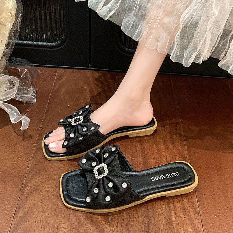 　　　 ◆◇◆売れている秘密◆◇◆ 【フレンチ風デザイン】ナチュラルな風合いの編み込みサンダルは、された大人可愛い足元を演出します。涼しげな素材感のストラップとスクエアトゥが、上品でレトロな雰囲気を醸し出し、夏のコーディネートに爽やかなアクセントをプラスします。 【歩きやすい太ヒール】適度な高さのチャンキーヒールサンダルで、スタイルアップを叶えながらもの安定感を提供します。ヒールが苦手な方でも疲れにくく、長時間の歩行でも足への負担を軽減するため、デイリーユースから旅行まで大活躍する一足です。 【脱ぎ履き簡単ミュール】忙しい朝やちょっとしたお出かけにもサッと履けるスリッパサンダルです。フェミニンなワンピースやロングスカートはもちろん、カジュアルなデニムとも相性で、足元から大人の抜け感とリラックスしたリゾート感を漂わせます。 【快適な履き心地】肌触りの良いインソールを採用したローヒールサンダルは、素足で履いてもベタつきにくく快適です。滑り止め加工を施したアウトソールにより、濡れた路面や滑りやすい床でも安心して歩行でき、細部まで丁寧に仕上げられた品質の高い逸品です。 【夏の贈り物にも最適】トレンド感のあるレディースサンダルは、自分用にはもちろん、大切な方へのプレゼントや誕生日ギフトにも喜ばれます。幅広い世代に愛されるシンプルなデザインで、普段のお買い物からリゾート地への旅行まで、特別な夏の一日を彩ります。 　　　◆◇◆注意事項◆◇◆ご覧のモニターの環境、撮影環境により実物と色味が異なって見える場合がございます。湿った状態で他のものと擦り合わせると色が移る恐れがあります。濃色品の洗濯時は、白色、淡色と分けて洗ってください。説明