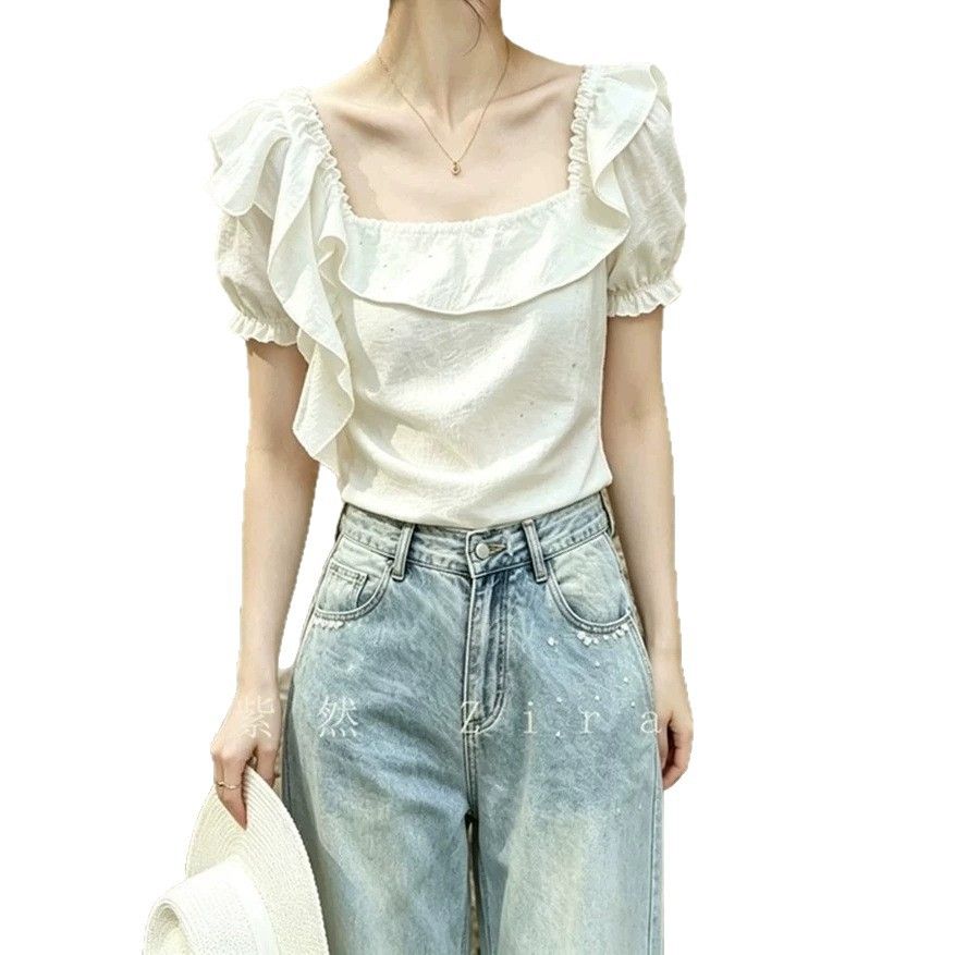 　　　 ◆◇◆売れている秘密◆◇◆ 【大人可愛いフリルデザイン】デコルテを美しく見せるスクエアネックと、上品な甘さを添えるパフスリーブトップスです。軽やかで涼しげな素材感の白ブラウス半袖は、アシンメトリーなフリルデザインが目を惹き、身に纏うだけで顔周りを華やかに演出します。ナチュラルな風合いが女性らしさを引き立てる1着です。 【着痩せ＆美シルエット】絶妙な丈感の着痩せトップスは、ハイウエストのボトムスと相性で、スタイルアップ効果が期待できます。ボリュームのあるパフスリーブブラウスが二の腕を自然にカバーしつつ、すっきりとしたシルエットを叶えます。夏物トップスレディースとして、毎日のコーディネートに大活躍します。 【サラッと快適な着心地】通気性に優れ、肌触りが柔らかいフリルブラウス半袖は、汗ばむ季節も1日中快適に過ごせます。締め付け感のない優しいフィット感で、お出かけからリラックスタイムまで幅広く対応するレディース半袖ブラウスです。デイリー使いはもちろん、デートや女子会でも自信を持てる着用感です。 【お手入れ簡単で清潔感キープ】細部まで丁寧に仕立てられたスクエアネックブラウスは、型崩れしにくく、ご自宅でのイージーケアが可能です。爽やかな白ブラウスは清潔感を与え、カジュアルなデニムからきれいめのスカートまで自在にマッチ。型崩れを気にせず、長くご愛用いただける上品なトップスです。 【様々なシーンに映える1枚】トレンド感のあるフェミニンカットソーは、おしゃれ好きな女性へのプレゼントやギフトにも喜ばれるアイテムです。オフィスカジュアルから休日のお出かけまで、どんなシーンでも好印象を与える万能な夏物トップスレディース。涼しげで愛らしいコーディネートをぜひお楽しみください。 　　　◆◇◆注意事項◆◇◆ご覧のモニターの環境、撮影環境により実物と色味が異なって見える場合がございます。湿った状態で他のものと擦り合わせると色が移る恐れがあります。濃色品の洗濯時は、白色、淡色と分けて洗ってください。説明 【華やかなフリルデザイン】甘すぎない大人の可愛らしさを演出するフリルブラウスです。立体感のあるパフスリーブ トップスは、二の腕をさりげなくカバーしながら、女性らしい優雅なシルエットを描きます。上品なフレンチスリーブ風のディテールが、日常のコーディネートに華やかなアクセントを添えてくれます。 【デコルテ美人のスクエアネック】首元をすっきりと見せるスクエアネック シャツは、デコルテラインを美しく引き立て、小顔効果も期待できる着痩せ トップスです。清潔感のある爽やかな印象を与え、ハイウエストのボトムスやデニムと合わせるだけで、トレンド感溢れるされたレディース 夏服コーデが完成します。 【爽やかで快適な着心地】風通しが良く肌触りの柔らかい半袖 ブラウスは、汗ばむ季節でも1日中快適に過ごせます。軽やかな質感のコットン混 トップスは、デイリーユースはもちろん、デートや女子会、リゾート旅行など、あらゆるお出かけシーンで大活躍する爽やかなカジュアル シャツとしておすすめです。 【丁寧な仕立てと簡単お手入れ】細部まで丁寧に縫製された耐久性のある白 ブラウスです。型崩れしにくく、ご自宅でのお手入れも簡単なので、忙しい毎日でも気軽にご着用いただけます。上品な質感を長くキープできるレディース トップスは、ワードローブに1着は持っておきたい頼れる無地 シャツです。 【幅広いスタイルに万能フィット】どなたでも合わせやすいフリーサイズ仕様で、ギフトにも最適な着回し カットソーです。フェミニンな甘め トップスとしてはもちろん、きれいめオフィスカジュアルやガーリーな休日スタイルまで幅広く対応します。この春夏用 シャツで、自分らしいお洒落を楽しんでください。