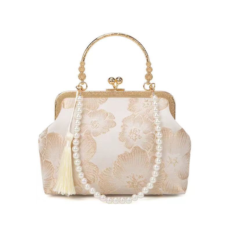 　　　 ◆◇◆売れている秘密◆◇◆ 【上品な刺繍デザイン】美しい花柄刺繍を施した華やかな刺繍バッグです。光沢感のある上品な生地に立体感のある花柄バッグの刺繍が映え、レトロで溢れる印象を与えます。アンティーク調のゴールドがま口金具がクラシカルな雰囲気を際立たせ、コーディネート全体を優雅に引き立てます。 【便利な3WAY仕様】メタルハンドルで手持ちするハンドバッグとしてはもちろん、付属のパールチェーンや金属チェーンを取り付けることで、肩掛けのショルダーバッグや斜め掛けのチェーンバッグとしてもご使用いただけます。シーンや装いに合わせてアレンジが楽しめる万能なレディースバッグです。 【使いやすいがま口開閉】開口部が大きく開くがま口バッグは、荷物の出し入れがスムーズに行えるのが特徴です。コンパクトなミニバッグでありながら、スマートフォンやリップ、鍵などの必需品をスマートに収納可能。お出かけ時にもサッと荷物を取り出せるため、所作まで美しく見せてくれます。 【細部までこだわった上質感】揺れるタッセルと艶やかな大粒パールが上品な華やぎを添えるパーティーバッグです。丁寧な縫製としっかりとした質感のチャイナ風バッグは、長年愛用できる耐久性も兼ね備えています。日常使いからフォーマルな席まで、持つだけでコーディネートに品格を与えます。 【多様な衣装にマッチ】中華風の漢服やチャイナドレスバッグとしてはもちろん、和服や着物用の和装バッグとしても相性です。結婚式や同窓会、成人式などの特別な日の装いを彩るレディースバッグは、ご家族やご友人への誕生日や記念日のギフト用バッグとしても大変喜ばれる逸品です。 　　　◆◇◆注意事項◆◇◆ご覧のモニターの環境、撮影環境により実物と色味が異なって見える場合がございます。湿った状態で他のものと擦り合わせると色が移る恐れがあります。濃色品の洗濯時は、白色、淡色と分けて洗ってください。説明 【華やかな花柄デザイン】美しい花柄をあしらった中華風バッグは、上品な光沢感と立体感のあるゴールドの刺繍が目を引きます。優雅でレトロな雰囲気が漂うがま口バッグは、持つだけでコーディネートに華やかさを添え、女性らしいエレガントな魅力を引き出してくれる特別な一品です。 【便利な3WAY仕様】手持ち用のメタルハンドルに加え、取り外し可能なパールチェーンとゴールドチェーンが付属したショルダーバッグです。気分や装いに合わせてハンドバッグや斜めがけバッグとしても使えるため、多様なシーンで活躍する実用性に優れたチャイナドレス用バッグです。 【和装にも洋装にもマッチ】チャイナドレスや漢服といった中華風スタイルにはもちろん、着物や浴衣に合わせる和装バッグとしても大活躍します。開閉しやすいがま口タイプのパーティーバッグなので、お出かけ先でもスマートに必要な小物を出し入れでき、快適な使用感をお届けします。 【細部までこだわった】揺れる上品なタッセルと艶やかな真珠風ストラップが施されたがま口バッグは、どの角度から見ても美しく仕上がっています。型崩れしにくい丁寧な縫製と耐久性のある素材を採用した花柄バッグは、長くご愛用いただけるようディテールまでこだわって作られています。 【大切な方へのギフトにも】結婚式や披露宴、パーティーなどのフォーマルシーンから日常のお出かけまで幅広く使える中華風バッグです。上品で実用的なデザインのパーティーバッグは、誕生日、母の日、記念日など、特別な日に家族や友人へ贈るプレゼントとしても大変喜ばれるアイテムです。