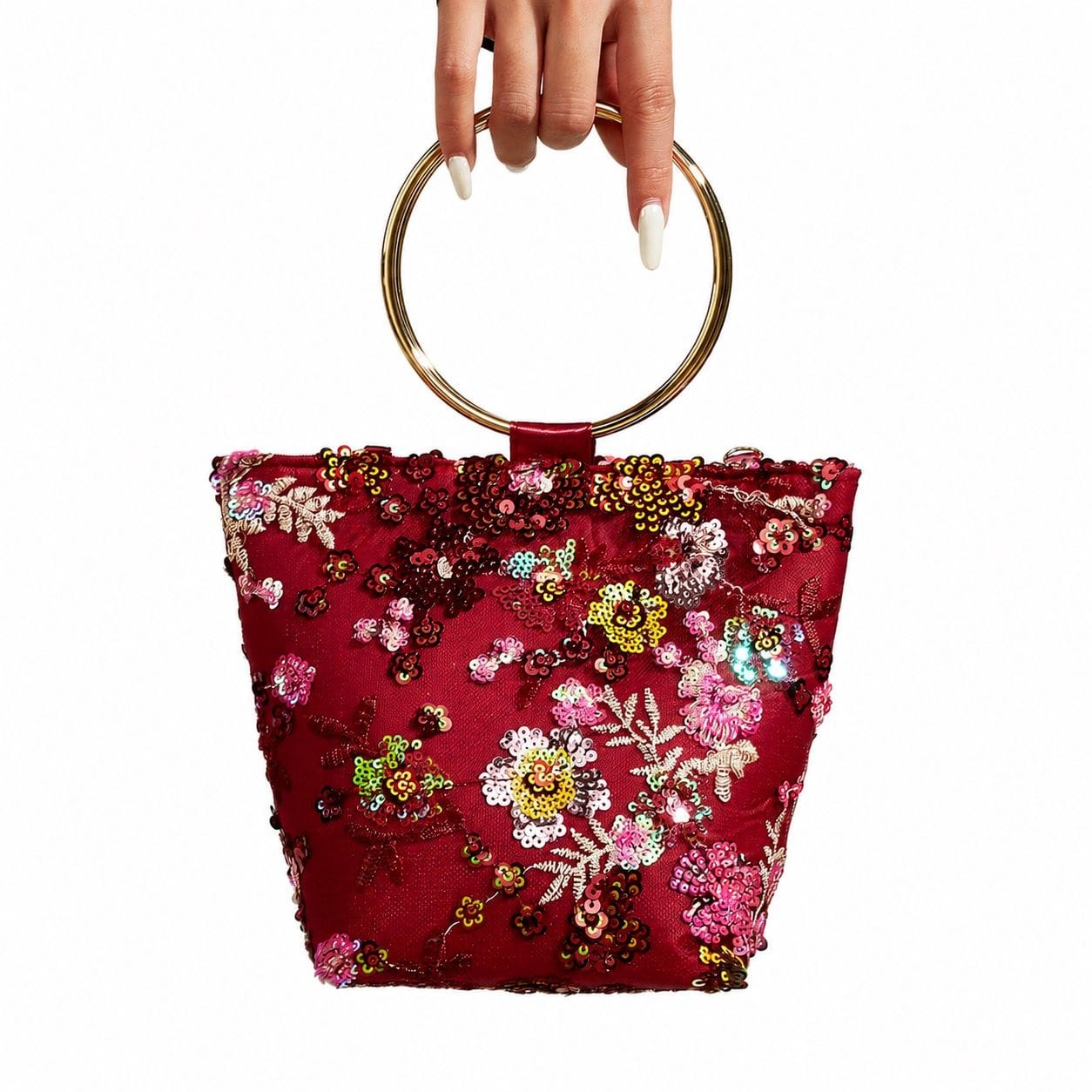 　　　 ◆◇◆売れている秘密◆◇◆ 【上品な刺繍デザイン】華やかなシノワズリを感じさせる繊細な花柄刺繍と、光を反射してきらめくスパンコールを贅沢にあしらった刺繍バッグです。深みのあるワインレッドの生地にゴールドのリングハンドルが映え、手元から女性らしさと上品な華やかさを演出するお出かけ用チャイナ風ハンドバッグです。 【持ちやすいリングハンドル】丸みのあるゴールドのリングハンドルがアクセントとなり、手首に通しても痛くなりにくくスマートに持ち運べる手提げバッグです。軽量ながらもしっかりとした作りで、スマートフォンや化粧ポーチ、財布などの必需品をスッキリと収納できるレディースバッグです。 【幅広いコーディネートに対応】普段使いのカジュアルバッグとしてはもちろん、特別な日のパーティーバッグや浴衣?着物に合わせる和装バッグとしても大活躍します。いつものコーディネートにプラスするだけで、レトロでモダンな大人の魅力を引き出してくれるオリジナル仕様のトートバッグです。 【丁寧なハンドメイド仕上げ】ディテールまでこだわり抜いたハンドメイドのオリジナル布バッグです。スパンコールや刺繍の縫製がしっかりしており、長く愛用できる耐久性を備えています。内側には柔らかい裏地を採用しているため、中身を優しく守りながら毎日のお出かけに安心して使えるトートバッグです。 【特別な贈り物にも最適】個性的で美しいアジアンテイストのデザインは、お友達やご家族への誕生日プレゼント用バッグや母の日の贈り物としても大変喜ばれます。他人とかぶりにくいミニトートバッグとして、大人の女性の日常を彩り、持つだけで心躍る特別な女性用かばんをお届けします。 　　　◆◇◆注意事項◆◇◆ご覧のモニターの環境、撮影環境により実物と色味が異なって見える場合がございます。湿った状態で他のものと擦り合わせると色が移る恐れがあります。濃色品の洗濯時は、白色、淡色と分けて洗ってください。説明 【華やかな中華風デザイン】上品なチャイナ風の刺繍バッグは、煌めくスパンコールと美しい花柄の刺繍が施され、ゴールドのリングハンドルが手元を華やかに演出します。アジアンテイスト漂う赤いファブリックが上品な印象を与え、コーディネートの主役になるおしゃれなレディースバッグです。 【コンパクトながら収納力】このミニトートバッグは、スマートフォン、ミニ財布、コスメなどの必需品をスマートに持ち運べるちょうどいいサイズ感です。開口部が程よく開き、中の荷物の出し入れもスムーズに行えます。使いやすさと高いデザイン性を兼ね備えた優秀な手提げバッグです。 【幅広いシーンで大活躍】結婚式やパーティーなどのフォーマルシーンにはもちろん、チャイナドレスや和装に合わせる和装バッグとしても最適です。日常のちょっとしたお出かけにこのパーティーバッグをプラスするだけで、普段のカジュアルファッションが一気に華やかで個性的なスタイルに仕上がります。 【職人技が光る繊細なディテール】立体感のある花柄刺繍は細部まで丁寧に仕上げられており、剥がれにくいなスパンコールを使用しています。しっかりとした作りで型崩れしにくく、ゴールドの持ち手部分も握りやすい設計です。長く愛用していただけるよう、ディテールにこだわった上品な刺しゅうバッグです。 【大切な方へのギフトにもおすすめ】個性的でハイセンスなアジアン雑貨が好きな女性へのプレゼント用バッグとして大変喜ばれます。母の日、誕生日、記念日などの特別な日に、感謝を伝えるギフトとして最適です。年代を問わず使えるエレガントなデザインで、大人の女性の魅力を引き立てる魅力的なレディーストートです。