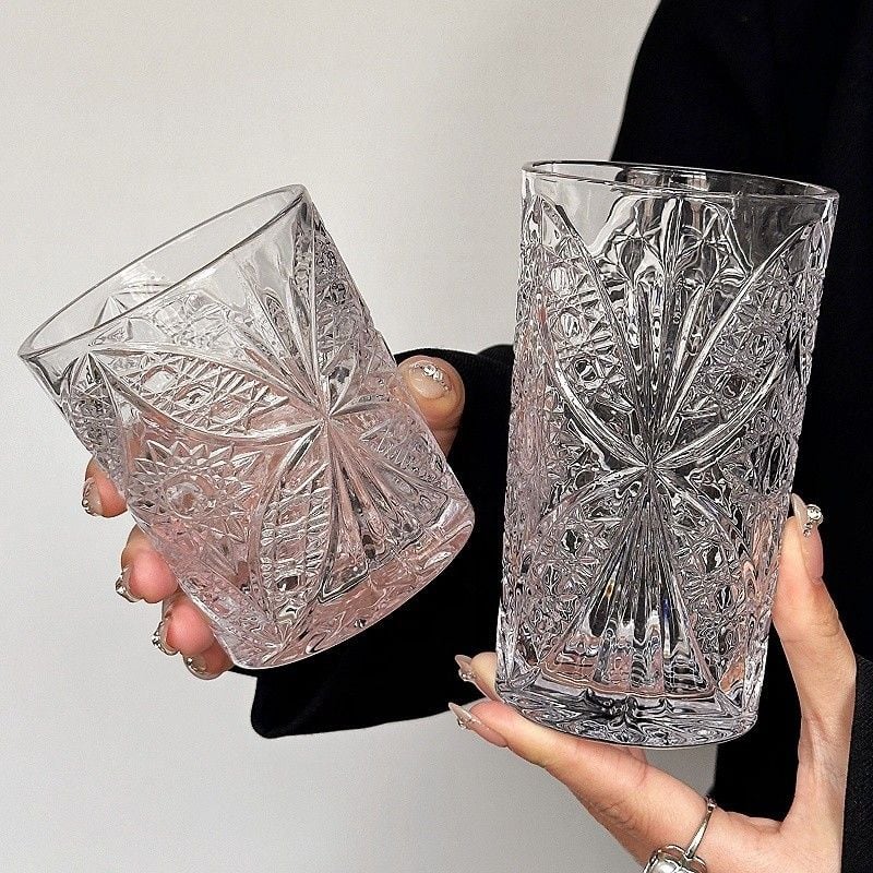 　　　 ◆◇◆売れている秘密◆◇◆ 【華やかなレトロデザイン】繊細な彫刻が施されたガラスコップは、光を反射して宝石のように美しく輝きます。蝶や星を彷彿とさせるエレガントな模様が、いつもの食卓をパッと明るく演出。透明度の高いクリスタル風のグラスなので、飲み物の色を綺麗に引き立て、視覚からも贅沢なティータイムを心ゆくまで楽しめます。 【多用途に使える万能なサイズ感】程よい厚みと重厚感があるコーヒーカップは、アイスコーヒーやカフェラテ、フレッシュなジュースグラスとしても最適です。日常の水分補給から、来客時のおもてなしまで幅広く活躍。実用性の高い多目的コップとして、朝食の牛乳から夜の晩酌まで、ライフスタイルに合わせて一年中重宝します。 【心休まるおうちカフェ体験】SNSで話題のデザインを取り入れたミルクコップは、置くだけでお部屋のインテリアとしてもお洒落に馴染みます。手にしっくりと馴染む持ちやすいグラスの形状で、読書や映画鑑賞のお供にもぴったり。ゆったりとした時間に寄り添い、何気ない日常のひとときを特別な気分に変えてくれます。 【長く愛用できるこだわりの品質】厚手の素材を採用した耐久性の高いコップは、安定感があり、日々の生活で安心してご使用いただけます。広口設計でお手入れ簡単なため、奥までしっかりと洗えて常に清潔を保ちやすいのも嬉しいポイント。洗練された美しさと機能性を兼ね備えた丈夫なグラスは、ご家庭の定番アイテムになります。 【大切な方への贈り物に最適】上品な輝きを放つプレゼント用コップは、誕生日や引っ越し祝い、自分へのご褒美としても大変喜ばれる逸品です。北欧風やモダンな空間にもマッチするおしゃれな食器は、性別や年齢を問わず愛されます。暮らしに彩りを添える彼女へのギフトや新生活の準備として、上質な水杯をお選びください。 　　　◆◇◆注意事項◆◇◆ご覧のモニターの環境、撮影環境により実物と色味が異なって見える場合がございます。湿った状態で他のものと擦り合わせると色が移る恐れがあります。濃色品の洗濯時は、白色、淡色と分けて洗ってください。説明 【華やかなデザイン】繊細な彫刻が施されたガラスコップは、光を反射してキラキラと輝き、テーブルを美しく彩ります。透明感のあるデザイングラスが、飲み物の色をより鮮やかに引き立て、日常のティータイムを贅沢なひとときへと変えてくれる、SNS映え間違いなしの「おしゃれ 水杯」として大人気の商品です。 【多用途で活躍】たっぷり入る「コーヒーカップ」としても、朝食の「ジュースグラス」としても最適です。ミルクカップやティーカップなど、どんな飲み物にも馴染む汎用性の高さが魅力。一年中季節を問わず愛用できる実用的なガラスコップとして、毎日のリラックスタイムや家族との食事の時間をより豊かに演出します。 【至福の使い心地】手に馴染む絶妙なサイズ感で、持ちやすさと安定感を両立したガラスコップです。滑らかな飲み口が心地よく、お気に入りのドリンクを注ぐだけでカフェのような雰囲気を自宅で楽しめます。「おしゃれ 水杯」として、読書の時間やリラックスタイムに寄り添い、心休まる穏やかな空間を提供します。 【な仕上がり】厚みのあるしっかりとした作りで、長く愛用できる耐久性を備えたガラスコップです。ヴィンテージ感漂う「レトロ グラス」のような風合いがあり、指紋が目立ちにくい凹凸のある質感が特徴です。お手入れも簡単で、透明度を保ちながら毎日清潔に使用できるため、品質にこだわる方にもおすすめです。 【大切な方へのギフトに】自分へのご褒美はもちろん、誕生日や引越し祝いの贈り物としても喜ばれるガラスコップです。モダンなインテリアにもマッチする「おしゃれ 水杯」は、友人や家族へのプレゼントにぴったり。上品な「ティーカップ」として来客時のおもてなしにも重宝し、暮らしに上質さをプラスしてくれます。
