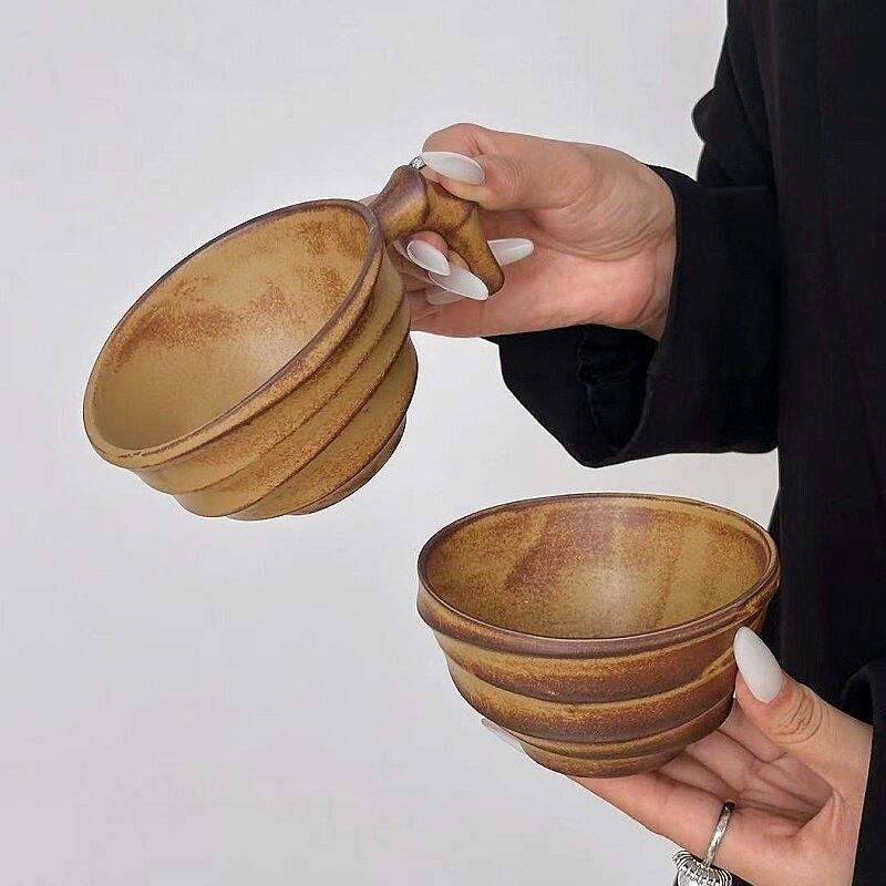 　　　 ◆◇◆売れている秘密◆◇◆ 【独特な窯変デザイン】この陶器 マグカップは、一つ一つ異なる表情を持つ窯変（ようへん）技術を駆使し、レトロ コーヒーカップならではの深い味わいを実現しました。竹の節を模した持ち手がアクセントのヴィンテージ風 ティーカップは、置くだけでテーブルを美しく彩り、日常のカフェタイムを特別に演出します。 【多用途に使えるサイズ感】広口設計のラテカップは、ラテアートの練習や、具沢山のスープカップとしても最適です。日常のティータイムを格上げするティーカップとして、またおもてなし用のコーヒーカップ 陶器として、朝食からリラックスタイムまで様々なシーンで活躍する、実用性と美しさを兼ね備えた一品です。 【快適な持ち心地と温もり】竹のデザインを施したハンドルは、指にフィットしやすく安定感抜群です。このマグカップ おしゃれは粗陶（そとう）の素朴な質感が手に心地よく馴染み、冬の寒い日でもコーヒーカップを手に取るだけで、心まで温まるような穏やかで贅沢なリラックスタイムをあなたに提供してくれます。 【優れた耐久性と品質】高温で焼き上げたセラミック カップは、保温性に優れ、淹れたての温かい飲み物の温度を長くキープします。この耐熱 マグカップは、しっかりとした厚みがある陶器製のため丈夫で傷つきにくく、毎日のお手入れも簡単で、長く愛用できる一生モノのテーブルウェアとして重宝すること間違いありません。 【大切な方への贈り物に】他にはない個性的で洗練されたデザインが魅力のギフト マグカップは、誕生日や記念日のプレゼントに最適です。和モダンな雰囲気の贈り物 コーヒーカップは、自宅用はもちろんオフィスでの使用や、お部屋のインテリアとしても映える、贈る側のセンスが光る上質なアイテムです。 　　　◆◇◆注意事項◆◇◆ご覧のモニターの環境、撮影環境により実物と色味が異なって見える場合がございます。湿った状態で他のものと擦り合わせると色が移る恐れがあります。濃色品の洗濯時は、白色、淡色と分けて洗ってください。説明 【独特な竹節デザイン】職人の技が光るこの陶器 マグカップは、竹の節を模した持ち手が目を引く美しいデザインです。窯変による独特のグラデーションが美しく、一つひとつ異なる表情を持つ粗陶ならではの質感が魅力。和洋どちらのインテリアにも馴染むこのコーヒーカップで、食卓に温かみと洗練された雰囲気をプラスします。 【ラテアートに最適】口が広く設計されたこのラテアート カップは、繊細な模様を描くのにぴったりな形状です。クリーミーな泡立ちのラテやカプチーノを存分に楽しめるだけでなく、普段使いの水杯としても大活躍。コーヒーカップ 陶器の程よい厚みが飲み物の温度を優しく保ち、最後の一口まで至福の時間を演出します。 【持ちやすさと心地よさ】竹の節をイメージした持ち手は、指にしっかりフィットしやすく安定感抜群の設計です。この和風 マグカップを手に取るたび、粗陶素材の心地よい質感が肌に伝わり、日常のティータイムを特別な癒やしの時間へと変えてくれます。お気に入りのティーカップとして、朝のコーヒーから夜の休息まで寄り添います。 【こだわりの品質と耐久性】高温で丁寧に焼き上げられたなセラミック カップは、丈夫で長く愛用できるのが特徴です。表面のレトロ コーヒーカップらしい素朴な風合いは、使うほどに手に馴染み味わいが増していきます。汚れが落ちやすく日々のお手入れも簡単なため、実用性と職人技を感じるを高いレベルで両立しました。 【大切な方へのギフトに】個性的で洗練された印象のこのおしゃれ マグカップは、自分へのご褒美はもちろん、誕生日や記念日のプレゼントにも最適です。落ち着いた中式デザインの陶磁器は、オフィスや自宅など場所を選ばずお使いいただけます。こだわりのある方にも喜ばれる、唯一無二の存在感を放つ特別な逸品をぜひお手元に。
