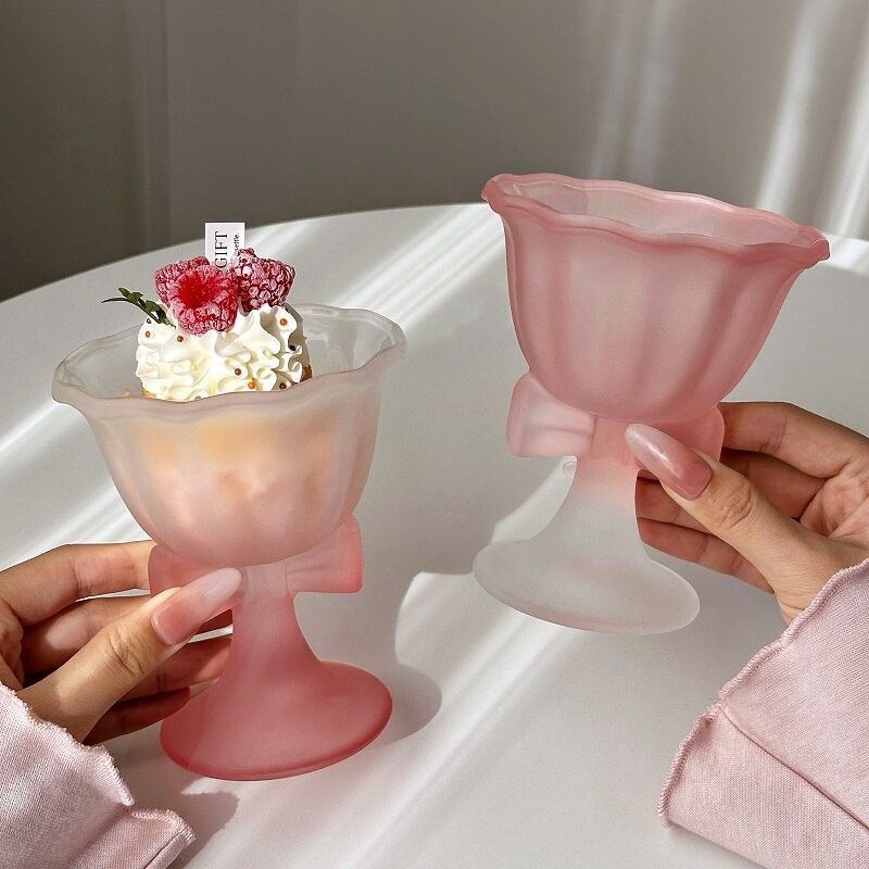 パフェグラス デザートカップ 脚付きグラス リボンモチーフ すりガラス フリル口 花びらデザイン アイスカップ プリンカップ ヨーグルトボウル カフェ風 食器 ガラスコップ レトロ かわいいの商品画像 2