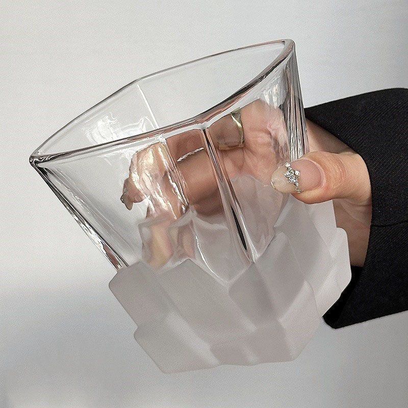 　　　 ◆◇◆売れている秘密◆◇◆ 【アートな氷のデザイン】本物の氷が溶け出しているかのような、独創的で美しい磨き仕上げのロックグラスです。上部はクリアなガラスで、下部はすりガラス調の氷のデザインを施しており、光を優しく反射します。このユニークなデザイングラスを置くだけで、テーブルが華やかに彩られます。 【極上の家飲み時間を演出】氷の質感をリアルに再現したこのウイスキーグラスは、お好みのウイスキーやブランデーを注ぐだけで、贅沢なバーのような雰囲気を自宅で楽しめます。お酒の美しさを際立たせるおしゃれなガラスコップで、一日の終わりのリラックスタイムをより上質なひとときに演出します。 【手になじむ快適な握り心地】特徴的なスクエアのフォルムとすりガラス仕様の底部が滑り止めとなり、手になじみやすい快適な握り心地を実現したウイスキーグラスです。冷たい飲み物を入れても結露しにくく、程よい重さがあるため、日常の食卓から特別な日のディナーまで様々なシーンで快適にお使いいただけます。 【優れた耐久性と職人技の輝き】なガラス素材を使用し、厚みのある作りで耐久性に優れたある酒器です。毎日のお手入れも簡単で、透明度が高く傷がつきにくい仕様のため、長く愛用していただけます。細部までこだわり抜かれた造形美は、視覚と触覚の両方で上質なロックグラスの魅力を感じさせます。 【大切な方への特別なギフトに】個性的でハイセンスなこのデザイングラスは、ウイスキー愛好家やインテリアにこだわる方へのプレゼントに最適です。誕生日や記念日、父の日などの贈り物として喜ばれること間違いなしのおしゃれなガラスコップで、心温まる感謝の気持ちを伝えるギフトとして自信を持っておすすめします。 　　　◆◇◆注意事項◆◇◆ご覧のモニターの環境、撮影環境により実物と色味が異なって見える場合がございます。湿った状態で他のものと擦り合わせると色が移る恐れがあります。濃色品の洗濯時は、白色、淡色と分けて洗ってください。説明 【氷のデザインが美しいおしゃれなガラスコップ】本物の氷に囲まれているかのような、磨りガラス風の立体的な凹凸デザインが魅力的なウイスキーグラスです。光が反射するたびにテーブルの上を美しく演出し、いつもの晩酌を特別な時間へと格上げしてくれるアートのようなデザイングラスです。 【ウイスキーグラスとして極上の味わいを】上部はクリアで美しい透明感、下部は冷涼感あふれるフロスト加工を施したクリエイティブなコップです。冷たいお酒やウイスキーを注ぐことで、視覚的にも涼しげな演出を楽しめます。手にするだけで贅沢なひとときを味わえるこだわりのロックグラスです。 【持ちやすさにこだわった個性派の高級グラス】ゴツゴツとした氷のような形状は滑り止め効果もあり、手にしっかりと馴染む持ちやすさが特徴のロックグラスです。週末のディナータイムや平日のリラックスタイムなど、日々の生活に優しく寄り添い、お気に入りのお酒をより美味しく感じさせてくれます。 【耐久性と美しさを兼ね備えたデザイングラス】厚みのあるなガラスを採用し、程よい重みで安定感のあるおしゃれなガラスコップです。日常使いでも傷がつきにくく、汚れてもさっと洗えるため、お手入れも非常に簡単です。丁寧なディテール仕上げで、長くご愛用いただける品質をお届けします。 【大切な方へのギフトにも最適なロックグラス】された現代的な佇まいで、オブジェのようにお部屋に飾るだけでも様になるおしゃれなガラスコップです。お酒好きな方へのプレゼントや、新築祝い、お誕生日などの特別な贈り物に喜ばれること間違いなしの、センスが光るクリエイティブなコップです。