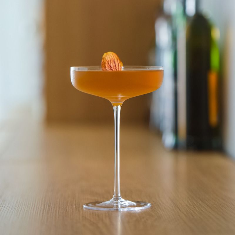 　　　 ◆◇◆売れている秘密◆◇◆ 【洗練された流線型デザイン】繊細で極細なステムと、横に広く美しいボウル部分が融合したモダンなカクテルグラスです。持っているだけで絵になる洗練されたシルエットは、テーブルを一層華やかに彩ります。クリスタルガラスのような透明感で、飲み物の色味を鮮やかに引き立て、視覚的な美しさを提供します。 【極上の口当たりを追求】飲み口の縁部分は極薄に仕上げられており、カクテルの繊細な味わいや香りをダイレクトに堪能できる設計です。プロのバーテンダーが愛用するような高品質な質感を再現し、自宅でのカクテルタイムを本格的なバーのような贅沢なひと時に変えてくれる、究極の機能美を備えています。 【幅広いドリンクに対応】定番のショートカクテルはもちろん、シャンパンやスパークリングワイン、デザートグラスとしてもお使いいただけます。広いボウルは香りを広げやすく、マティーニやサイドカーなど、様々なお酒の魅力を最大限に引き出します。ホームパーティーや大切な記念日の乾杯にも最適です。 【優れた安定性と耐久性】極細のステムでありながら、底部分には適度な重みと安定感があり、倒れにくい設計で安心してお使いいただけます。高品質なガラス素材を使用しているため、透明度が長く持続し、お手入れも簡単です。指紋が目立ちにくく、日常使いから特別なイベントまで、長く愛用できる一品です。 【大切な方への贈り物に】欧州風のモダンなスタイルは、インテリアとしても美しく、ウエディングギフトや新築祝い、お酒好きの方へのプレゼントに大変喜ばれます。上質な佇まいで、自分へのご褒美としても、特別な夜のムードを演出する最高のパートナーとなってくれるでしょう。こだわりのある空間作りに最適です。 　　　◆◇◆注意事項◆◇◆ご覧のモニターの環境、撮影環境により実物と色味が異なって見える場合がございます。湿った状態で他のものと擦り合わせると色が移る恐れがあります。濃色品の洗濯時は、白色、淡色と分けて洗ってください。説明 【洗練された欧州デザイン】繊細で美しいロングステムと、浅く広がったボウル形状が調和したクラシックなカクテルグラスです。透明度の高いクリスタルガラスを採用しており、注いだ飲み物の色彩を鮮やかに映し出します。いつもの晩酌を、高級バーにいるような贅沢なひとときへと格上げしてくれる優雅な一品です。 【香りを愉しむ広口設計】ボウル部分が広く設計されているため、カクテルやシャンパンの華やかな香りが空気と混ざり合い、より深みのある味わいを感じさせます。マティーニやサイドカーなどのショートカクテルはもちろん、デザートを盛り付ける器としても活用でき、テーブルコーディネートの幅がぐっと広がります。 【極薄の飲み口と軽やかな持ち心地】職人のこだわりを感じさせる極薄のリム（飲み口）は、唇に触れた瞬間の違和感を抑え、お酒本来の風味をダイレクトに伝えます。非常に軽量で持ちやすく、長い脚が手の熱が伝わるのを防ぐため、最適な温度をキープしながら、ゆったりと優雅にテイスティングをお楽しみいただけます。 【透明感と耐久性の両立】高品質な素材を使用しており、ダイヤモンドのような輝きと、高い透明度が長続きするのが魅力です。繊細な見た目ながらも適度な強度を備えており、ご自宅での日常使いから大切なお客様へのおもてなしの席まで、幅広いシーンで長く愛用いただけるよう丁寧に仕上げられています。 【特別なギフトやホームパーティーに】洗練されたシルエットは、結婚祝いや新築祝い、お酒好きの方への誕生日プレゼントとしても大変喜ばれます。ホームバーのコレクションに加えるだけで、空間全体がモダンでスタイリッシュな雰囲気に。大切な人との記念日やパーティーを彩る、上質な演出アイテムとして最適です。