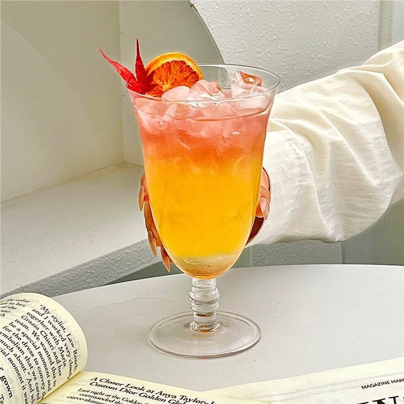 　　　 ◆◇◆売れている秘密◆◇◆ 【洗練されたレトロデザイン】美しい透明感を持つ**脚付きグラス**は、光を優しく反射しテーブルを華やかに彩ります。安定感のある**ショートステムグラス**設計で倒れにくく、日常使いから特別なおおもてなしまで大活躍。レトロで温かみのある佇まいが、食卓に上品な華やかさをプラスする**おしゃれなガラスコップ**です。 【多彩なドリンクにマッチ】広口のデザインで香りや風味を引き立てる**カクテルグラス**です。色鮮やかなグラデーションドリンクはもちろん、毎朝の**ジュースグラス**や、夜の晩酌用の**ビアグラス**としても最適。お好みの飲み物を注ぐだけで、お店のような本格的なクオリティを自宅で手軽に楽しめます。 【おうちカフェを格上げ】手になじむサイズ感で持ちやすく、日常に寄り添う**万能ゴブレット**です。アイスクリームやフルーツを盛り付ければ、写真映えする可愛い**デザートカップ**に早変わり。お気に入りの飲み物を注いで、心がほっと温まる贅沢な**おうちカフェグラス**としてリラックスタイムを彩ります。 【優れた耐久性と心地よい口当たり】滑らかな飲み口に仕上げた**あるガラスコップ**は、ドリンクの美味しさをダイレクトに伝えます。程よい厚みがあり割れにくいため、毎日の食卓でも安心。広口タイプなので底まで洗いやすく、お手入れが簡単で毎日気兼ねなく使える**グラス**です。 【大切な人への贈り物にも】世代を問わず愛される温かみのあるデザインは、新築祝いや結婚祝い、記念日の**ギフト用グラス**として最適です。大切なパートナーと色違いで楽しむ**ペアグラス**としてもおすすめ。日常を特別にする美しい佇まいで、ご家族やご友人へのプレゼントに喜ばれる**おしゃれな食器**です。 　　　◆◇◆注意事項◆◇◆ご覧のモニターの環境、撮影環境により実物と色味が異なって見える場合がございます。湿った状態で他のものと擦り合わせると色が移る恐れがあります。濃色品の洗濯時は、白色、淡色と分けて洗ってください。説明 【食卓を彩るレトロデザイン】美しいヴィンテージ調の脚付きグラスは、どこか懐かしく温かみのある佇まいが魅力です。上品なシルエットのレトロガラスコップが、注いだドリンクをより美しく引き立て、毎日のティータイムや晩酌の時間を特別なカフェやバーにいるかのような贅沢なひとときに変えてくれます。 【多彩なドリンクに対応】広口設計のゴブレットグラスは、氷やカットフルーツをたっぷり入れるカクテルグラスとして最適です。美しい層を作るレイヤードリンクや、お好みのお酒はもちろん、日常の炭酸水やアイスコーヒーまで、このカクテルグラスひとつで華やかにテーブルを演出できます。 【安定感抜群で持ちやすい】適度な高さのショートステムを採用したジュースグラスは、重心が低く倒れにくいため、日常の食卓でも安心してお使いいただけます。持ちやすさにこだわったデザインなので、ジュースグラスとしてだけでなく、アイスやパフェなどを盛り付けるデザートカップとしても大活躍します。 【上質な質感と優れた耐久性】程よい厚みと重厚感があるなガラスカップは、日常使いに適した優れた耐久性を誇ります。丁寧な仕上がりのガラスコップは口当たりも滑らかで、手洗いもしやすくお手入れが簡単です。日常のテーブルコーディネートに自然と馴染み、長く愛用できるおしゃれなガラス食器です。 【おうちカフェや大切なギフトに】SNS映えするおしゃれな雰囲気のシャンパングラスは、自宅で手軽に「おうちカフェ」を楽しみたい方にぴったりです。センスの良いホームカフェ食器として、新築祝いや結婚祝い、お誕生日などの大切な方へのギフト用グラスとしても、喜ばれること間違いなしの上品な逸品です。