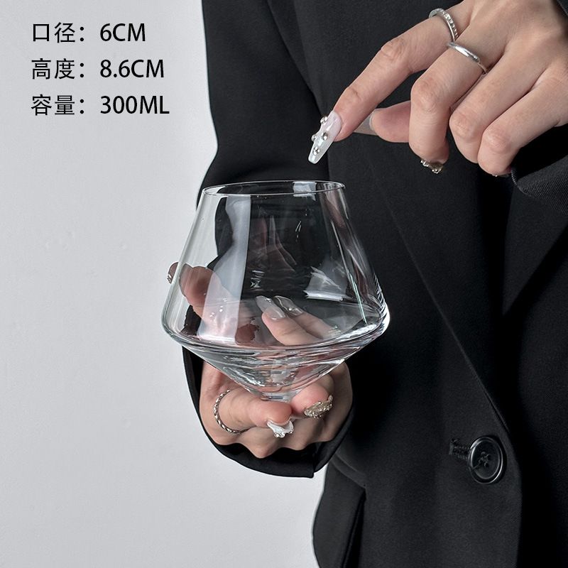 　　　 ◆◇◆売れている秘密◆◇◆ 【光り輝くダイヤカット】美しいダイヤモンドカットが施されたクリスタルグラスは、光を反射してドリンクを美しく演出します。モダンでおしゃれなグラスのデザインは、テーブルに置くだけでアートピースのような洗練された雰囲気を醸し出し、毎日の晩酌タイムを特別なひとときに変えてくれます。 【ゆらゆら揺れる斬新設計】底面がユニークにカットされたロッキンググラスは、倒れそうで倒れない絶妙なバランスで優しくスイングします。このスインググラスの回転運動が、ウイスキーやカクテルの香りを引き立て、視覚的にも動きを楽しめるため、飽きのこない大人の遊び心をくすぐる設計です。 【手になじむ極上の持ちやすさ】独特な形状のウイスキーグラスは、手のひらに心地よくフィットし、飲むたびに贅沢な使用感をもたらします。ハイボールやモヒート、ジュースなど様々なドリンクに対応する万能なロックグラスとして、一人で過ごす夜の読書タイムやリラックスタイムに優しく寄り添います。 【優れた透明感と安心の耐久性】なガラス素材を使用したデザイングラスは、肉厚で頑丈な作りのため、日常使いでも安心してお使いいただけます。滑らかで口当たりの良い飲み口と、汚れが落ちやすくお手入れも簡単な仕様が特徴で、長期間にわたりクリスタルガラスの美しい輝きとを保ち続けます。 【大切な人へのギフトに最適】洗練された個性が光るカクテルグラスは、お酒好きな方への誕生日プレゼントや新築祝い、父の日の贈り物として喜ばれます。自宅でのホームバー体験を格上げするこのコップは、おうち時間を充実させたい方や、こだわりのおしゃれなグラスを探している方にぴったりの逸品です。 　　　◆◇◆注意事項◆◇◆ご覧のモニターの環境、撮影環境により実物と色味が異なって見える場合がございます。湿った状態で他のものと擦り合わせると色が移る恐れがあります。濃色品の洗濯時は、白色、淡色と分けて洗ってください。説明 【美しく輝くダイヤモンドカット】宝石のように光を反射するクリスタルグラスは、テーブルの上を華やかに彩ります。個性的で洗練された多面体デザインのガラスコップは、光の角度によって様々な表情を見せ、毎日の晩酌タイムを高級バーのような贅沢な雰囲気に格上げしてくれるコップおしゃれな逸品です。 【揺れる不思議なタンブラー】底面が丸みを帯びたユニークな不倒翁（だるま）設計のロックグラスは、倒れそうで倒れないユニークな動きが魅力です。ウイスキーグラスをやさしく揺らすことで、お酒と空気が程よく混ざり合い、ウイスキー本来の芳醇な香りと味わいを引き立てるスイングデザインとなっております。 【手に心地よくフィットする質感】人間工学に基づいた持ちやすい多面体構造のコップおしゃれは、手のひらにすっぽりと収まり、抜群のホールド感を実現します。冷たいウイスキーグラスとしてはもちろん、モヒートやカクテルグラス、毎日のスムージーやジュースまで、幅広い飲み物に対応する万能なタンブラーです。 【極上の透明感と優れた耐久性】な無鉛ガラス素材を採用したガラスコップは、飲み物の美しい色合いをそのままクリアに映し出します。しっかりとした適度な厚みがあり、日常使いでも傷つきにくくお手入れも簡単です。上質な輝きを長く保てるため、普段使いから来客時のおもてなしまで幅広く活躍します。 【大切な方へのギフトにも最適】洗練されたクリスタルグラスのセットは、自分へのご褒美にはもちろん、お酒好きの方への誕生日祝い、新築祝い、父の日や結婚記念日などの贈り物にも最適です。自宅にいながら本格的なホームバー気分を味わえるタンブラーグラスで、心温まる至福のひとときをお届けします。