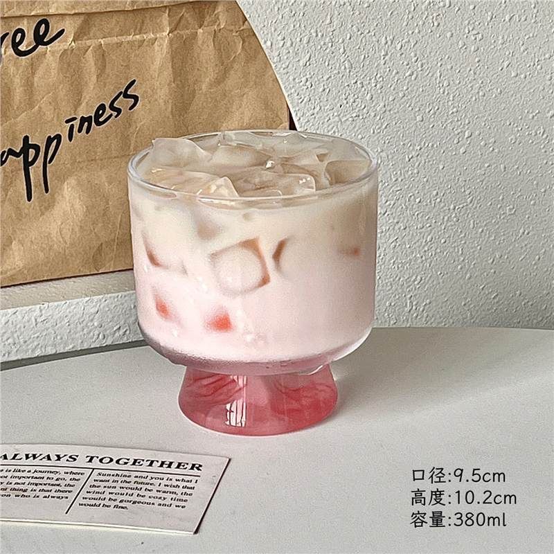 　　　 ◆◇◆売れている秘密◆◇◆ 【映える山脈デザイン】美しい山脈をモチーフにした底面カッティングとグラデーションカラーがおしゃれなガラスコップ。光が差し込むとキラキラと美しく輝き、いつものテーブルを華やかに演出します。おうちカフェのインテリアとしても映える可愛らしいデザインです。 【多用途なデザートカップ】広口設計で盛り付けしやすいデザートカップです。ヨーグルトやアイスクリームなどのスイーツカップとしてはもちろん、カフェラテやスムージーを入れるコーヒーカップとしても大活躍。これ一つでいつものおうち時間がサロンのように早変わりします。 【持ちやすく安定感抜群】ぽってりとした太めの台座が手にしっくりと馴染むおしゃれグラスです。しっかりとした安定感があり、デスクワークや読書中も倒れにくい設計なので毎日安心してご使用いただけます。ジュースや冷茶を注ぐ普段使いのコップとしても最適です。 【上質な透明感と高い耐久性】透明度が高いなガラス素材を使用しており、中に入れた飲み物やデザートの色彩を美しく引き立てます。汚れや匂いが移りにくく、お手入れも簡単。日常使いから特別なおもてなしまで幅広く長年活躍するガラスカップです。 【大切な方へのギフトにも最適】SNS映えする可愛いデザインのグラスは、自分へのご褒美としてはもちろん、誕生日や新築祝い、大切な友人へのプレゼントにもぴったりです。毎日のティータイムを少し特別にしてくれるおうちカフェグラスをお届けします。 　　　◆◇◆注意事項◆◇◆ご覧のモニターの環境、撮影環境により実物と色味が異なって見える場合がございます。湿った状態で他のものと擦り合わせると色が移る恐れがあります。濃色品の洗濯時は、白色、淡色と分けて洗ってください。説明 【心ときめくデザイン】アートピースのようなユニークなフォルムが魅力の「おしゃれな食器」です。ぽってりとした愛らしいシルエットと、底にあしらわれたピンクのアクセントがテーブルを華やかに彩ります。この「かわいいグラス」を使うだけで、いつものおうちカフェが特別な時間に早変わりします。 【多彩に使える万能さ】広口で盛り付けやすい「デザートカップ」は、ひんやりスイーツに最適です。お気に入りのアイスや「ヨーグルトカップ」としての使用はもちろん、朝のラテを注ぐ「コーヒーカップ」としても大活躍。これ一つで、ドリンクからスイーツまで幅広いメニューをお洒落に演出できます。 【極上のリラックスタイム】手にしっくりと馴染む程よいサイズ感の「ガラスコップ」で、至福のひとときを過ごしませんか。透明度の高いクリアなガラスが中のドリンクを美しく引き立て、「かわいいグラス」越しに見える氷の揺らめきが心を癒します。毎日の「おうちカフェ グラス」として欠かせない存在に。 【丁寧な作りと安心感】しっかりとした厚みがあり、日常使いに最適な「ガラスコップ」です。安定感のあるユニークな高台デザインは、見た目の美しさだけでなく倒れにくい実用性も兼ね備えています。お手入れもしやすく、汚れが落ちやすいガラス素材なので、長くご愛用いただける「デザートカップ」です。 【大切な人への贈り物に】自分へのご褒美にはもちろん、大切な方へのプレゼントにもぴったりな「おしゃれな食器」です。上品で愛らしいパッケージを開けた瞬間、笑顔がこぼれる「かわいいグラス」は、新生活祝いや誕生日の「ギフト用グラス」としても喜ばれます。日常に小さな幸せを届けましょう。