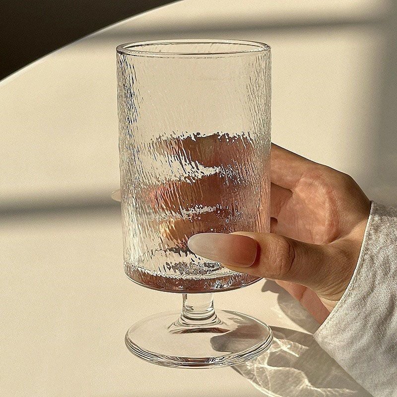 　　　 ◆◇◆売れている秘密◆◇◆ 【上品な氷川デザイン】光を反射して美しく輝く氷川グラスは、氷を削り出したかのような美しいテクスチャーが魅力です。のある脚付きグラスがおしゃれなカフェのような空間を演出し、テーブルを華やかに彩ります。このガラスコップで、いつものドリンクタイムを贅沢なひとときに変えてみませんか。 【多用途で大活躍】お家でカフェ気分を楽しめるカフェ風グラスとして、アイスコーヒーやフルーツジュース、炭酸飲料コップに最適です。さらに、パフェやアイスを盛り付けるデザートカップとしても映えるデザインで、毎日の食事からホームパーティーまで幅広く活躍し、日常に彩りを与えます。 【持ちやすさと安定感】程よい厚みと程よい高さの脚付きデザインにより、ジュースカップを手に持ったときのホールド感がです。安定感のある底面設計のビールグラスは、毎日のリラックスタイムをより快適にします。おしゃれな食器として、暮らしに寄り添い、使うたびに愛着が湧く逸品です。 【優れた耐久性と透明感】高い透明度を持つ耐久性ガラスカップは、飲み物の美しい色合いをそのまま引き立てます。広口設計のアイスコーヒーグラスなので、奥までしっかりとスポンジが届き、手洗いでのお手入れも簡単です。清潔感を保ちやすい透明ガラスタンブラーで、毎日の家事を少しラクに。 【大切な人への贈り物に】北欧風でおしゃれなカクテルグラスは、自分へのご褒美にはもちろん、新築祝いや結婚祝い、お誕生日などのプレゼント用グラスとしても喜ばれます。ハイセンスなインテリア雑貨としても映えるため、大切なご友人やご家族への特別なギフトとして自信を持っておすすめします。 　　　◆◇◆注意事項◆◇◆ご覧のモニターの環境、撮影環境により実物と色味が異なって見える場合がございます。湿った状態で他のものと擦り合わせると色が移る恐れがあります。濃色品の洗濯時は、白色、淡色と分けて洗ってください。説明 【された氷河デザイン】きらめく凹凸のある氷河テクスチャが美しい氷河グラスです。光を反射してドリンクをより美しく引き立て、おしゃれなカフェにいるような贅沢な時間を演出します。SNS映えするおしゃれなコップとして、毎日のテーブルコーディネートを華やかに彩ります。 【安定感のある脚付きグラス】持ちやすいステムが付いた高脚グラス仕様で、手の熱が飲み物に伝わりにくく、冷たいドリンクの温度をキープします。程よい厚みと重厚感があり、テーブルの上でも倒れにくく安定性です。ジュースやアイスコーヒーなど、さまざまなドリンクに対応します。 【多用途に使えるデザートカップ】飲み物だけでなく、パフェやアイスクリーム、フルーツを盛り付けるデザートカップとしても大活躍します。ご自宅でのティータイムはもちろん、お友達を招いたおうちカフェや女子会でも、おもてなしの器としてテーブルの上を特別な雰囲気に格上げします。 【優れた耐久性と心地よい口当たり】丸みを持たせて滑らかに仕上げられた飲み口は口当たりが良く、飲み物の風味を損ないません。頑丈でなガラス素材を採用しているため傷がつきにくく、普段使いのカフェ風グラスとして毎日のお手入れも簡単で、長く清潔にご愛用いただけます。 【ギフトにも喜ばれる上品さ】日常のティータイムに彩りを添える美しいデザインは、自分へのご褒美にはもちろん、新築祝いや引越し祝い、誕生日などのギフトとしても最適です。北欧インテリアやの雑貨が好きな方への贈り物にふさわしい、センスの光るレトロな食器です。