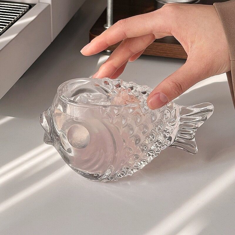 ガラスコップ 魚型 グラス おしゃれ 鯉の形 おうちカフェ コップ 魚の形 タンブラ...