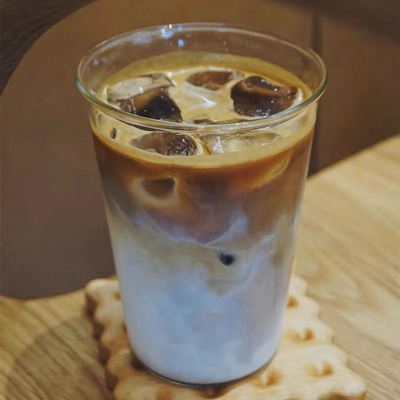 　　　 ◆◇◆売れている秘密◆◇◆ 【映えるシンプルデザイン】カフェ風のシンプルでされた透明カフェグラス。クリアな透明感がおしゃれなドリンクのグラデーションを引き立て、テーブルを華やかに彩ります。インスタ映えする美しいフォルムで、毎日のコーヒータイムを特別な空間へと演出するガラスコップです。 【多用途なドリンクグラス】おうちカフェに最適なアイスコーヒーカップとしてだけでなく、爽快な炭酸水やジュースグラス、ビールのグラスとしても大活躍します。この透明度の高いアイスコーヒーグラスは、氷をたっぷり入れた冷たいドリンクにぴったりで、いつでも清涼感あふれる一杯を楽しめます。 【握りやすい快適な使用感】手になじみやすい絶妙なサイズ感のカフェ風タンブラー。程よい厚みと滑らかな質感により、持ちやすく飲みやすい設計です。このおしゃれな水コップは、お仕事中の水分補給やリラックスタイムなど、どんな日常のシーンにも自然に溶け込み、心地よい使用感を提供します。 【お手入れ簡単で衛生的】広口設計のおしゃれなガラスコップは、底までしっかり手が届きやすく、スポンジで簡単に洗えて毎日のお手入れが簡単です。ガラス製でにおいや色移りがしにくいため、この耐久性の高いグラスコップは長期間清潔に使い続けることができ、家事の負担も軽減してくれます。 【ギフトや新生活に最適】どなたにも喜ばれるシンプルなデザインの透明ジュースカップ。ペアグラスとしてご家族や恋人との使用はもちろん、引っ越し祝いや誕生日のプレゼントとしても喜ばれます。この実用的なグラスは、モダンなキッチンインテリアとも相性が良く、センスの良い贈り物になります。 　　　◆◇◆注意事項◆◇◆ご覧のモニターの環境、撮影環境により実物と色味が異なって見える場合がございます。湿った状態で他のものと擦り合わせると色が移る恐れがあります。濃色品の洗濯時は、白色、淡色と分けて洗ってください。説明 【おしゃれなカフェ風グラス】インテリアで大人気のシンプルでされたガラスコップです。クリアな透明感がお飲み物を美しく引き立て、テーブルコーディネートをワンランク上に演出します。おうちカフェを彩るおしゃれ グラスとして、毎日のテーブルを華やかに彩ります。 【冷たいお飲み物に最適】この透明なタンブラー ガラスは、アイスコーヒーや爽やかな炭酸水、淹れたての果汁ジュースカップとしても大活躍します。クリアなグラスですので、氷が溶ける様子やグラデーションが美しく見え、目でも楽しめる贅沢なひとときを提供します。 【快適な使い心地】手にしっくりと馴染むスリムな形状のコーヒーカップで、どなたでも持ちやすく滑りにくい設計です。毎日の水分補給にはもちろん、リラックスタイムのビールグラスやハイボールグラスとしても活躍し、お洒落なカフェにいるような贅沢な時間を演出します。 【優れた耐久性と清潔さ】なガラス素材を使用したガラスコップは、傷がつきにくく、汚れやにおいが残りにくいのが特徴です。広口設計を採用しているため、底までスポンジが届きやすく、毎日の手洗い洗いやお手入れが簡単で、いつでも衛生的にタンブラー コップを使用できます。 【日常使いからギフトまで】シンプルで飽きのこないデザインの冷茶グラスは、普段使いはもちろん、来客用のおもてなしグラスとしても最適です。新築祝いや結婚祝い、お誕生日などのプレゼントとしても大変喜ばれる、実用性と審美性を兼ね備えたおすすめの食器グラスセットです。