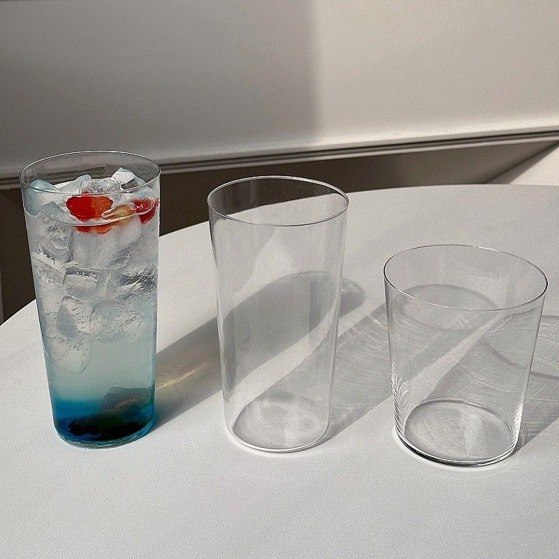 　　　 ◆◇◆売れている秘密◆◇◆ 【極薄の薄口グラス】空気のように軽い極薄のガラスコップは、光を美しく反射し、テーブルの上を華やかに演出します。されたシンプルモダンなデザインのタンブラーグラスは、手元を美しく魅せる透明感があり、日常の何気ない水分補給の時間を特別なひとときに変えてくれる美しい佇まいが魅力です。 【万能なハイボールグラス】すっきりとした縦長フォルムのハイボールグラスは、ウイスキーカップやコリンズグラスとしても大活躍します。炭酸の爽快感を引き立てる広口設計で、レモンサワーやロングカクテル、アイスコーヒーなど、様々な冷たい飲み物に対応するマルチなガラスカップです。 【極上の口当たりカクテルグラス】口元に触れる部分が極限まで薄く仕上げられたカクテルグラスは、飲み物本来の味わいと香りをダイレクトに喉元まで届けます。持った瞬間の軽やかさと唇に馴染む極薄のガラスコップならではの極上の口当たりで、おうちでの晩酌タイムやリラックスタイムがさらに贅沢になります。 【丁寧な仕上げのビールグラス】繊細な見た目ながらも安定感のある底面設計を採用したビールグラスは、日常使いしやすく丁寧な仕上がりが特徴です。滑らかな表面でお手入れもしやすく、汚れが落ちやすい薄吹きガラスコップなので、毎日の食卓で長く愛用できる耐久性と実用性を兼ね備えています。 【ギフトに最適なタンブラーグラス】お洒落なカフェ風の雰囲気を演出するタンブラーグラスは、ご自宅用にはもちろん、新築祝いや結婚祝い、お誕生日などのギフトにも喜ばれる逸品です。この上質なガラスコップで、お酒好きな方へのプレゼントやホームパーティーでの特別な一杯をおもてなししましょう。 　　　◆◇◆注意事項◆◇◆ご覧のモニターの環境、撮影環境により実物と色味が異なって見える場合がございます。湿った状態で他のものと擦り合わせると色が移る恐れがあります。濃色品の洗濯時は、白色、淡色と分けて洗ってください。説明 【極薄で美しい透明感】飲み物が宙に浮いているかのような極薄ガラスのデザイン。シンプルで美しい佇まいのタンブラーは、透明感が高く、テーブルコーディネートを上品に格上げします。和風な空間にも洋風のモダンな空間にも自然に馴染む、されたクリアなガラスコップです。 【口当たりの良さを追求】驚くほどの薄さで仕上げた薄口グラスなので、飲み口が唇にすっと馴染み、飲み物本来の味わいをダイレクトに楽しめます。このビールグラスやハイボールグラスとして使うことで、いつもの晩酌がおしゃれなバーのような特別なひとときに変わります。 【軽やかな持ち心地と多用途】非常に軽量で手に優しくフィットする持ちやすい形状のロンググラスです。お水や麦茶などの日常使いの水コップとしてはもちろん、本格的なカクテルグラスやウイスキーグラスとしても大活躍。おうちカフェや休日のリラックスタイムに寄り添います。 【丁寧な仕上がりと高い品質】ディテールまでこだわりを感じさせる美しい仕上がりです。底部分に程よい安定感を持たせながらも、全体はスマートでされたシルエット。滑らかな表面はお手入れもしやすく、日常に寄り添うテーブルウェアとして末永くご愛用いただけます。 【大切な方へのギフトにも】程よいサイズ感で毎日の食卓に自然と溶け込むため、性別や年齢を問わずどなたでも快適に使えます。自分へのご褒美としてはもちろん、新築祝い、ご結婚祝い、お誕生日などの特別な贈り物としても喜ばれるおしゃれなガラスコップです。