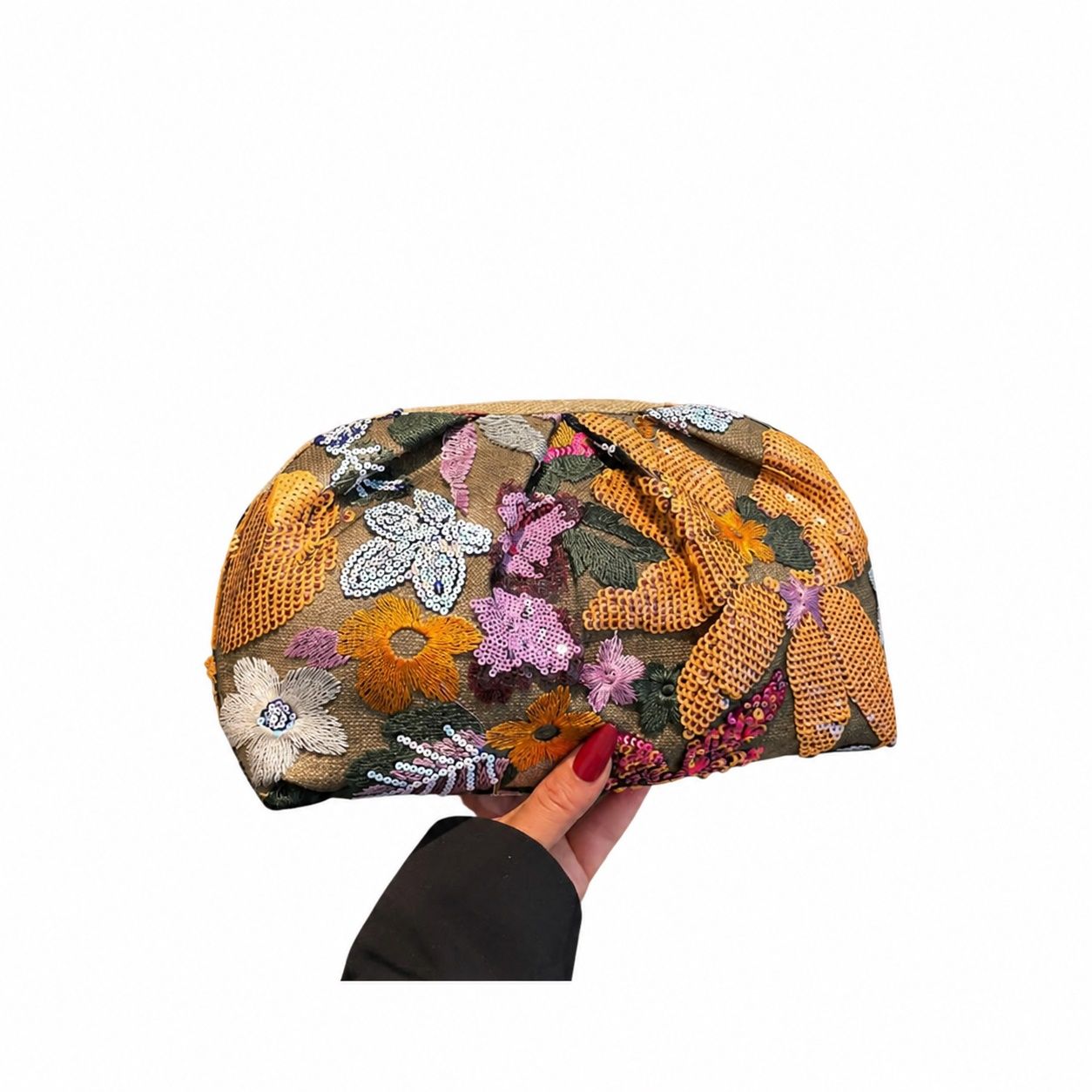 　　　 ◆◇◆売れている秘密◆◇◆ 【華やかな立体刺繍デザイン】美しい花柄の刺繍バッグには、きらめくスパンコールが贅沢にあしらわれており、持つだけでコーディネートが一気に華やぎます。ナチュラルな素材感のクラッチバッグは、夏の光に映えるデザインで、大人の女性の上品さと個性を引き立てる魅力的なレディースバッグです。 【見た目以上の収納力と使いやすさ】この手持ちバッグは、コンパクトなサイズ感でありながら、スマートフォンやリップ、鍵などの必需品をすっきりと収納できます。開閉口が大きく開く仕様のミニバッグなので、中身が見やすく、必要な小物をサッと取り出せる機能性も兼ね備えた優秀なクラッチバッグです。 【手元に馴染む優しい持ち心地】丸みを帯びた愛らしいフォルムのおしゃれバッグは、手にしっとりと馴染み、長時間の持ち歩きでも疲れにくいのが特徴です。普段のお出かけはもちろん、浴衣デートや夏のイベント、ちょっとしたお呼ばれのパーティーバッグとしても大活躍し、特別な1日を優雅に演出します。 【丁寧な仕立てと高い耐久性】細部まで丁寧に施された立体的な縫製技術により、スパンコールや刺繍の美しさが長持ちする上品な手持ちバッグです。ベースとなる生地もしっかりとした丈夫な素材を採用しており、型崩れしにくいため、お気に入りの刺繍バッグを美しい状態のまま長く愛用していただけます。 【大切な人へのギフトにも最適】他の人と被らない小ぶりでされたデザインのレディースバッグは、ご自身へのご褒美にはもちろん、誕生日や記念日などの特別な日の贈り物としても大変喜ばれます。幅広い年齢層の女性に似合う上品なミニバッグで、コーディネートのアクセントとして季節感をプラスします。 　　　◆◇◆注意事項◆◇◆ご覧のモニターの環境、撮影環境により実物と色味が異なって見える場合がございます。湿った状態で他のものと擦り合わせると色が移る恐れがあります。濃色品の洗濯時は、白色、淡色と分けて洗ってください。説明 【華やかなスパンコールと刺繍】美しい花柄刺繍と煌めくスパンコールを贅沢にあしらった、デザイン性の高いレディースバッグです。光を浴びてキラキラと輝くデザインは、夏のコーディネートに爽やかな華やぎを添え、周囲の視線を集めるおしゃれバッグとして大活躍します。 【使い勝手の良いクラッチバッグ】ふんわりとした丸みのある上品なフォルムが特徴のクラッチバッグです。コンパクトな見た目ながらも、お出かけに必要なスマホやリップ、鍵などの小物をスマートに収納でき、マグネット式の開閉口で中身の出し入れも非常にスムーズに行えます。 【コーデを格上げする手持ちバッグ】ナチュラルな素材感をベースにした手持ちバッグは、カジュアルな日常使いからリゾートスタイルまで幅広くマッチします。手に優しく馴染むサイズ感で、ちょっとしたお出かけやお散歩にも、手元に華やかなアクセントをプラスしてくれるアイテムです。 【細部までこだわった刺繍バッグ】一針一針丁寧に施された立体感のある花柄刺繍は、大人の女性にふさわしい上質な仕上がりです。型崩れしにくい丁寧な縫製と頑丈な作りで仕上げた刺繍バッグだからこそ、大切な日の装いを引き立て、長く愛用していただけるクオリティを実現しています。 【ギフトにも最適なパーティーバッグ】特別な日のドレスアップにはもちろん、女子会やリゾート旅行にも重宝するパーティーバッグです。上品で個性が光るデザインのミニバッグは、自分へのご褒美としてはもちろん、誕生日や母の日など、大切な女性へのプレゼントにも大変喜ばれます。