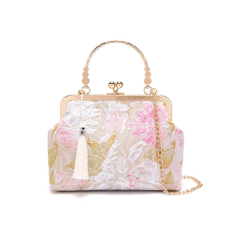 　　　 ◆◇◆売れている秘密◆◇◆ 【華やかな刺繍デザイン】美しい浮き彫り風のジャガード織りが施されたがま口バッグは、持つだけでコーディネートに華を添えます。優雅な大輪の花柄と立体的な織り生地がクラシカルな雰囲気を醸し出し、大人の女性の上品さと個性を引き立てる中華風ハンドバッグです。 【便利な3way仕様】レトロな金属ハンドル付きのがま口クラッチバッグは、付属のチェーンやパールストラップを付け替えることで、斜めがけバッグやショルダーバッグとしても使えます。開閉しやすいがま口設計で、中身の出し入れもスムーズに行えて実用的です。 【幅広いコーディネート】漢服やチャイナドレス用バッグとしてはもちろん、浴衣や着物用の和装バッグとしても相性です。レトロなコーディネートやアンティーク風の服装によく馴染み、日常のお出かけから華やかなイベントまで、特別な日の装いをさらに魅力的に仕上げてくれます。 【細部までこだわった品質】丁寧な縫製と頑丈な金属フレームを採用したパーティーバッグです。取り外し可能なパール調チャームと上品なタッセルが歩くたびに美しく揺れ、をプラスします。型崩れしにくく、大切な小物をしっかりと守りながら長く愛用できるレトロ風がま口バッグです。 【ギフトにも喜ばれるサイズ感】スマホやリップなどの必需品がしっかり収まるミニショルダーバッグです。大切な友人やご家族への誕生日プレゼント、母の日のギフトとしても喜ばれます。アジアンテイストやレトロファッションが好きな方への贈り物に最適なレディースハンドバッグです。 　　　◆◇◆注意事項◆◇◆ご覧のモニターの環境、撮影環境により実物と色味が異なって見える場合がございます。湿った状態で他のものと擦り合わせると色が移る恐れがあります。濃色品の洗濯時は、白色、淡色と分けて洗ってください。説明 【華やかな刺繍デザイン】立体的な浮き彫り風のジャガード織りが施された中華風がま口バッグです。優雅な花柄と上品な光沢感が、レトロハンドバッグとしての魅力を引き立てます。持つだけでコーディネート全体が華やかになり、された大人の女性の美しさを演出する刺繍がま口バッグです。 【便利な2WAY仕様】取り外し可能なパールチェーンと金属製のハンドルを備えたがま口ショルダーバッグです。手提げのレディースクラッチバッグとしても、斜め掛けの2WAYチェーンバッグとしても活躍します。シーンに合わせてスタイルを自由に変えられるため、お出かけの楽しさが広がります。 【開閉しやすいがま口】片手で簡単に開け閉めできるがま口パーティーバッグです。大きく開く開口部により、スマートフォンやコスメなどの必需品をスムーズに出し入れできるミニショルダーバッグ仕様です。タッセルとパールの揺れるデザインが、歩くたびに優雅な雰囲気を添える小物入れバッグです。 【丁寧な細部へのこだわり】しっかりとした縫製と頑丈なメタルフレームを採用し、型崩れしにくい和装がま口バッグです。のあるタッセルとパールの輝きが特徴で、細部まで丁寧に作られた高見えクラッチバッグです。耐久性に優れた素材を使用しているため、特別な日の着物用バックとして長く愛用いただけます。 【幅広いシーンに対応】チャイナドレス用バッグとしてはもちろん、着物や浴衣用バッグとしても相性です。結婚式パーティーバッグや特別な日の装いに華を添えます。ご自身へのご褒美にはもちろん、アジアンファッションやレトロスタイルが好きな大切な方へのギフトとしても大変喜ばれる逸品です。