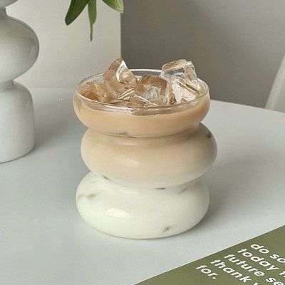 　　　 ◆◇◆売れている秘密◆◇◆ 【ユニークな波形デザイン】雲やぶどうのようなぽってりとしたシルエットが愛らしいおしゃれなグラスです。透明度の高い耐熱ガラスコップは、注いだ飲み物の美しさを引き立て、テーブルコーディネートを一気に華やかに演出します。毎日のカフェタイムがさらに楽しくなる、視覚的にも癒やされるかわいいコップです。 【温冷両用の耐熱性】な耐熱ガラスを採用したガラスマグカップは、急激な温度変化にも強く、電子レンジや食洗機にも対応しています。冷たいアイスコーヒーから、淹れたての温かいホットティーまで、この耐熱ガラスコップ一つで年中活躍します。結露もしにくく、季節を問わず快適に使用できる機能的なアイテムです。 【握りやすさと心地よい手触り】独特の凹凸形状が指にしっくりと馴染むハンドル付きグラスです。しっかりとした持ち手付きのデザイングラスは、濡れた手でも滑りにくく、小さなお子様やご年配の方でも安心してお使いいただけます。朝食の牛乳からリラックスタイムのハーブティーまで、日常のあらゆるシーンに優しく寄り添います。 【優れた耐久性と簡単お手入れ】薄そうに見えてもしっかりと頑丈なガラスコップです。広口設計を採用したカフェ風グラスは、スポンジが奥まで届きやすく、手洗いやお手入れが簡単で常に清潔に保てます。汚れや臭いが移りにくい滑らかなガラス製で、長く愛用できる信頼の品質をお届けします。 【ギフトやホームカフェに最適】SNS映えするおしゃれなコップは、おうちカフェ気分を格上げするインテリアとしても大人気です。引っ越し祝い、誕生日、記念日のプレゼントにも喜ばれること間違いなしのデザイングラスです。大切な人とペアで揃えて、心地よく豊かな暮らしのひとときをお楽しみください。 　　　◆◇◆注意事項◆◇◆ご覧のモニターの環境、撮影環境により実物と色味が異なって見える場合がございます。湿った状態で他のものと擦り合わせると色が移る恐れがあります。濃色品の洗濯時は、白色、淡色と分けて洗ってください。説明 【ユニークなもこもこデザイン】波打つようなユニークな形状が目を引くおしゃれなグラスです。手になじむバブルデザインは、テーブルに置だけでカフェのような特別な空間を演出します。透明感の高いガラスコップで、ドリンクの色合いを美しく見せ、毎日のリラックスタイムに彩りを添えてくれます。 【熱いのも冷たいのもこれ一つ】高ホウケイ酸素材で作られた耐熱ガラスコップなので、冷たいジュースはもちろん、淹れたての温かいコーヒーにも対応します。急激な温度変化にも強い仕様となっており、季節を問わず一年中大活躍する頼もしいコーヒーカップとして、日々の暮らしに寄り添います。 【持ちやすく使いやすい形状】しっかりとした持ち手付きコップなので、熱い飲み物を入れた時でも安心して手元に持つことができます。人間工学に基づいた握りやすいハンドル付きグラスは、朝の忙しい時間から夜のゆったりしたティータイムまで、滑り落ちにくく快適な使い心地をサポートします。 【お手入れ簡単でいつも清潔】表面が滑らかに仕上げられたガラスタンブラーは、汚れが付きにくく、使用後の洗浄も非常に簡単です。耐久性に優れたなガラス素材を使用しているため、繰り返しの使用でもくすみにくく、クリアな透明感を長期間キープできるジュースグラスです。 【大切な人へのギフトにも最適】牛乳コップやデザートカップとしても映える美しいデザインなので、おうちカフェを楽しみたい方へのプレゼントに喜ばれます。誕生日や引っ越し祝いなど、特別なイベントの贈り物としてもぴったりな可愛いバブルグラスで、日頃の感謝の気持ちを伝えてみませんか。