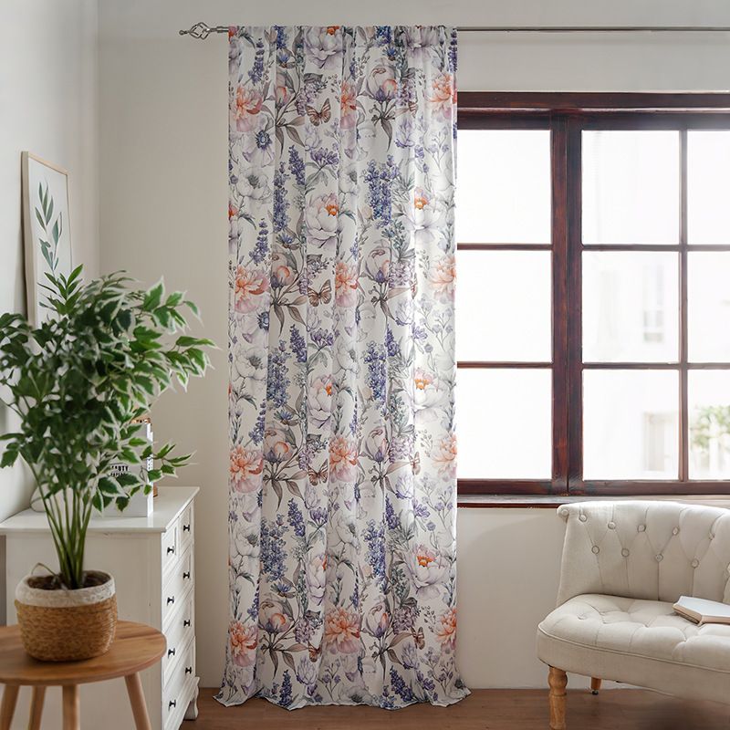 　　　 ◆◇◆売れている秘密◆◇◆ 【華やかなラベンダー柄】 お部屋に一歩足を踏み入れた瞬間、美しいラベンダーと草花のプリントが優しく出迎えてくれます。ヴィンテージ感漂うシャビーシックなデザインは、ヨーロッパの田舎町にあるような温かみのある空間を演出。繊細な色彩とアーティスティックな花柄が、窓辺を上品かつ華やかに彩ります。 【癒しの空間づくり】 このボタニカルカーテンは、外からの光を柔らかく取り込み、室内を明るく開放的な雰囲気にしてくれます。リラックスしたいリビングや寝室に最適で、日常の喧騒を忘れさせてくれるような穏やかな時間を提供。お洒落な花柄カーテンが、お部屋のトーンをパッと明るく整え、心地よい毎日をサポートします。 【多彩なインテリアに調和】 カントリー調からモダンな北欧風まで、幅広いインテリアスタイルに自然に馴染みます。リビングやダイニングだけでなく、カフェや店舗の装飾としても人気。設置も簡単で、届いたその日からすぐにお部屋のイメージチェンジが楽しめるため、一人暮らしの方にもおすすめのインテリア雑貨です。 【優れた耐久性と素材感】 高品質な生地を使用しており、手触りが良く、しなやかなドレープ感が魅力です。色落ちしにくい高度なプリント技術を採用しているため、長く愛用できるのも嬉しいポイント。ご自宅で簡単にお手入れができるので、いつでも清潔感を保ちながら、美しいプリントの鮮やかさを長くキープすることができます。 【贈り物や模様替えに】 自分へのご褒美はもちろん、引っ越し祝いや新築祝いなどのギフトとしても大変喜ばれるアイテムです。お洒落なデザインと実用性を兼ね備えているため、大切な方へのプレゼントにぴったり。お部屋の雰囲気を一新したい時の模様替えアイテムとして、窓辺に彩りと幸福感をプラスしてみませんか。 　　　◆◇◆注意事項◆◇◆ご覧のモニターの環境、撮影環境により実物と色味が異なって見える場合がございます。湿った状態で他のものと擦り合わせると色が移る恐れがあります。濃色品の洗濯時は、白色、淡色と分けて洗ってください。説明 【ラベンダー 花柄】【北欧風 カーテン】お部屋に彩りを添える美しいラベンダーの花柄プリントが特徴です。カントリー調の温かみのあるデザインで、リビングや寝室を一瞬でおしゃれな空間に変えてくれます。上品な色合いが、日常の生活に安らぎと癒やしをもたらし、お花畑にいるような気分を演出します。 【遮光 遮像】【インテリア 装飾】程よい厚みの生地が外からの視線を遮り、プライバシーをしっかりと守ります。柔らかな光を室内に取り込みつつ、直射日光による家具の日焼けを防ぐ効果も期待できます。落ち着いた田園風のスタイルは、窓辺を華やかに彩りながら、リラックスできる心地よい雰囲気を作り出します。 【高品質 生地】【ドレープ感】厳選された上質な素材を採用しており、手触りが滑らかでシワになりにくいのが魅力です。美しいドレープ（ヒダ）が窓際をエレガントに演出し、安っぽさを感じさせない重厚感のある仕上がりとなっています。通気性も良く、オールシーズン快適にお使いいただける高品質なカーテンです。 【リビング 寝室用】【お手入れ簡単】洗練されたデザインは、洋室はもちろん、ナチュラルなインテリアやフレンチカントリー風のお部屋にもぴったりです。耐久性に優れており、色あせにくいプリント技術を採用しているため、長くご愛用いただけます。汚れても洗濯ネットの使用で清潔な状態を保てるのも嬉しいポイントです。 【新築祝い ギフト】【多目的 利用】ご自宅用としてはもちろん、新築祝いや引越し祝いなどのプレゼントとしても大変喜ばれるアイテムです。取り付けも簡単で、届いたその日からお部屋の雰囲気をガラリと変えることができます。窓の大きさに合わせて選べるサイズ展開で、一人暮らしからファミリー世帯まで幅広く対応可能です。