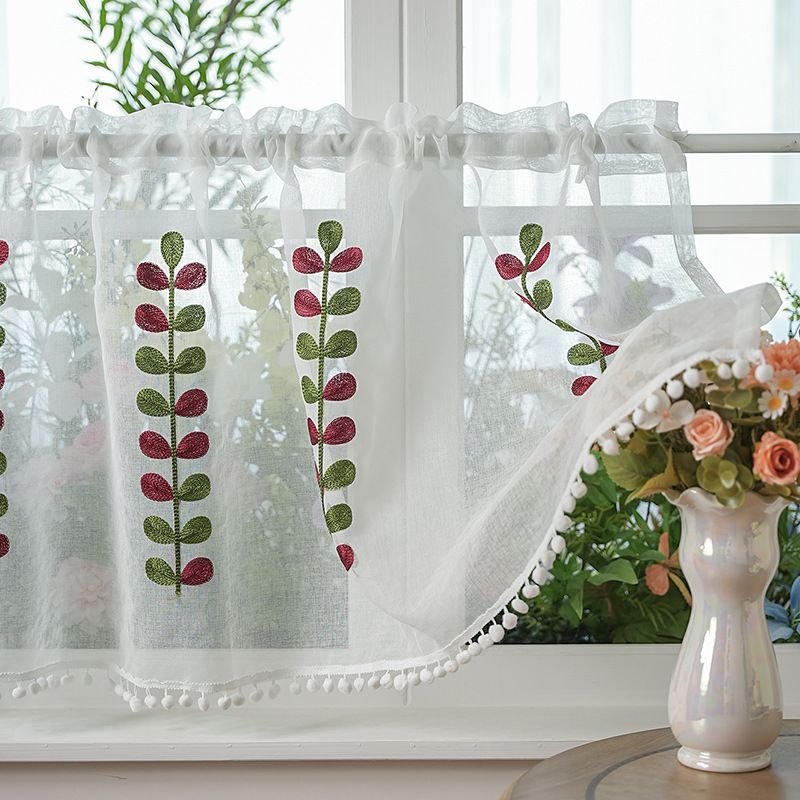 　　　 ◆◇◆売れている秘密◆◇◆ 【北欧風?ボタニカル刺繍】お部屋に優しい彩りを添える、繊細なリーフ刺繍が施されたカフェカーテンです。透け感のある軽やかなチュール生地が、窓辺をパッと明るく演出し、インテリアのような清潔感あふれる空間を作り上げます。ナチュラルなデザインで、どんなテイストのお部屋にも自然に馴染みます。 【程よい透け感と開放感】光を完全には遮断せず、柔らかな日差しを取り込みながら、外からの視線をさりげなくカットします。お部屋の明るさを保ちつつ、プライバシーを守りたい場所に最適です。圧迫感のないハーフ丈のデザインなので、狭い空間でもお部屋を広く見せる効果があり、心地よい開放感を楽しめます。 【つっぱり棒で簡単設置】上部は突っ張り棒を通すだけで簡単に取り付けられる仕様になっており、壁を傷つけたくない賃貸住宅でも安心してご使用いただけます。キッチンや洗面所、トイレなどの小窓はもちろん、収納棚の目隠しや間仕切りとしても幅広く活躍する、実用性の高いおしゃれなインテリアアイテムです。 【上質なディテールと耐久性】裾にあしらわれた可愛らしいポンポンタッセルがアクセントになり、上品で大人可愛い印象を与えます。高品質な素材を使用しており、シワになりにくく、長くご愛用いただけます。お手入れの際は優しく手洗いすることで、繊細な刺繍とタッセルの美しさを末永く保つことが可能です。 【模様替えやギフトに最適】窓辺の印象をガラリと変えてくれるため、手軽にお部屋の雰囲気を一新したい時の模様替えにぴったりです。ご自宅用はもちろん、新築祝いや引越し祝いなどのギフトとしても大変喜ばれます。コンパクトなサイズ感で使い勝手が良く、毎日の生活に彩りと癒やしをプラスしてくれる一枚です。 　　　◆◇◆注意事項◆◇◆ご覧のモニターの環境、撮影環境により実物と色味が異なって見える場合がございます。湿った状態で他のものと擦り合わせると色が移る恐れがあります。濃色品の洗濯時は、白色、淡色と分けて洗ってください。説明 【おしゃれな刺繍デザイン】【北欧風カフェカーテン】優雅なリーフ刺繍を施した、洗練された北欧スタイルのカフェカーテンです。透け感のある軽やかなレース素材が、お部屋に爽やかな風と明るい光を運びます。裾にあしらわれた可愛いポンポンがアクセントになり、窓辺を瞬時に華やかでナチュラルな雰囲気に演出します。 【程よい透け感】【目隠し効果】繊細なレース生地を使用しており、外からの視線をさりげなく遮りつつ、心地よい太陽の光を室内に取り入れます。プライバシーを守りながらも圧迫感がないため、狭いお部屋でも開放的な空間をキープできます。お部屋の明るさを保ちたいキッチンやリビングの小窓に最適です。 【取り付け簡単】【つっぱり棒対応】上部はポール通し（ロッドポケット）仕様になっているため、お手持ちのつっぱり棒やカーテンレールにサッと通すだけで簡単に設置可能です。工具不要で壁を傷つけないため、賃貸住宅の方も安心してお使いいただけます。模様替えや掃除の際の取り外しもスムーズで行えます。 【高品質な素材】【丁寧な仕上がり】柔らかく手触りの良い高品質なポリエステル生地を採用しており、シワになりにくく耐久性に優れています。丁寧な刺繍技術により、繰り返しの洗濯でもデザインが崩れにくく、長くご愛用いただけます。細部までこだわった縫製が、上質なインテリア空間を美しく作り上げます。 【多用途に活躍】【幅広いシーンに】キッチンやトイレ、収納棚の目隠し、出窓のデコレーションなど、家中のあらゆる場所で活躍します。カフェのような落ち着く空間づくりはもちろん、引っ越し祝いや新築祝いなどのギフトとしても喜ばれるアイテムです。シンプルなデザインなので、どんなインテリアスタイルにも調和します。