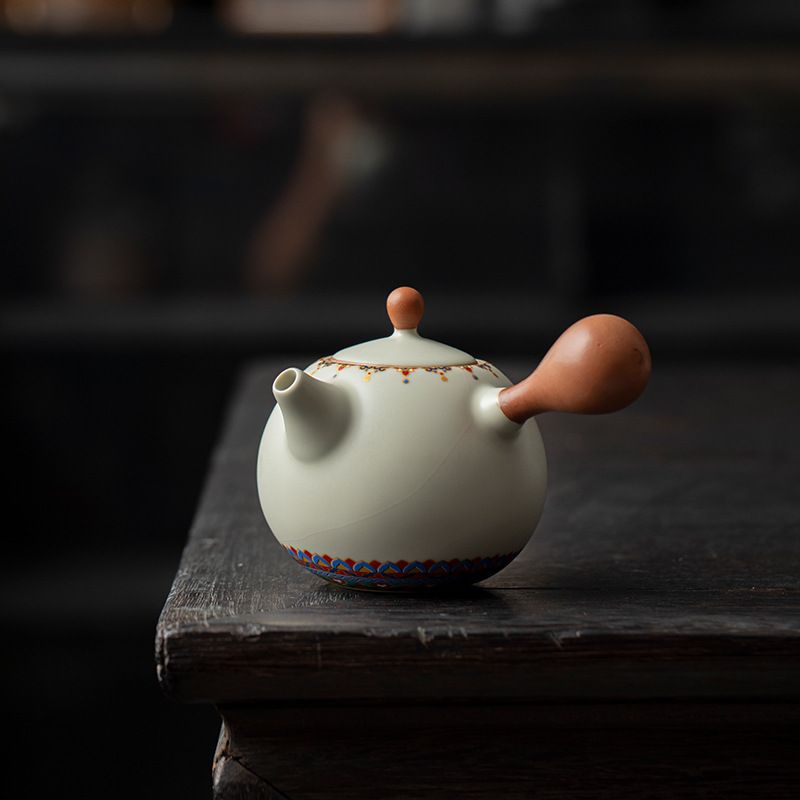 　　　 ◆◇◆売れている秘密◆◇◆ 【敦煌デザイン 汝窯茶器】古来より伝わる優美な汝窯の質感を現代風にアレンジしたこの茶器セットは、繊細な色合いとされたデザインが魅力です。食卓を彩るインテリアとしても映える佇まいは、手にするたびに心地よい安らぎをもたらし、お茶の時間を特別なひとときへと演出してくれます。 【防熱設計の工夫が施された急須】熱いお茶を淹れる際も安心な防熱蓋碗を採用したこの功夫茶具セットは、機能性を最優先に設計されています。手にしっかりと馴染む持ち手部分は熱が伝わりにくく、どなたでも快適かつ安全に本格的なお茶の抽出を楽しめるため、日常使いから来客時まで幅広くご活用いただけます。 【心安らぐ本格功夫茶体験】忙しい日常の中で、自分のために丁寧に淹れるお茶は格別です。この汝窯茶器セットは、茶葉がしっかりと開くように設計されており、香り高いお茶の味わいを引き出します。コンパクトながらも本格的な仕様で、お気に入りの茶葉を存分に楽しめる極上のリラックスタイムを提供します。 【こだわり抜いた品質と耐久性】細部まで丁寧に仕上げられた功夫茶具は、長く愛用できる優れた耐久性を備えています。釉薬の美しさが際立つ滑らかな質感は汚れが付きにくく、お手入れが非常に簡単なのも嬉しいポイント。常に清潔に保てるため、永く暮らしのパートナーとして寄り添う逸品に仕上がっています。 【贈り物に最適なギフトセット】あふれるパッケージに包まれたこの汝窯茶器は、ビジネスイベントや大切な方へのプレゼントに最適です。伝統とモダンが調和したデザインは、年代を問わず喜ばれる贈り物となります。日頃の感謝を伝える記念品として、またセンスの光るビジネスギフトとして、特別な想いを届けてくれます。 　　　◆◇◆注意事項◆◇◆ご覧のモニターの環境、撮影環境により実物と色味が異なって見える場合がございます。湿った状態で他のものと擦り合わせると色が移る恐れがあります。濃色品の洗濯時は、白色、淡色と分けて洗ってください。説明 【敦煌文創デザインの汝窯茶器】古の美学を感じさせる上品な汝窯の質感が、食卓にされた空間を演出します。細部にまでこだわった繊細な装飾は、伝統的な文化の趣を現代のライフスタイルに融合させ、視覚的にも癒しのひとときをお届けする特別な工芸品です。 【機能的な功夫茶具セット】使いやすさを追求したこの功夫茶具セットは、お茶の旨味を最大限に引き出す設計が特徴です。注ぎ口のキレが良く、一煎ごとに香りが豊かに広がるため、本格的なお茶の時間を楽しみたい方に最適で、毎日のティータイムがより贅沢なものへ変わります。 【安心の防?蓋碗（やけど防止設計）】熱いお茶を淹れる際も安心してお使いいただけるよう、持ち手や蓋の形状に工夫を凝らした防?蓋碗を採用しました。熱が伝わりにくく、手になじむ設計により、お茶を注ぐ動作の一つひとつが滑らかで、どなたでも優雅に扱える安心感があります。 【丁寧に仕上げられた茶具セット】永くご愛用いただけるよう、職人が一つひとつ丁寧に仕上げた耐久性の高い茶具セットです。汚れが落ちやすくお手入れも簡単で、日々のメンテナンスが負担になりません。使い込むほどに深い味わいが増し、大切に育てる楽しみを感じさせてくれます。 【大切な方への贈り物やビジネスギフト】されたパッケージでお届けするこの茶器は、ビジネスシーンの記念品や大切な方へのギフトとして最適です。格式高い贈り物として、周年記念や大切なお祝いの席で、受け取った方に感動と喜びをお届けする特別な贈り物となるでしょう。