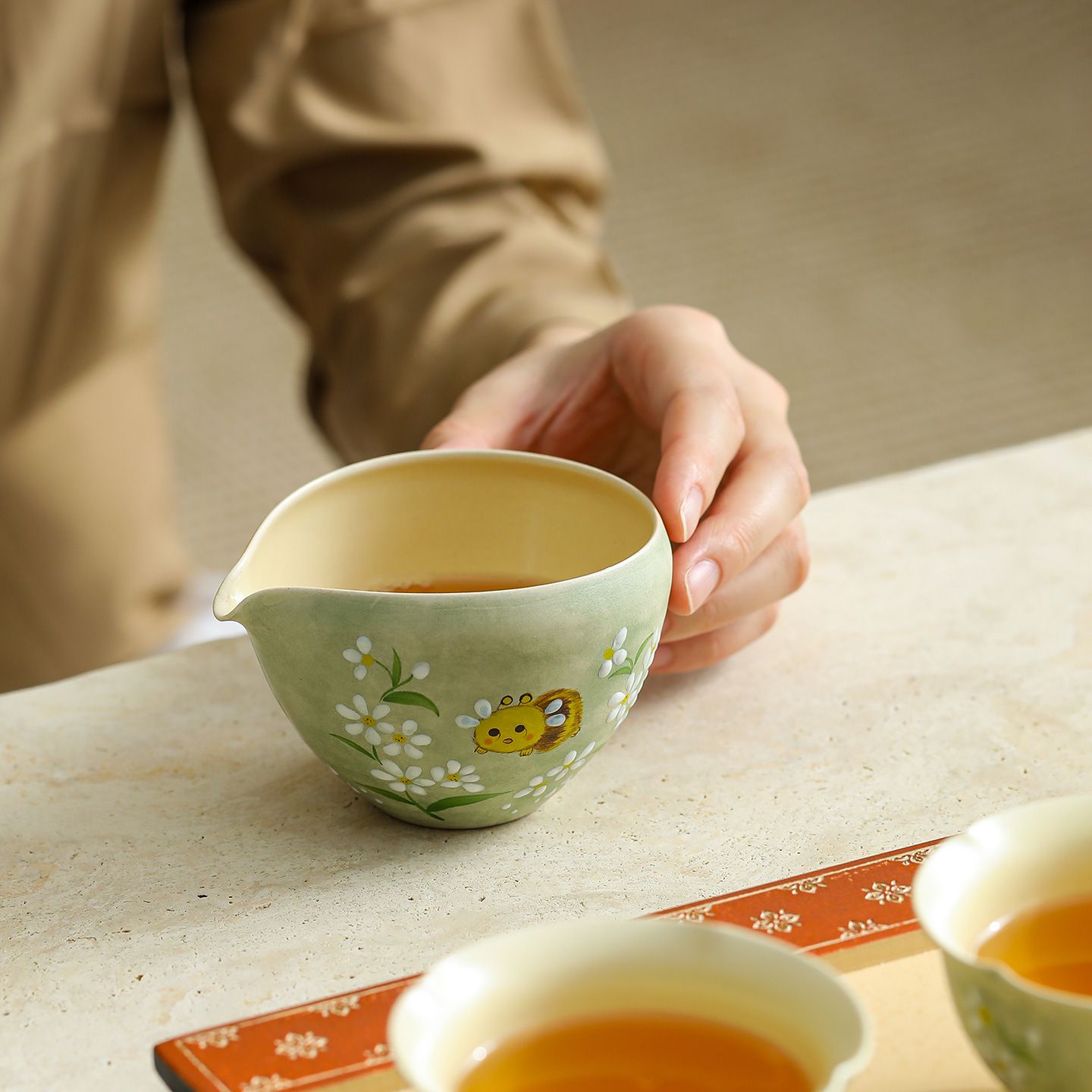 公道杯 手描き蜂 花柄 陶磁器 茶海 片口 注ぎ口付き 湯冷まし 中国茶道具 台湾茶 ...