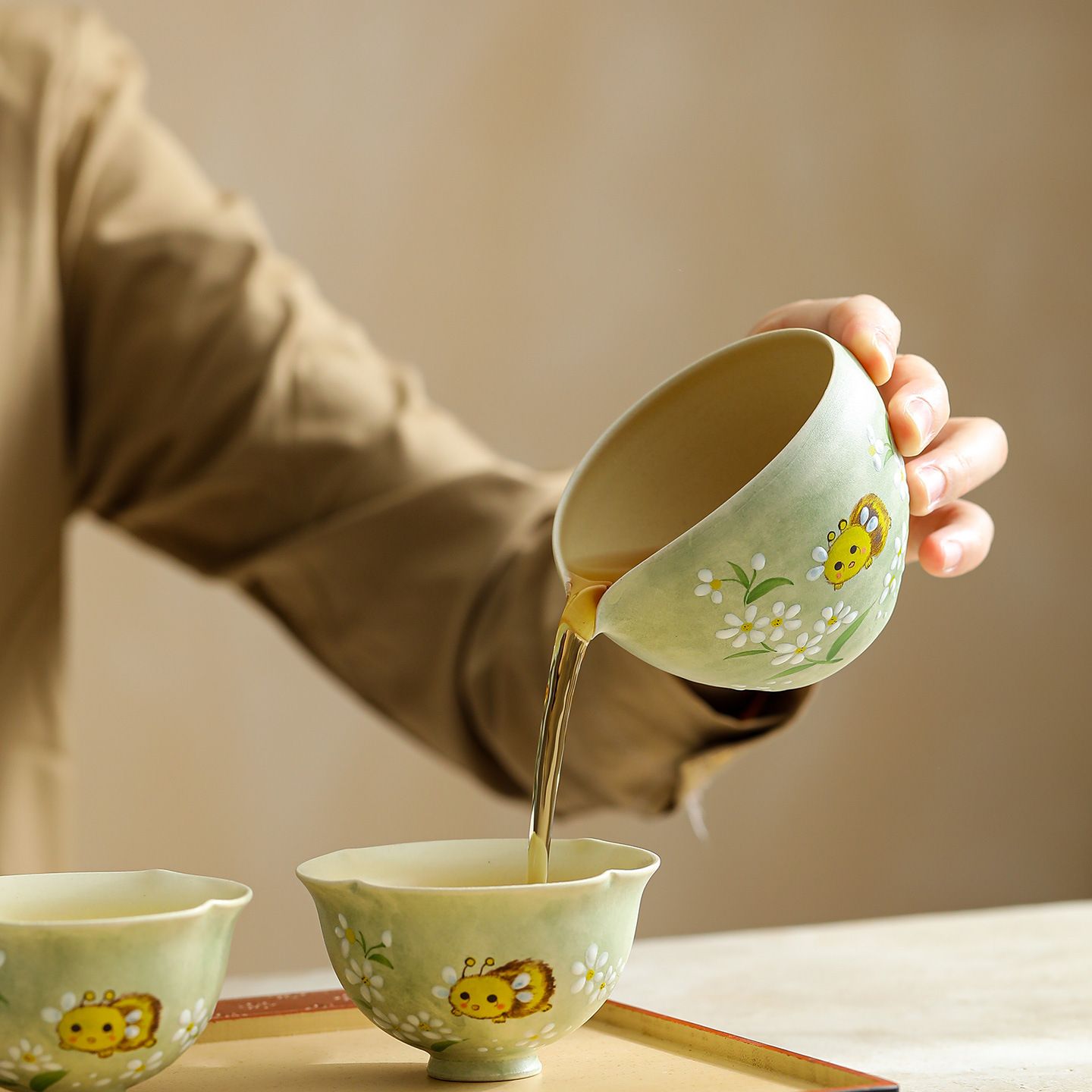 公道杯 手描き蜂 花柄 陶磁器 茶海 片口 注ぎ口付き 湯冷まし 中国茶道具 台湾茶 ...