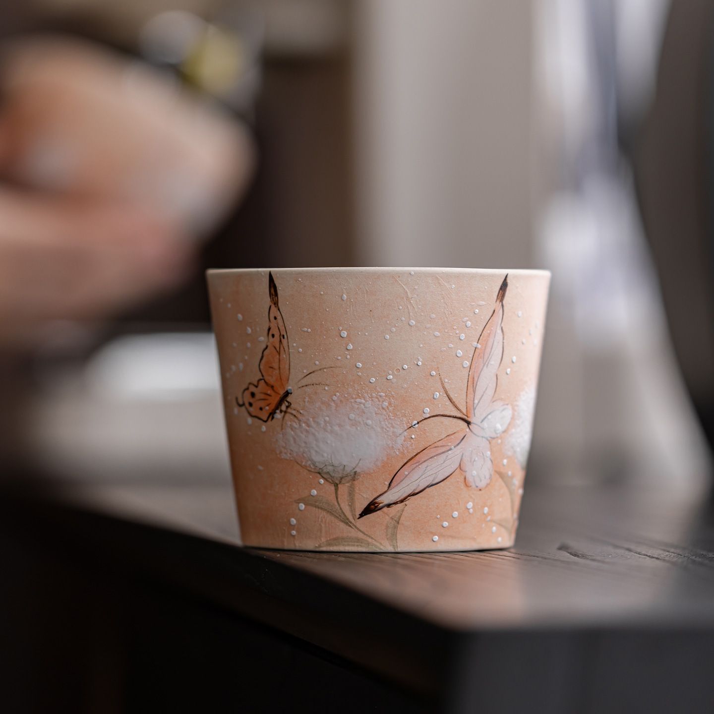 　　　 ◆◇◆売れている秘密◆◇◆ 【華やかな手描き蝶デザイン】繊細な手描きによる橙色の蝶柄が美しく咲き誇る陶器フリーカップ。温かみのある質感と品のある色合いが、日常の食卓やオフィスデスクを華やかに彩る和食器湯呑みです。上質な風合いの手描きの絵付けが、優雅なひとときを演出します。 【多用途に使える万能カップ】日本茶や中国茶を楽しむ茶器としてはもちろん、コーヒーカップやジュース、お水用のコップとしても活躍するフリーカップ。蕎麦猪口（そばちょこ）やデザートカップとしてもお使いいただける、実用性とデザイン性を兼ね備えた万能な陶器製茶器です。 【しっくり手に馴染む持ち心地】持ち手のないシンプルな形状で、手で包み込んだ時に柔らかな温もりを感じられる湯呑み茶碗。ほっと一息つきたいオフィスの休憩時間やご自宅でのティータイムに最適な湯呑みで、極上のリラックス空間をお届けします。 【優れた耐久性と滑らかな口当たり】厳選されたな陶器素材を使用し、職人の丁寧な仕上げによって作られたコップ。滑らかな口当たりとされた質感を楽しめ、汚れが落ちやすくお手入れも簡単です。毎日安心してご愛用いただける丈夫な陶器カップです。 【大切な方へのギフト?贈り物に】あふれる蝶柄デザインの湯呑み茶器は、お茶好きの方へのプレゼントや、ご家族?ご友人への誕生日祝い、父の日?母の日?敬老の日の贈り物に最適。自分へのご褒美はもちろん、特別な日の記念ギフトとしても大変喜ばれる逸品です。 　　　◆◇◆注意事項◆◇◆ご覧のモニターの環境、撮影環境により実物と色味が異なって見える場合がございます。湿った状態で他のものと擦り合わせると色が移る恐れがあります。濃色品の洗濯時は、白色、淡色と分けて洗ってください。説明 【繊細な手描きアートデザイン】温かみのあるオレンジカラーに、可憐に舞う蝶柄を描いた手描きの陶器カップです。職人の温もりが感じられる絵付けが毎日のティータイムを華やかに彩ります。和風モダンな雰囲気を備えたこのフリーカップ陶器は、置くだけでインテリアに馴染み、卓上におしゃれなアクセントを与えてくれます。 【マルチに使える万能フリーカップ】お茶はもちろん、コーヒーや紅茶、ジュースまで幅広く対応するお茶カップです。オフィスでのデスクワークや自宅でのリラックスタイムに最適な湯呑みとして活躍します。湯のみや湯飲みとしての使用はもちろん、デザートカップとしてもお使いいただける便利なマルチカップです。 【手に心地よくフィットする質感】なめらかな手触りと心地よい重みで、手に取るたびに安らぎを感じられる陶芸湯呑です。口当たりの良いフチの形状にこだわり、飲み物の美味しさを引き立てます。和茶器としても洋風の器としても違和感なく溶け込むため、毎日の水分補給がより楽しい時間に変わります。 【な陶器素材と耐久性】優しく丈夫な陶器素材を採用し、日常使いに適した耐久性を備えた湯呑みです。汚れが落ちやすくお手入れも簡単なので、毎日の食卓で気軽にお使いいただけます。丁寧な仕上げが施された茶器は、美しい手描きの質感を長く保ち、使い込むほどに愛着が湧く逸品です。 【ギフトやお祝いの品にも最適】優雅な蝶柄カップは、自分へのご褒美にはもちろん、誕生日、母の日、敬老の日などの贈り物にも喜ばれるフリーカップです。おしゃれなコップをお探しの方や、茶道具?中国茶器を嗜む方へのプレゼントにもぴったり。された佇まいで特別な日のギフトにお届けできます。