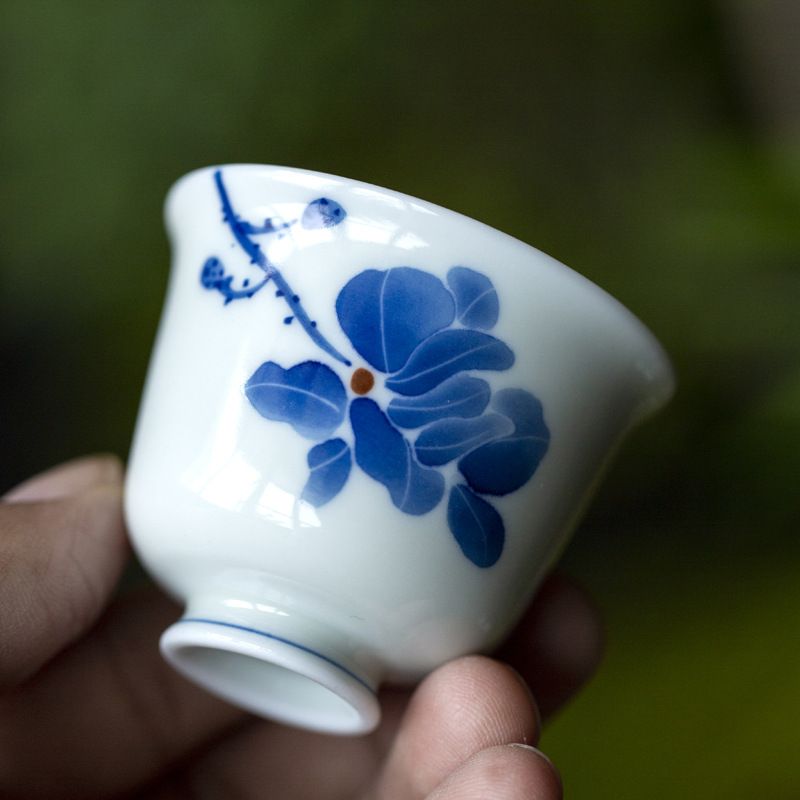 湯呑み 磁器 手描き 木蓮文様 高台付き 煎茶碗 小振り ぐい呑み お猪口 酒器 伝統...