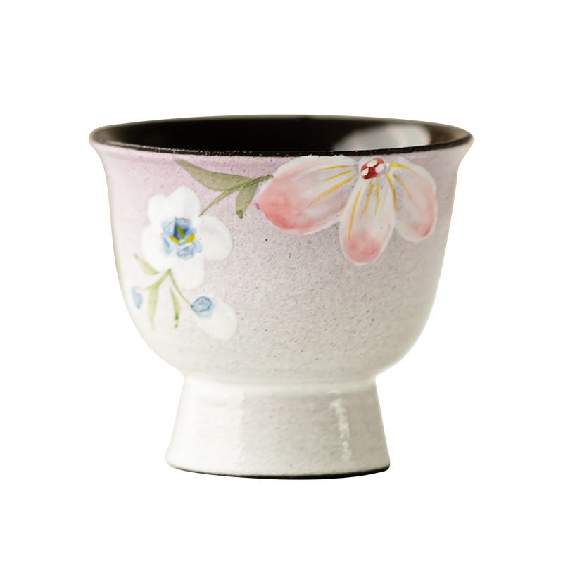 　　　 ◆◇◆売れている秘密◆◇◆ 【上品な手描き花柄デザイン】淡いピンクのグラデーションに咲く可憐な花が印象的な高台茶杯です。職人の手仕事を感じさせる陶器ならではの温かみある質感と、優美なフォルムが食卓やティータイムに華やかさを添えます。目にするたびに心が和む、女性の日常を彩る美しい陶芸茶器です。 【機能美を追求した高足設計】足元が高めに作られた高台湯呑み仕様のため、熱いお茶を注いでも指先に熱が伝わりにくく快適にお持ちいただけます。適度な深みと口広がりの形状がお茶や日本酒の豊かな香りをふわりと広げ、いつもの一杯をより贅沢な味わいへと引き立てる品茗杯です。 【至福のティータイムを演出】手のひらにすっぽり収まる絶妙なサイズ感で、日常の煎茶や中国茶はもちろん、晩酌のお猪口としても大活躍。指先にフィットする滑らかな手触りと心地よい重みがあり、家事や仕事の合間のリラックスタイムに上質な癒しのひとときをお届けするお茶カップです。 【上質な口当たりとお手入れのしやすさ】繊細に仕上げられた飲み口は唇当たりが優しく、お茶の風味を損なうことなくスムーズに楽しめます。耐久性に優れたセラミック素材を採用しており、汚れがつきにくく日々の水洗いも簡単。長く清潔にご愛用いただける実用的な和食器です。 【ギフトや来客用のおもてなしに最適】ご自宅での来客用客杯としてはもちろん、母の日や誕生日、大切な方へのプレゼントにもぴったりな陶磁器単杯です。上品で愛らしいピンクの絵付けは幅広い年齢層の女性に喜ばれ、毎日の暮らしに特別な彩りを添える心温まる贈り物になります。 　　　◆◇◆注意事項◆◇◆ご覧のモニターの環境、撮影環境により実物と色味が異なって見える場合がございます。湿った状態で他のものと擦り合わせると色が移る恐れがあります。濃色品の洗濯時は、白色、淡色と分けて洗ってください。説明 【華やかな手描き花柄デザイン】職人が心を込めて描いた淡いピンクの花模様と上品な風合いが魅力の陶器湯呑みです。柔らかく優しい色合いの和食器デザインは、テーブルに置くだけでパッと華やかな雰囲気を演出します。美しいグラデーションの手描き茶碗として、日常のティータイムをより特別なひとときに彩ります。 【高足デザインで持ちやすく快適】高台が高く設計された高足タイプの湯飲み茶碗は、熱いお茶を注いでも指先に熱が伝わりにくく、安全かつスムーズに持ち上げることができます。口当たりの良いフチの形状が日本茶や煎茶、中国茶の香りと味わいを引き立て、贅沢な飲み心地を楽しめる機能性の茶器です。 【毎日の癒やしとおもてなしに】自分専用のマイカップとしてはもちろん、大切なご来客へのおもてなし用のお茶杯としても大活躍します。手のひらに心地よく収まるコンパクトなサイズ感で、仕事の合間のリフレッシュや食後のリラックスタイムに優雅なひとときを提供します。どんなお部屋のインテリアにも自然に馴染みます。 【滑らかな質感と優れた耐久性】表面は滑らかで汚れが付きにくく、使用後の洗いやお手入れも簡単で清潔に保てます。質感豊かなセラミック素材を採用しており、日常使いでも傷がつきにくく長くご愛用いただけます。丁寧な仕上げが施された上質な湯呑み器として、された生活感を演出してくれます。 【女性へのギフトや特別な日の贈り物に】可愛らしくされた見た目で、お母様やご友人、恋人への誕生日プレゼント、母の日、結婚祝い、敬老の日などの贈り物に最適な陶器茶碗です。和風のおしゃれな食器を好む女性へのギフトとして大変喜ばれる逸品です。自分へのご褒美としてもおすすめのアイテムです。