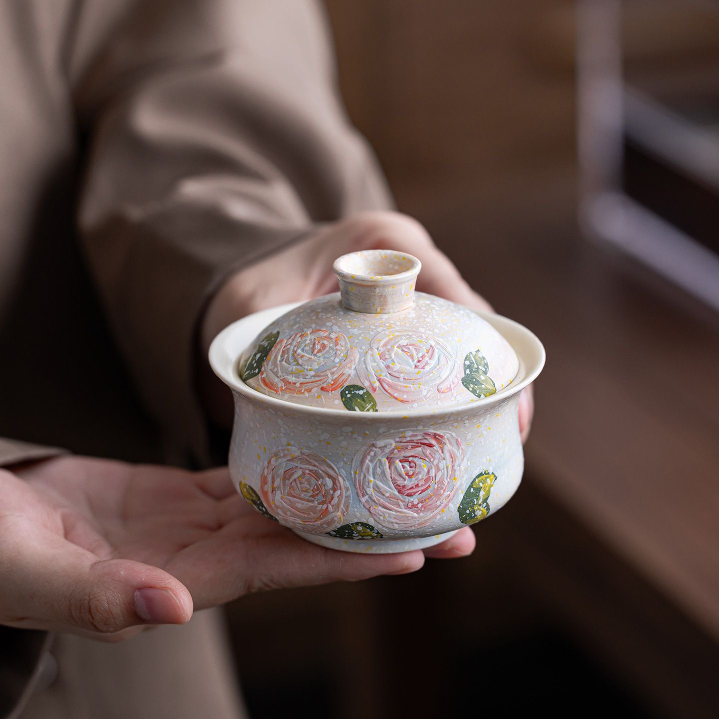 蓋碗 中国茶器 溢れる立体レリーフ薔薇モチーフ 陶器製湯呑み 手描き工芸品 持ち手...