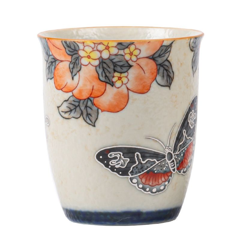 　　　 ◆◇◆売れている秘密◆◇◆ 【華やかな蝶と花の絵柄】あふれる上品な蝶と咲き誇る大輪の花模様が施された陶器湯呑みです。落ち着いた質感の表面に映える美しい彩りが、お茶の時間を華やかに演出します。和モダンな雰囲気を醸し出すこのおしゃれな茶器湯呑みは、テーブルの上で存在感を放ち、毎日の生活に彩りを添えます。 【お茶の香りを引き立てる形状】深みのあるフォルムが特徴の聞香杯?品茗杯スタイルの湯呑み茶碗です。緑茶や中国茶、紅茶の豊かな香りをしっかりと閉じ込め、一口ごとに深い味わいとアロマをお楽しみいただけます。こだわりの陶器お茶カップで、お気に入りの茶葉の魅力を余すことなく堪能できます。 【手に馴染む極上の触感】手にすっぽりと収まる心地よいサイズ感の湯のみフリーカップです。繊細な表面凹凸加工が手触りを良くし、温かいお茶を入れても滑りにくく快適に使用できます。ホッと一息つきたいリラックスタイムや、一人で静かに過ごすティータイムのマイカップ?個人専用主人杯として最適です。 【丁寧な造りと優れた耐久性】なセラミック素材を丁寧に焼き上げた丈夫な陶器カップです。内面はなめらかな仕上がりでお手入れがしやすく、茶渋がつきにくい構造になっています。毎日使う和食器湯呑みとして長くご愛用いただけるよう、ディテールまでこだわり抜かれた確かな品質をお届けします。 【特別な日のギフトや自分へのご褒美に】日常使いはもちろん、大切な方へのプレゼントにもぴったりなある湯のみ単品です。お祝い、誕生日、敬老の日、母の日、父の日のギフトとしても喜ばれます。日本茶だけでなく、あらゆるお茶に合わせやすいデザインで、お茶好きの方へ贈るこだわりの逸品です。 　　　◆◇◆注意事項◆◇◆ご覧のモニターの環境、撮影環境により実物と色味が異なって見える場合がございます。湿った状態で他のものと擦り合わせると色が移る恐れがあります。濃色品の洗濯時は、白色、淡色と分けて洗ってください。説明 【上品な蝶と花柄デザイン】された和モダンな絵柄が映える陶器 湯呑みです。繊細な銀線で描かれた蝶と色彩豊かな花々が茶席を華やかに彩り、温かみのある質感と美しい風合いがを演出します。手触りの良い質感と華やかな絵柄を備えた和食器として、普段のテーブルコーディネートに彩りを添えます。 【お茶の香りを愉しむ構造】お茶の豊かな香りと深い味わいを最大限に引き出す煎茶碗?聞香杯です。適度な深さと広口形状により、緑茶や中国茶、紅茶の淹れたての香りが心地よく広がり、お茶の美しい水色も楽しめます。ご自宅でのティータイムをワンランク上の贅沢なひとときに変えるおすすめの茶器です。 【快適な持ち心地＆口当たり】手にしっくりとなじむ絶妙なフォルムのマイカップです。程よい厚みの口元は唇に優しくフィットし、お茶を飲む一口ごとに心地よいひとときを提供します。普段使いの湯呑み茶碗としてはもちろん、仕事の合間のリフレッシュタイムにも最適な自分専用の特別な一品です。 【優れた耐久性と丁寧な仕上げ】質の高い陶磁器素材を使用し、職人のこだわりが詰まった上品な湯飲みです。汚れがつきにくく手入れも簡単で、毎日の日常使いにも耐えうる頑丈さを備えています。細部まで丁寧に仕上げられた陶器 湯呑みは、長期間ご愛用いただいても美しさと質感を保ち続けます。 【大切な方へのギフトにも最適】自分用のおしゃれな主人杯としてはもちろん、お茶好きの方へのプレゼントや敬老の日、母の日、父の日、誕生日のお祝いにも喜ばれる高級 湯呑みです。上品な雰囲気を纏ったデザインは、日常のお茶時間を特別なものにし、贈り物として感謝の気持ちを伝えるのにぴったりです。