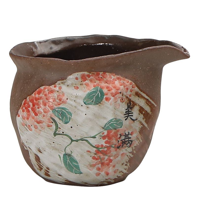　　　 ◆◇◆売れている秘密◆◇◆ 【職人技の手描きデザイン】素朴で味わい深い粗陶器の風合いを生かし、手描きで美しい花模様を施したあふれる茶海です。レトロな雰囲気を醸し出す中国茶器として、お茶の時間を優雅で上質なひとときに変えてくれます。温かみのあるレトロ茶道具は、日常のお茶席に格別な風情と彩りを添える逸品です。 【お茶の濃さを均一に整える】この公道杯（茶海）は、急須から注いだお茶の濃さと温度を均一に保ち、美味しさを最大限に引き出すための必需品です。注ぎ口は液だれしにくい形状に設計されており、中国茶や功夫茶を楽しむ際にも、最後の一滴までスムーズにカップへ注ぎ分けることができる便利な湯冷ましです。 【手に馴染む心地よい質感】素焼きのような滑らかな凹凸と自然な肌触りが特徴の陶器製分茶器です。手のひらにしっくりと収まる絶妙なフォルムで持ちやすく、使い勝手は。温かいお茶を淹れるたびに素材の温もりが伝わり、ゆったりとしたリラックスタイムを演出する使い心地の良い茶杯?茶器です。 【耐久性と実用性に優れた品質】な陶土を高温で丁寧に焼き上げた耐熱性?耐久性に優れる陶器製茶器です。しっかりとした厚みがあり、使い込むほどに独特の風合いと愛着が増していきます。お手入れも簡単で日常使いにぴったり。永くご愛用いただける本格的な茶具としてご活用いただけます。 【贈り物やインテリアにもおすすめ】上品で風情あるアンティーク風デザインは、置くだけでテーブルコーディネートをおしゃれに引き立てます。中国茶道?日本茶を愛する方へのギフトに最適な茶道具です。ご自身へのご褒美はもちろん、誕生日、敬老の日、引っ越し祝いなどの特別なプレゼントにも大変喜ばれます。 　　　◆◇◆注意事項◆◇◆ご覧のモニターの環境、撮影環境により実物と色味が異なって見える場合がございます。湿った状態で他のものと擦り合わせると色が移る恐れがあります。濃色品の洗濯時は、白色、淡色と分けて洗ってください。説明 【手作りの風合いと美しさ】素朴で温かみのある粗陶素材に、職人が心を込めて描いた手描きの絵柄が映える陶器茶海です。岩泥ならではの独特な凹凸と落ち着いた質感は、卓上に置くだけで和やかで上質な和?中式のティータイムを演出します。 【お茶の味を均一に保つ茶海】中国茶やカンフー茶を淹れる際に欠かせない公道杯として、注ぎ分けるお茶の濃さと風味を均等に整えます。計算された注ぎ口形状により、水切れが良く最後の一滴まで液だれしにくく快適に注ぎ分けることができます。 【心地よい使用感】手にしっくりと馴染む丸みのあるフォルムで、熱いお茶を注いでも持ちやすく安心設計のカンフー茶具です。毎日のリラックスタイムでの本格的な中国茶道はもちろん、日本茶の湯冷ましやドレッシング入れとしても幅広く活躍します。 【育てる楽しみと簡単なお手入れ】耐久性に優れた陶器製茶器は、お茶を淹れ重ねるほどに茶渋と馴染み、経年変化による深い味わいが楽しめます。口が広く設計されているため、使用後の水洗いやお手入れも簡単で、清潔な状態を長く保てます。 【お茶好きへのギフトに最適】縁起の良い手描きデザインが施されたレトロな中国茶器は、ご自身へのご褒美はもちろん、お茶を愛する方への誕生日プレゼントや新築祝いの贈り物にも喜ばれます。コンパクトなサイズ感で日常のティーセットに自然と調和します。