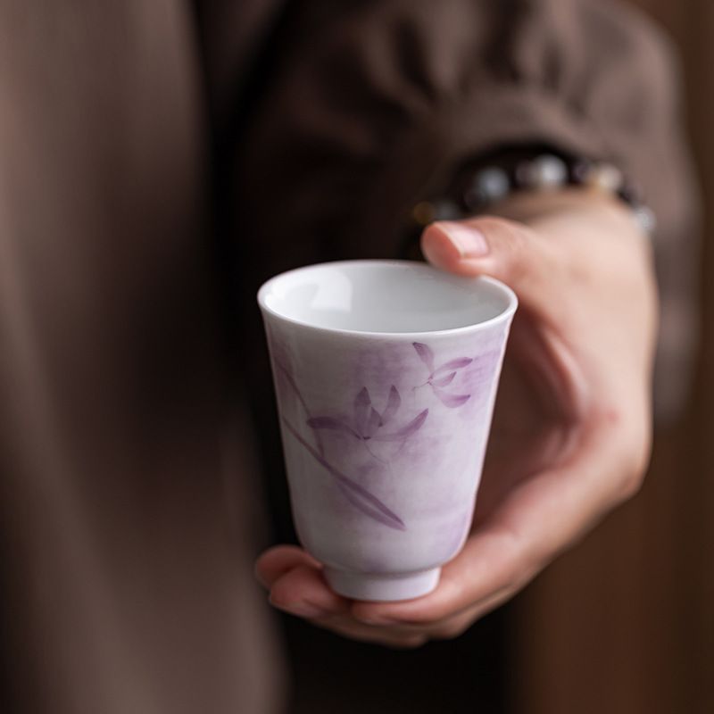 　　　 ◆◇◆売れている秘密◆◇◆ 【手描きの風合いと気品溢れるデザイン】職人が一つ一つ丁寧に描き上げた美しい紫蘭の絵柄が映える陶器製湯呑み茶碗です。品のある淡い紫色が手元を華やかに彩り、あふれる和モダンなデザインが上質な暮らしを演出します。毎日のティータイムに寄り添う自分専用のマイ茶杯として、優雅なリラックスタイムをお届けします。 【お茶の香りを引き立てる聞香杯】深さのある独特な形状が特徴の工夫茶器用聞香杯は、煎茶や中国茶、ウーロン茶の豊潤なアロマをカップの中にしっかり閉じ込め、飲む前に芳醇な香りをじっくり愉しめます。豊かな風味と深い香りを堪能できる専用の品茗杯で、本物志向の茶道を嗜むひとときをより一層贅沢な時間へと高めてくれます。 【手になじむ極上の持ち心地】女性の手のひらにも心地よく収まるコンパクトなお茶カップです。口当たりの良い滑らかな飲み口により、お茶本来の旨味を優しく口元へ運んでくれます。デスクワークの合間のリフレッシュや食後のくつろぎタイムに最適で、日常のティータイムをより快適にアップデートするマイカップです。 【な陶器と滑らかな質感】滑らかな釉薬を施したなセラミック製の茶器単杯は、茶渋がつきにくく、洗うのも簡単で清潔に保てます。耐久性に優れており、繰り返しの使用でも美しい発色が長持ちします。細部までこだわり抜いた丁寧な仕上がりで、普段使いから来客用まで長くご愛用いただける信頼のおしゃれな茶具です。 【大切な方への贈り物やご褒美に】上品でされたデザインの和風フリーカップは、自分へのご褒美はもちろん、母の日や誕生日、敬老の日などのプレゼントにも最適です。お茶好きの女性へのギフトや、のあるマスターカップをお探しの方にぴったりの逸品です。手作りの温かみを感じる特別な煎茶碗で感謝の気持ちを届けましょう。 　　　◆◇◆注意事項◆◇◆ご覧のモニターの環境、撮影環境により実物と色味が異なって見える場合がございます。湿った状態で他のものと擦り合わせると色が移る恐れがあります。濃色品の洗濯時は、白色、淡色と分けて洗ってください。説明 【手描きの風合いと優美なデザイン】淡く幻想的な暮紫の蘭が丁寧に手描きされた上品な品茗杯です。繊細な白磁の質感と優しいグラデーションが美しく調和し、テーブルに置くだけで優雅な空間を演出します。毎日のティータイムに穏やかな安らぎとされた華やかさを添える、こだわりの茶器です。 【香りを極める聞香杯の機能美】縦長のフォルム設計により、茶葉本来の豊かな香りを杯の中にしっかり閉じ込め、立ち上る奥深い香気をじっくりと愉しめる功夫茶具です。烏龍茶やプーアル茶など本格的な中国茶はもちろん、日本茶の繊細な風味も引き立て、格別な味わいへと導きます。 【手に優しく馴染む心地よい使用感】女性の手にもすっと心地よくフィットする絶妙なサイズ感で、持つたびに優しい温もりが伝わる個人杯です。滑らかな口当たりで口元に自然に寄り添い、一口ごとに広がるお茶の余韻を堪能できます。忙しい日々の合間に自分を癒すリラックスタイムを叶えます。 【上質な仕上がりとお手入れのしやすさ】な陶磁器素材を丹念に焼き上げ、滑らかな釉薬仕上げにより汚れや茶渋がつきにくい仕様です。毎日愛用する主人杯として頼もしい耐久性を備え、使用後のお手入れも簡単で清潔に保てるため、日常使いから特別な席まで快適にご愛用いただけます。 【心に残る贈り物や自分へのご褒美に】上品で落ち着きのある佇まいは、お茶を嗜む方や大人の女性への誕生日プレゼント、母の日などの特別なギフトにも大変喜ばれます。自分専用の特別な茶杯として日常を豊かに彩るだけでなく、来客時のおもてなしにも映えるあふれる逸品です。