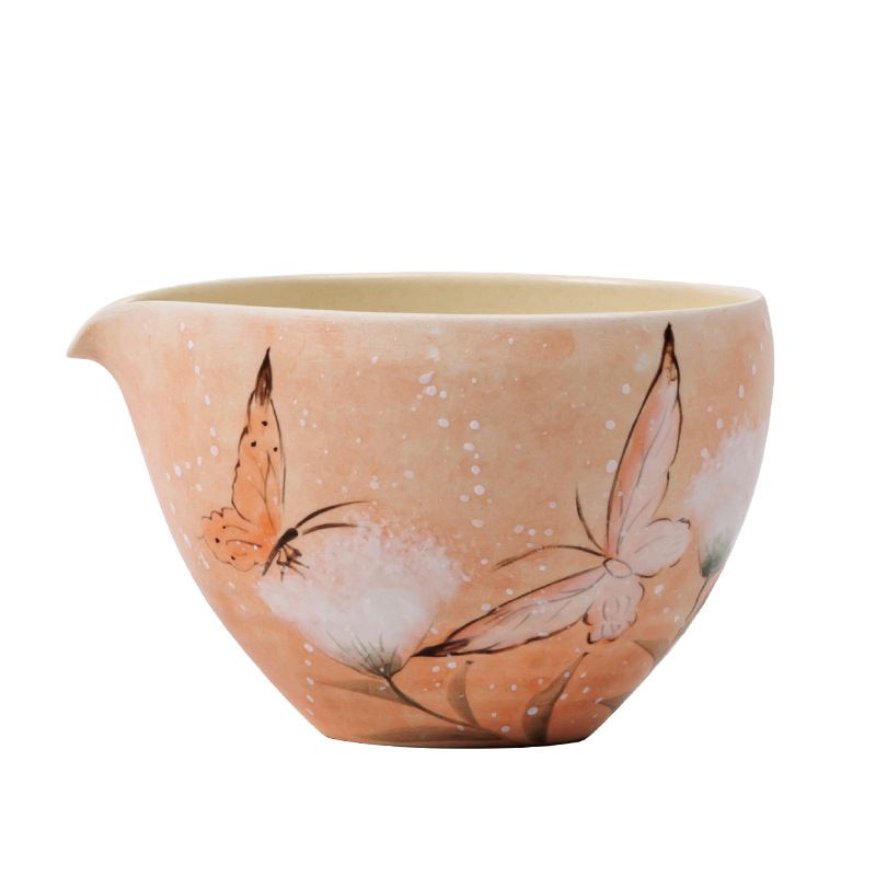 　　　 ◆◇◆売れている秘密◆◇◆ 【華やかな手描きデザイン】温かみのあるオレンジカラーに繊細な蝶の絵柄を描いた手描き陶器茶海です。職人の手仕事による優美な蝶のデザインと温もりのある陶芸ピッチャーの風合いが、お茶席を華やかに彩ります。テーブルに置くだけで映える美しい中国茶茶器として、毎日の中国茶や日本茶の時間をより特別なひとときに演出します。 【まろやかで均一な味わい】お茶の濃さを一定に保つ公道杯として、抽出したお茶を一度受けて均一に混ぜ合わせることができます。キレの良い注ぎ口を備えた陶器製湯冷ましピッチャーのため、最後の一滴まで垂れることなく静かに注げます。お茶本来の香りと味わいを引き出し、本格的な茶道体験をご自宅で手軽にお楽しみいただけます。 【手に馴染む心地よい使用感】手に優しくフィットする素朴で上品な質感のセラミック茶海です。お湯の熱さが手に伝わりにくく、程よい重厚感で安定した注ぎ心地を実現します。一人でゆったり過ごすティータイムはもちろん、来客時のおもてなしにも活躍する万能な茶道具パーツとして、優雅で穏やかな和みの時間を提供いたします。 【された伝統工芸品質】な陶土を丁寧に焼き上げた陶器製茶器は、耐久性に優れ長期間ご愛用いただけます。滑らかな表面加工により、茶渋が付きにくくお手入れも非常に簡単です。日常使いの茶道具アクセサリーとして最適で、使い込むほどに愛着が湧く味わい深いセラミック製公道杯の質感をお楽しみいただけます。 【贈り物やコレクションに最適】オリジナリティ溢れる手描きの蝶デザイン茶具は、茶道を嗜む方へのプレゼントや自分へのご褒美にぴったりです。新築祝い、母の日、敬老の日などのギフトとしても大変喜ばれる中国茶具茶海です。インテリアとしても映えるデザインで、上質なライフスタイルを彩る素敵な逸品をお届けします。 　　　◆◇◆注意事項◆◇◆ご覧のモニターの環境、撮影環境により実物と色味が異なって見える場合がございます。湿った状態で他のものと擦り合わせると色が移る恐れがあります。濃色品の洗濯時は、白色、淡色と分けて洗ってください。説明 【された手描きの蝶デザイン】ぬくもりを感じるオレンジカラーの陶器に、職人がひとつひとつ丁寧に描いた蝶の絵柄が映える美しい茶海です。上品な素焼き風の質感と和モダンな雰囲気が融合し、お茶を淹れるひとときを華やかに演出します。置くだけでテーブルコーディネートがおしゃれに決まるこだわりのおしゃれ茶器です。 【お茶の濃さを均一に保つ茶海】急須から注いだお茶の濃さと味わいを一定に整える公道杯?分茶器として大活躍します。水切れが良い計算された注ぎ口設計により、液だれしにくくスムーズに湯呑みや茶杯へ注ぐことが可能です。中国茶や日本茶、煎茶など様々な茶葉の美味しさを極限まで引き出します。 【手に馴染む心地よい使用感】程よいサイズ感と滑らかな手触りで、女性の手にも収まりやすく持ちやすい陶芸片口ピッチャーです。毎日のティータイムはもちろん、来客時のおもてなしにもぴったり。注ぐ所作までも美しく見せてくれる絶妙なフォルムで、リラックスした至福のお茶時間を叶えてくれます。 【上質な陶器素材と優れた耐久性】な陶工素材を使用し、耐熱性に優れ、温かいお茶も安心して注げる丈夫な茶具配件です。内側は汚れが付きにくく、使用後の洗浄もカンタンで衛生的に保てます。細部まで丁寧に仕上げられた頑丈なつくりで、長くご愛用いただける贅沢な逸品茶器です。 【大切な方へのギフトにも最適】自分用にはもちろん、お茶を愛するご家族や友人への誕生日プレゼント、敬老の日、新築祝いなどの贈り物としても大変喜ばれる茶器セットのアイテムです。本格的な中国茶道を楽しむ方から、日常の和茶器として使いたい方まで幅広くお使いいただける便利な茶海です。